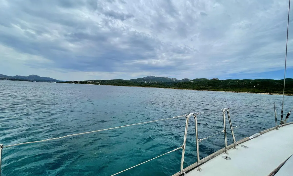Cala Razza di Giunco: {"base": "en", "no": "Utsikt over kystlinjen med marinaen i Portisco til venstre.", "se": "Utsikt \u00f6ver kusten med marinan i Portisco till v\u00e4nster.", "en": "View on the coastline with the marina of Portisco on the left.", "da": "Udsigt over kystlinjen med marinaen i Portisco til venstre.", "fr": "Vue sur le littoral avec la marina de Portisco sur la gauche.", "de": "Blick auf die K\u00fcste mit der Marina von Portisco auf der linken Seite.", "es": "Vista de la costa con la marina de Portisco a la izquierda.", "it": "Vista sulla costa con il porto turistico di Portisco a sinistra.", "pt": "Vista da linha costeira com a marina de Portisco \u00e0 esquerda.", "nl": "Uitzicht op de kustlijn met de jachthaven van Portisco aan de linkerkant.", "pl": "Widok na lini\u0119 brzegow\u0105 z marin\u0105 Portisco po lewej stronie.", "uk": "\u0412\u0438\u0434 \u043d\u0430 \u0443\u0437\u0431\u0435\u0440\u0435\u0436\u0436\u044f \u0437 \u043c\u0430\u0440\u0456\u043d\u043e\u044e \u041f\u043e\u0440\u0442\u0456\u0441\u043a\u043e \u0437\u043b\u0456\u0432\u0430.", "ro": "Vedere asupra liniei \u021b\u0103rmului cu marina din Portisco pe st\u00e2nga.", "tr": "K\u0131y\u0131 \u015feridine ve sol tarafta Portisco marinaya bak\u0131\u015f.", "el": "\u0398\u03ad\u03b1 \u03c3\u03c4\u03b7\u03bd \u03b1\u03ba\u03c4\u03bf\u03b3\u03c1\u03b1\u03bc\u03bc\u03ae \u03bc\u03b5 \u03c4\u03b7 \u03bc\u03b1\u03c1\u03af\u03bd\u03b1 \u03c4\u03bf\u03c5 \u03a0\u03bf\u03c1\u03c4\u03af\u03c3\u03ba\u03bf \u03c3\u03c4\u03b1 \u03b1\u03c1\u03b9\u03c3\u03c4\u03b5\u03c1\u03ac.", "cs": "Pohled na pob\u0159e\u017e\u00ed s marinou Portisco vlevo.", "hu": "Kil\u00e1t\u00e1s a partvonalra, balra a Portisco kik\u00f6t\u0151j\u00e9vel.", "fi": "N\u00e4kym\u00e4 rannikolle, jossa Portiscon venesatama vasemmalla.", "bg": "\u0418\u0437\u0433\u043b\u0435\u0434 \u043a\u044a\u043c \u0431\u0440\u0435\u0433\u043e\u0432\u0430\u0442\u0430 \u043b\u0438\u043d\u0438\u044f \u0441 \u043c\u0430\u0440\u0438\u043d\u0430\u0442\u0430 \u043d\u0430 \u041f\u043e\u0440\u0442\u0438\u0441\u043a\u043e \u0432\u043b\u044f\u0432\u043e.", "sr": "Pogled na obalu sa marinom Portisko na levoj strani.", "et": "Vaade rannikule, kus vasakul pool on Portisco jahisadam.", "lv": "Skats uz piekrasti ar Portisko jahtu ostu kreisaj\u0101 pus\u0113.", "lt": "Vaizdas \u012f pakrant\u0119 su Portisco prieplauka kair\u0117je."}