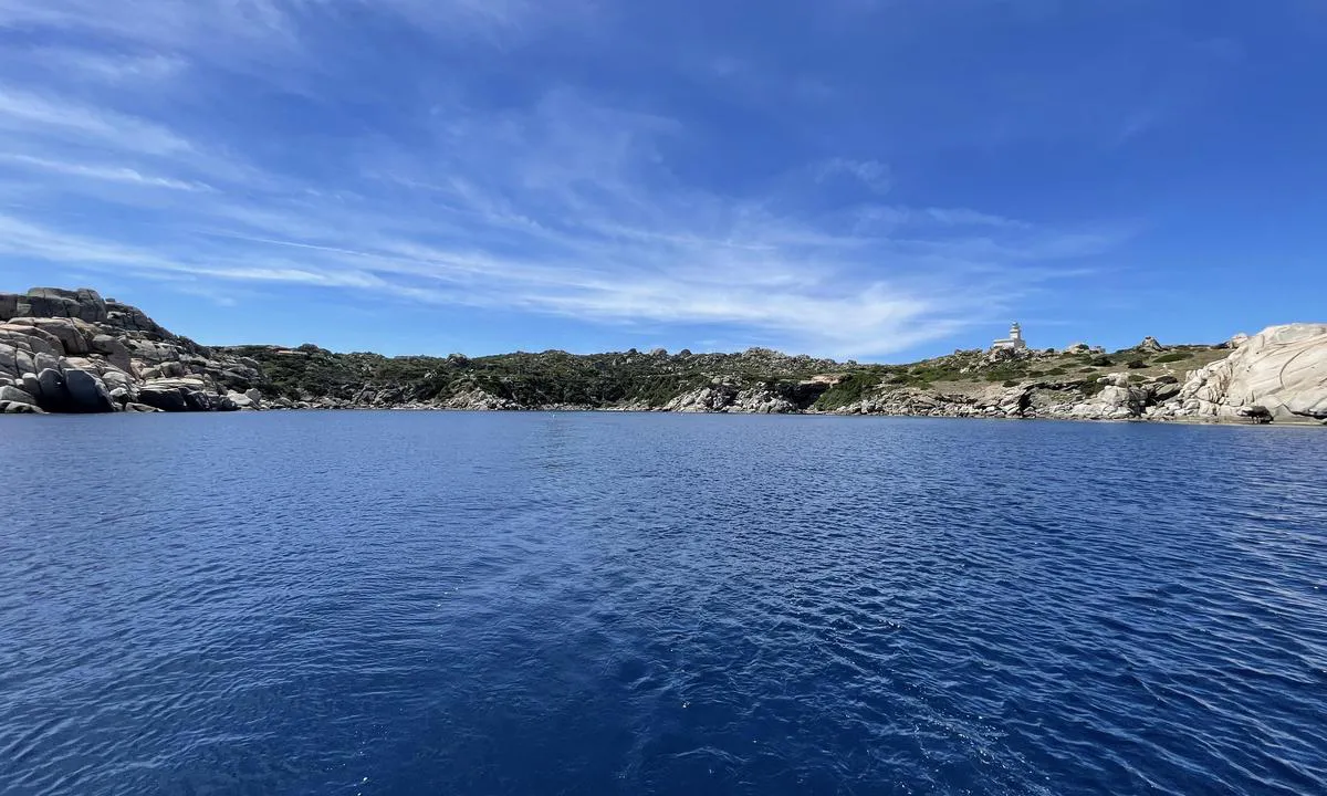 {"base": "en", "no": "Cala Spinosa, to restauranter p\u00e5 toppen som er tilgjengelige via to ruter med trapper.", "se": "Cala Spinosa, tv\u00e5 restauranger p\u00e5 toppen tillg\u00e4ngliga via tv\u00e5 rutter med trappor.", "en": "Cala Spinosa, two restaurants on top accessible via two routes with stairs.", "da": "Cala Spinosa, to restauranter p\u00e5 toppen tilg\u00e6ngelige via to ruter med trapper.", "fr": "Cala Spinosa, deux restaurants au sommet accessibles par deux itin\u00e9raires avec des escaliers.", "de": "Cala Spinosa, zwei Restaurants oben, erreichbar \u00fcber zwei Routen mit Treppen.", "es": "Cala Spinosa, dos restaurantes en la cima accesibles por dos rutas con escaleras.", "it": "Cala Spinosa, due ristoranti in cima accessibili tramite due percorsi con scale.", "pt": "Cala Spinosa, dois restaurantes no topo acess\u00edveis por duas rotas com escadas.", "nl": "Cala Spinosa, twee restaurants bovenop bereikbaar via twee routes met trappen.", "pl": "Cala Spinosa, dwie restauracje na szczycie dost\u0119pne dwoma trasami ze schodami.", "uk": "\u041a\u0430\u043b\u0430 \u0421\u043f\u0456\u043d\u043e\u0437\u0430, \u0434\u0432\u0430 \u0440\u0435\u0441\u0442\u043e\u0440\u0430\u043d\u0438 \u043d\u0430 \u0432\u0435\u0440\u0448\u0438\u043d\u0456, \u0434\u043e\u0441\u0442\u0443\u043f\u043d\u0456 \u0434\u0432\u043e\u043c\u0430 \u043c\u0430\u0440\u0448\u0440\u0443\u0442\u0430\u043c\u0438 \u0437\u0456 \u0441\u0445\u043e\u0434\u0430\u043c\u0438.", "ro": "Cala Spinosa, dou\u0103 restaurante \u00een v\u00e2rf accesibile prin dou\u0103 rute cu sc\u0103ri.", "tr": "Cala Spinosa, iki restoran ile yukar\u0131da bulunuyor ve iki merdivenli yolla eri\u015filebilir.", "el": "Cala Spinosa, \u03b4\u03cd\u03bf \u03b5\u03c3\u03c4\u03b9\u03b1\u03c4\u03cc\u03c1\u03b9\u03b1 \u03c3\u03c4\u03b7\u03bd \u03ba\u03bf\u03c1\u03c5\u03c6\u03ae \u03c0\u03c1\u03bf\u03c3\u03b2\u03ac\u03c3\u03b9\u03bc\u03b1 \u03bc\u03ad\u03c3\u03c9 \u03b4\u03cd\u03bf \u03b4\u03b9\u03b1\u03b4\u03c1\u03bf\u03bc\u03ce\u03bd \u03bc\u03b5 \u03c3\u03ba\u03ac\u03bb\u03b5\u03c2.", "cs": "Cala Spinosa, dv\u011b restaurace naho\u0159e p\u0159\u00edstupn\u00e9 dv\u011bma cestami se schody.", "hu": "Cala Spinosa, k\u00e9t \u00e9tterem a tetej\u00e9n, amelyek k\u00e9t \u00fatvonalon l\u00e9pcs\u0151k\u00f6n kereszt\u00fcl \u00e9rhet\u0151k el.", "fi": "Cala Spinosa, kaksi ravintolaa ylh\u00e4\u00e4ll\u00e4, kuljettavissa kahta reitti\u00e4, joissa portaat.", "bg": "\u041a\u0430\u043b\u0430 \u0421\u043f\u0438\u043d\u043e\u0437\u0430, \u0434\u0432\u0430 \u0440\u0435\u0441\u0442\u043e\u0440\u0430\u043d\u0442\u0430 \u043d\u0430 \u0432\u044a\u0440\u0445\u0430, \u0434\u043e\u0441\u0442\u044a\u043f\u043d\u0438 \u0447\u0440\u0435\u0437 \u0434\u0432\u0430 \u043c\u0430\u0440\u0448\u0440\u0443\u0442\u0430 \u0441\u044a\u0441 \u0441\u0442\u044a\u043b\u0431\u0438.", "sr": "Cala Spinosa, dva restorana na vrhu dostupna putem dve staze sa stepenicama.", "et": "Cala Spinosa, kaks restorani \u00fclal, ligip\u00e4\u00e4setavad m\u00f6\u00f6da kahte trepiga teed.", "lv": "Cala Spinosa, divi restor\u0101ni aug\u0161pus\u0113, pieejami, izmantojot divus ce\u013cus ar k\u0101pn\u0113m.", "lt": "Cala Spinosa, du restoranai vir\u0161uje, pasiekiami dviem mar\u0161rutais su laiptais."}