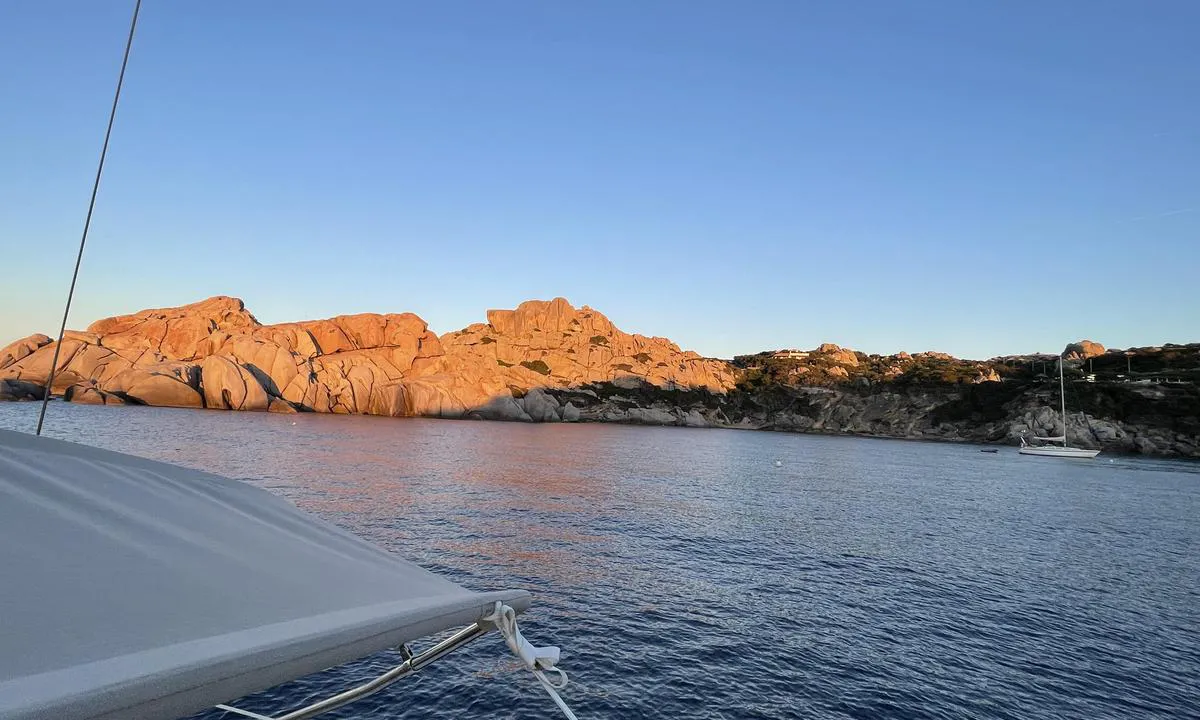 Cala Spinosa: {"base": "en", "no": "Dette er tatt fra en av de ytre fort\u00f8yningsb\u00f8yene. Det er 8 av dem. Ankring strengt forbudt.", "se": "Detta \u00e4r taget fr\u00e5n en av de yttre f\u00f6rt\u00f6jningsbojarna. Det finns 8 av dem. Ankring strikt f\u00f6rbjuden.", "en": "This is taken from one of the outer mooring buoy. There are 8 of them. Anchoring strictly forbidden.", "da": "Dette er taget fra en af de yderste ankerb\u00f8jer. Der er 8 af dem. Ankring strengt forbudt.", "fr": "Ceci est pris d'une des bou\u00e9es de mouillage ext\u00e9rieures. Il y en a 8. Ancrage strictement interdit.", "de": "Dies ist von einer der \u00e4u\u00dferen Mooringbojen entnommen. Es gibt 8 davon. Ankern streng verboten.", "es": "Esto est\u00e1 tomado de una de las boyas de amarre exteriores. Hay 8 de ellas. Anclar estrictamente prohibido.", "it": "Questo \u00e8 preso da una delle boe di ormeggio esterne. Ce ne sono 8. Ancoraggio strettamente vietato.", "pt": "Isto \u00e9 tirado de uma das boias de amarra\u00e7\u00e3o externas. Existem 8 delas. Ancoragem estritamente proibida.", "nl": "Dit is genomen vanaf een van de buitenste afmeerboeien. Er zijn er 8. Ankeren ten strengste verboden.", "pl": "To jest wzi\u0119te z jednej z zewn\u0119trznych boi cumowniczych. Jest ich 8. Kotwiczenie surowo zabronione.", "uk": "\u0426\u0435 \u0432\u0437\u044f\u0442\u043e \u0437 \u043e\u0434\u043d\u043e\u0433\u043e \u0437 \u0437\u043e\u0432\u043d\u0456\u0448\u043d\u0456\u0445 \u0448\u0432\u0430\u0440\u0442\u043e\u0432\u0438\u0445 \u0431\u0443\u0439\u043a\u0456\u0432. \u0407\u0445 \u043d\u0430\u043b\u0456\u0447\u0443\u0454\u0442\u044c\u0441\u044f 8. \u0421\u0442\u043e\u044f\u043d\u043a\u0430 \u043d\u0430 \u044f\u043a\u043e\u0440\u0456 \u0441\u0443\u0432\u043e\u0440\u043e \u0437\u0430\u0431\u043e\u0440\u043e\u043d\u0435\u043d\u0430.", "ro": "Acesta este luat de la unul dintre balizele de ancorare exterioare. Sunt 8 dintre ele. Ancorarea este strict interzis\u0103.", "tr": "Bu, d\u0131\u015f \u015famand\u0131ralardan birinden al\u0131nm\u0131\u015ft\u0131r. Bunlardan 8 tane var. Demirleme kesinlikle yasakt\u0131r.", "el": "\u0391\u03c5\u03c4\u03cc \u03c0\u03c1\u03bf\u03ad\u03c1\u03c7\u03b5\u03c4\u03b1\u03b9 \u03b1\u03c0\u03cc \u03ad\u03bd\u03b1 \u03b1\u03c0\u03cc \u03c4\u03b1 \u03b5\u03be\u03c9\u03c4\u03b5\u03c1\u03b9\u03ba\u03ac \u03b1\u03b3\u03ba\u03c5\u03c1\u03bf\u03b2\u03cc\u03bb\u03b9\u03b1. \u03a5\u03c0\u03ac\u03c1\u03c7\u03bf\u03c5\u03bd 8 \u03b1\u03c0\u03cc \u03b1\u03c5\u03c4\u03ac. \u0391\u03b3\u03ba\u03c5\u03c1\u03bf\u03b2\u03bf\u03bb\u03af\u03b1 \u03b1\u03c5\u03c3\u03c4\u03b7\u03c1\u03ac \u03b1\u03c0\u03b1\u03b3\u03bf\u03c1\u03b5\u03c5\u03bc\u03ad\u03bd\u03b7.", "cs": "Toto je z jedn\u00e9 z vn\u011bj\u0161\u00edch kotevn\u00edch b\u00f3j\u00ed. Jsou jich 8. Kotven\u00ed je p\u0159\u00edsn\u011b zak\u00e1z\u00e1no.", "hu": "Ez az egyik k\u00fcls\u0151 kik\u00f6t\u0151 b\u00f3j\u00e1b\u00f3l sz\u00e1rmazik. 8 van bel\u0151l\u00fck. Horgonyz\u00e1s szigor\u00faan tilos.", "fi": "T\u00e4m\u00e4 on otettu yhdelt\u00e4 ulommista poijuista. Niit\u00e4 on kahdeksan. Ankkurointi ehdottomasti kielletty.", "bg": "\u0422\u043e\u0432\u0430 \u0435 \u0432\u0437\u0435\u0442\u043e \u043e\u0442 \u0435\u0434\u043d\u0430 \u043e\u0442 \u0432\u044a\u043d\u0448\u043d\u0438\u0442\u0435 \u0448\u0432\u0430\u0440\u0442\u043e\u0432\u0438 \u0431\u0443\u0439\u043e\u0432\u0435. \u0418\u043c\u0430 \u043e\u0431\u0449\u043e 8 \u0442\u0430\u043a\u0438\u0432\u0430. \u0417\u0430\u043a\u043e\u0442\u0432\u044f\u043d\u0435\u0442\u043e \u0441\u0442\u0440\u043e\u0433\u043e \u0437\u0430\u0431\u0440\u0430\u043d\u0435\u043d\u043e.", "sr": "Ovo je preuzeto sa jednog od spolja\u0161njih privezi\u0161ta. Ima ih 8. Sidrenje strogo zabranjeno.", "et": "See on v\u00f5etud \u00fchelt v\u00e4lis-moorimispoilt. Neid on kokku 8. Ankru heitmine rangelt keelatud.", "lv": "Tas ir \u0146emts no viena no \u0101r\u0113jiem enkura bojiem. To ir asto\u0146i. Enkuroties stingri aizliegts.", "lt": "\u0160is paimtas nuo vieno i\u0161 i\u0161orini\u0173 \u0161vartavimosi boj\u0173. J\u0173 yra 8. Inkaravimas grie\u017etai draud\u017eiamas."}