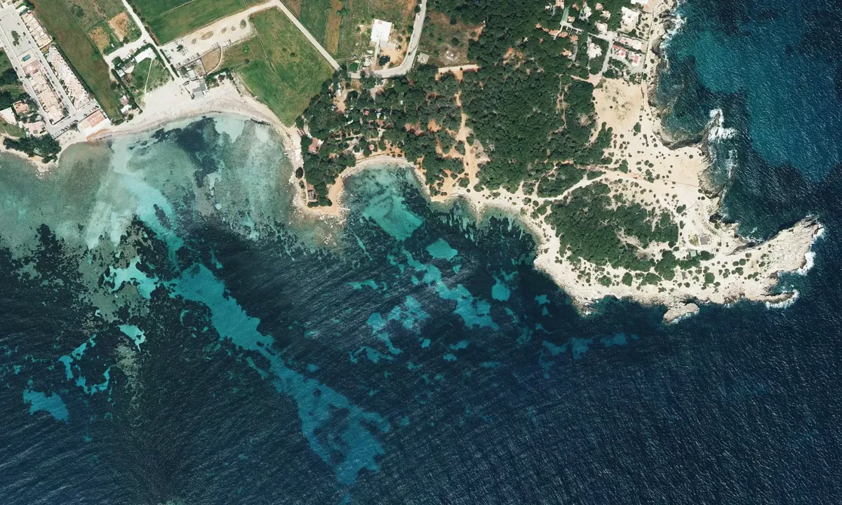 Flyfoto av Caló des Gat