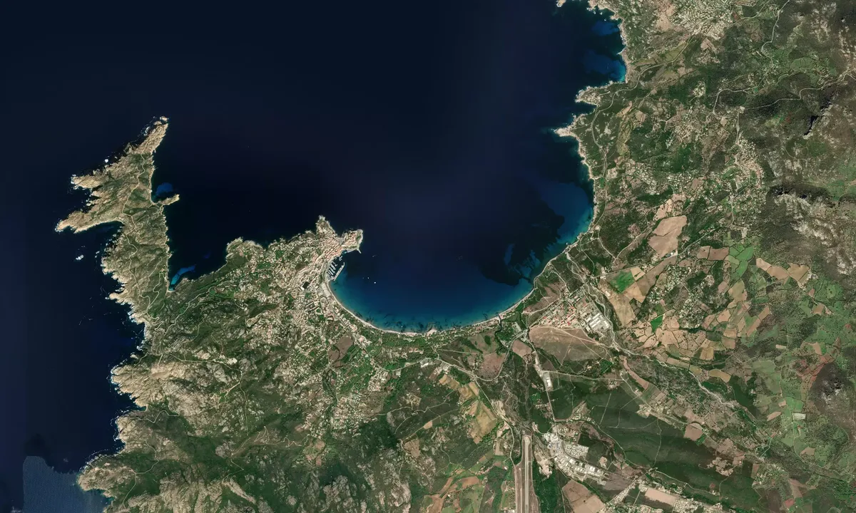 Flyfoto av Calvi Bay