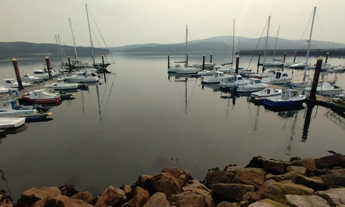 Camarinas Marina: {"base": "en", "no": "Marinaen har tre flytebrygger, med \u00abfingre\u00bb.", "se": "Marinan har tre flytande pontoner, med \"fingrar\".", "en": "Marina has three floating pontoons, with \"fingers\".", "da": "Marinaen har tre flydende pontoner med \"fingre\".", "fr": "La marina dispose de trois pontons flottants, avec des \u00ab doigts \u00bb.", "de": "Die Marina verf\u00fcgt \u00fcber drei schwimmende Pontons mit \"Fingern\".", "es": "El puerto deportivo tiene tres pantalanes flotantes, con pantalanes tipo 'finger'.", "it": "Il porto turistico dispone di tre pontili galleggianti, con <em>fingers</em>.", "pt": "A marina tem tr\u00eas pont\u00f5es flutuantes, com \"dedos\".", "nl": "De jachthaven heeft drie drijvende pontons, uitgerust met 'fingers'.", "pl": "Marina ma trzy p\u0142ywaj\u0105ce pomosty z \"palcami\".", "uk": "\u041c\u0430\u0440\u0438\u043d\u0430 \u043c\u0430\u0454 \u0442\u0440\u0438 \u043f\u043b\u0430\u0432\u0443\u0447\u0456 \u043f\u043e\u043d\u0442\u043e\u043d\u0430 \u0437 \u043f\u0440\u0438\u0447\u0430\u043b\u044c\u043d\u0438\u043c\u0438 \u00ab\u043f\u0456\u0440\u0430\u043c\u0456\u0434\u043a\u0430\u043c\u0438\u00bb.", "ro": "Marina are trei pontoane plutitoare, cu <i>degete</i>.", "tr": "Marina, parmak iskelelerle donat\u0131lm\u0131\u015f \u00fc\u00e7 y\u00fczer iskeleye sahiptir.", "el": "\u0397 \u03bc\u03b1\u03c1\u03af\u03bd\u03b1 \u03b4\u03b9\u03b1\u03b8\u03ad\u03c4\u03b5\u03b9 \u03c4\u03c1\u03b5\u03b9\u03c2 \u03c0\u03bb\u03c9\u03c4\u03ad\u03c2 \u03c0\u03c1\u03bf\u03b2\u03bb\u03ae\u03c4\u03b5\u03c2, \u03bc\u03b5 \"\u03b4\u03ac\u03c7\u03c4\u03c5\u03bb\u03b1\".", "cs": "Marina m\u00e1 t\u0159i plovouc\u00ed mola s \u201efingery\u201c.", "hu": "A kik\u00f6t\u0151ben h\u00e1rom \u00fasz\u00f3 ponton tal\u00e1lhat\u00f3, \"ujjakkal\".", "fi": "Satamassa on kolme kelluvaa ponttonilaituria, joissa on 'fingers'.", "bg": "\u041c\u0430\u0440\u0438\u043d\u0430\u0442\u0430 \u0438\u043c\u0430 \u0442\u0440\u0438 \u043f\u043b\u0430\u0432\u0430\u0449\u0438 \u043f\u043e\u043d\u0442\u043e\u043d\u0430 \u0441 \u201e\u043f\u0440\u044a\u0441\u0442\u0438\u201c.", "sr": "Marina ima tri plutaju\u0107a pontona, sa \"prstima\".", "et": "Marinal on kolm ujuvkaid koos \u201es\u00f5rmedega\u201c.", "lv": "Marinai ir tr\u012bs peldo\u0161ie pontoni ar \u201epirkstiem\u201d.", "lt": "Marina turi tris plaukiojan\u010dius pontonus su \u201epir\u0161teliais\u201c."}