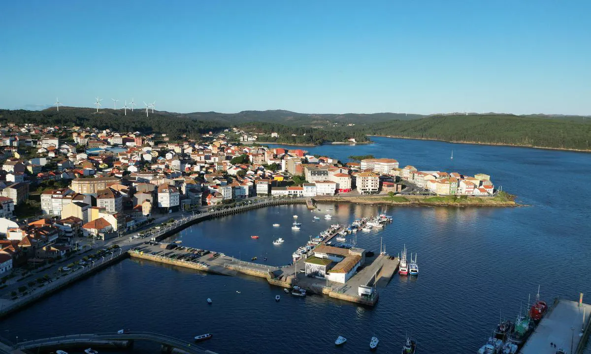 Camarinas Marina: {"base": "no", "no": "Fiskerlandsbyen og den indre havna", "se": "Fiskebyn och den inre hamnen", "en": "The fishing village and the inner harbor", "da": "Fiskerbyen og den indre havn", "fr": "Le village de p\u00eacheurs et le port int\u00e9rieur", "de": "Das Fischerdorf und der innere Hafen", "es": "La aldea pesquera y el puerto interior", "it": "Il villaggio di pescatori e il porto interno", "pt": "A vila de pescadores e o porto interior", "nl": "Het vissersdorp en de binnenhaven", "pl": "Wioska rybacka i wewn\u0119trzny port", "uk": "\u0420\u0438\u0431\u0430\u043b\u044c\u0441\u044c\u043a\u0435 \u0441\u0435\u043b\u0438\u0449\u0435 \u0442\u0430 \u0432\u043d\u0443\u0442\u0440\u0456\u0448\u043d\u044f \u0433\u0430\u0432\u0430\u043d\u044c", "ro": "Satul de pescari \u0219i portul interior", "tr": "Bal\u0131k\u00e7\u0131 k\u00f6y\u00fc ve i\u00e7 liman", "el": "\u03a4\u03bf \u03c8\u03b1\u03c1\u03bf\u03c7\u03ce\u03c1\u03b9 \u03ba\u03b1\u03b9 \u03c4\u03bf \u03b5\u03c3\u03c9\u03c4\u03b5\u03c1\u03b9\u03ba\u03cc \u03bb\u03b9\u03bc\u03ac\u03bd\u03b9", "cs": "Ryb\u00e1\u0159sk\u00e1 vesnice a vnit\u0159n\u00ed p\u0159\u00edstav", "hu": "A hal\u00e1szfal\u00fa \u00e9s a bels\u0151 kik\u00f6t\u0151", "fi": "Kalastajakyl\u00e4 ja sis\u00e4satama", "bg": "\u0420\u0438\u0431\u0430\u0440\u0441\u043a\u043e\u0442\u043e \u0441\u0435\u043b\u0446\u0435 \u0438 \u0432\u044a\u0442\u0440\u0435\u0448\u043d\u043e\u0442\u043e \u043f\u0440\u0438\u0441\u0442\u0430\u043d\u0438\u0449\u0435", "sr": "\u0420\u0438\u0431\u0430\u0440\u0441\u043a\u043e \u0441\u0435\u043b\u043e \u0438 \u0443\u043d\u0443\u0442\u0440\u0430\u0448\u045a\u0430 \u043b\u0443\u043a\u0430", "et": "Kalurik\u00fcla ja sisene sadam", "lv": "Zvejnieku ciems un iek\u0161\u0113j\u0101 osta", "lt": "\u017dvej\u0173 kaimelis ir vidin\u0117 prieplauka"}