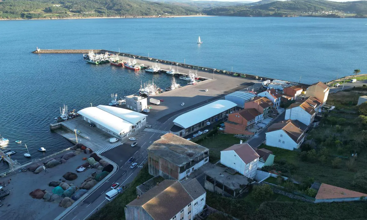 Camarinas Marina: {"base": "no", "no": "Innseiling - molo", "se": "Insegling - pir", "en": "Approach - breakwater", "da": "Indsejling - mole", "fr": "Entr\u00e9e du port - jet\u00e9e", "de": "Einfahrt - Mole", "es": "Entrada - rompeolas", "it": "Ingresso - frangiflutti", "pt": "Entrada - molhe", "nl": "Binnenvaart - pier", "pl": "Wp\u0142yni\u0119cie - molo", "uk": "\u0412\u0445\u0456\u0434 - \u043c\u043e\u043b", "ro": "Intrare - dig", "tr": "Giri\u015f - dalgak\u0131ran", "el": "\u0395\u03af\u03c3\u03bf\u03b4\u03bf\u03c2 - \u03bc\u03ce\u03bb\u03bf\u03c2", "cs": "P\u0159\u00edjezd - molo", "hu": "Behaj\u00f3z\u00e1s - m\u00f3l\u00f3", "fi": "Sis\u00e4\u00e4najo - aallonmurtaja", "bg": "\u041f\u043e\u0434\u0445\u043e\u0434 \u043a\u044a\u043c \u043f\u0440\u0438\u0441\u0442\u0430\u043d\u0438\u0449\u0435 - \u0432\u044a\u043b\u043d\u043e\u043b\u043e\u043c", "sr": "\u0423\u043b\u0430\u0437\u0430\u043a - \u043c\u043e\u043b", "et": "Sisses\u00f5it - muul", "lv": "Iepl\u016bde - mols", "lt": "\u012eplaukimas - molas"}