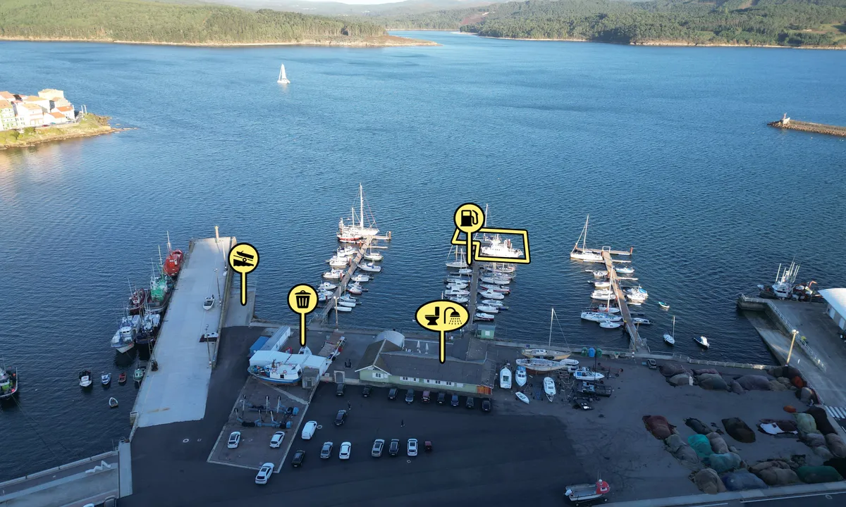 Camarinas Marina: {"base": "no", "no": "Gjestebrygga, med sanit\u00e6ranlegg i det gr\u00f8nne huset.  Her er og pub", "se": "G\u00e4stbryggan, med sanitetsanl\u00e4ggning i det gr\u00f6na huset. H\u00e4r finns \u00e4ven pub", "en": "Guest dock, with sanitary facilities in the green building. There is also a pub here.", "da": "G\u00e6stebroen, med sanit\u00e6ranl\u00e6g i det gr\u00f8nne hus. Her er ogs\u00e5 pub", "fr": "La jet\u00e9e pour visiteurs, avec installations sanitaires dans la maison verte. Ici, il y a aussi un pub.", "de": "G\u00e4stepier mit Sanit\u00e4ranlagen im gr\u00fcnen Haus. Hier gibt es auch eine Kneipe.", "es": "El muelle de invitados, con instalaciones sanitarias en la casa verde. Aqu\u00ed tambi\u00e9n hay un pub", "it": "Pontile per ospiti, con strutture sanitarie nella casa verde. Qui c'\u00e8 anche un pub", "pt": "P\u00eder para visitantes, com instala\u00e7\u00f5es sanit\u00e1rias na casa verde. Aqui h\u00e1 tamb\u00e9m um pub", "nl": "De gastensteiger, met sanitair in het groene huis. Hier is ook een pub", "pl": "Przysta\u0144 go\u015bcinna, z sanitariatami w zielonym budynku. Tutaj jest tak\u017ce pub.", "uk": "\u0413\u043e\u0441\u0442\u044c\u043e\u0432\u0438\u0439 \u043f\u043e\u043d\u0442\u043e\u043d, \u0437 \u0441\u0430\u043d\u0456\u0442\u0430\u0440\u043d\u0438\u043c\u0438 \u043f\u0440\u0438\u043c\u0456\u0449\u0435\u043d\u043d\u044f\u043c\u0438 \u0432 \u0437\u0435\u043b\u0435\u043d\u043e\u043c\u0443 \u0431\u0443\u0434\u0438\u043d\u043a\u0443. \u0422\u0443\u0442 \u0442\u0430\u043a\u043e\u0436 \u0454 \u043f\u0430\u0431.", "ro": "Pontonul pentru oaspe\u021bi, cu facilit\u0103\u021bi sanitare \u00een casa verde. Aici este \u0219i un pub", "tr": "Misafir r\u0131ht\u0131m\u0131, ye\u015fil binada sanitasyon tesisi ile. Burada bir de bar var.", "el": "\u0397 \u03c0\u03c1\u03bf\u03b2\u03bb\u03ae\u03c4\u03b1 \u03c4\u03c9\u03bd \u03b5\u03c0\u03b9\u03c3\u03ba\u03b5\u03c0\u03c4\u03ce\u03bd, \u03bc\u03b5 \u03c4\u03b9\u03c2 \u03b5\u03b3\u03ba\u03b1\u03c4\u03b1\u03c3\u03c4\u03ac\u03c3\u03b5\u03b9\u03c2 \u03c5\u03b3\u03b9\u03b5\u03b9\u03bd\u03ae\u03c2 \u03c3\u03c4\u03bf \u03c0\u03c1\u03ac\u03c3\u03b9\u03bd\u03bf \u03c3\u03c0\u03af\u03c4\u03b9. \u0395\u03b4\u03ce \u03c5\u03c0\u03ac\u03c1\u03c7\u03b5\u03b9 \u03ba\u03b1\u03b9 \u03c0\u03b1\u03bc\u03c0", "cs": "Hostuj\u00edc\u00ed molo, se sanit\u00e1rn\u00edm za\u0159\u00edzen\u00edm v zelen\u00e9m dom\u011b. Zde je i hospoda.", "hu": "Vend\u00e9gm\u00f3l\u00f3, z\u00f6ld \u00e9p\u00fcletben tal\u00e1lhat\u00f3 szaniterl\u00e9tes\u00edtm\u00e9nnyel. Itt van egy pub is.", "fi": "Vieraslaituri, jossa on hygieniatilat vihre\u00e4ss\u00e4 talossa. T\u00e4\u00e4ll\u00e4 on my\u00f6s pubi.", "bg": "\u041f\u0440\u0438\u0441\u0442\u0430\u043d\u0438\u0449\u0435\u0442\u043e \u0437\u0430 \u0433\u043e\u0441\u0442\u0438, \u0441\u044a\u0441 \u0441\u0430\u043d\u0438\u0442\u0430\u0440\u0435\u043d \u0432\u044a\u0437\u0435\u043b \u0432 \u0437\u0435\u043b\u0435\u043d\u0430\u0442\u0430 \u043a\u044a\u0449\u0430. \u0422\u0443\u043a \u0438\u043c\u0430 \u0438 \u043a\u0440\u044a\u0447\u043c\u0430.", "sr": "Gostinjski mol, sa sanitarnim \u010dvorom u zelenoj ku\u0107i. Ovde je i pab", "et": "K\u00fclaliskai, koos sanitaarrajatistega rohelises majas. Siin on ka pubi.", "lv": "Viesu piest\u0101tne ar sanit\u0101rajiem objektiem za\u013caj\u0101 m\u0101j\u0101. \u0160eit ir ar\u012b krogs", "lt": "Sve\u010dio prieplauka su sanitarin\u0117mis patalpomis \u017ealiajame name. \u010cia taip pat yra ir pubas"}