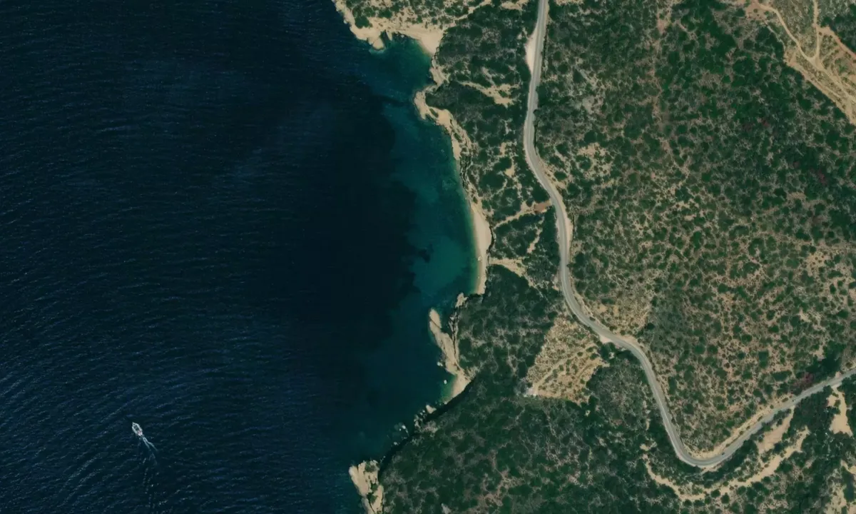 Flyfoto av Cave Bay