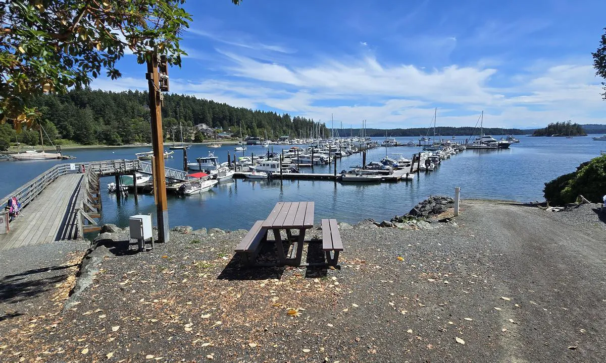 {"base": "en", "no": "Cayou Quay er en liten marina. Den eneste adkomstrampen er p\u00e5 venstre side, og den private, men tilgjengelige mot betaling, b\u00e5trampen er p\u00e5 h\u00f8yre side.", "se": "Cayou Quay \u00e4r en liten marina. Den enda tilltr\u00e4desrampen ligger till v\u00e4nster och den privata, men anv\u00e4ndbara mot en avgift, b\u00e5trampen ligger till h\u00f6ger.", "en": "Cayou Quay is a small marina. The single access ramp is on the left and the private, but useable for a fee, boat ramp is on the right.", "da": "Cayou Quay er en lille marina. Den eneste adgangsrampe er til venstre, og den private, men brugbare mod betaling, b\u00e5derampe er til h\u00f8jre.", "fr": "Cayou Quay est une petite marina. La rampe d'acc\u00e8s unique est \u00e0 gauche et la rampe de mise \u00e0 l'eau priv\u00e9e, mais utilisable moyennant des frais, est \u00e0 droite.", "de": "Cayou Quay ist ein kleiner Yachthafen. Die einzige Zufahrtsrampe befindet sich auf der linken Seite und die private, aber gegen Geb\u00fchr nutzbare Bootrampe befindet sich auf der rechten Seite.", "es": "Cayou Quay es una peque\u00f1a marina. La rampa de acceso \u00fanico est\u00e1 a la izquierda y la rampa privada para botes, pero usable por una tarifa, est\u00e1 a la derecha.", "it": "Cayou Quay \u00e8 un piccolo marina. La singola rampa di accesso si trova sulla sinistra e la rampa per le barche, privata ma utilizzabile a pagamento, \u00e8 sulla destra.", "pt": "Cayou Quay \u00e9 uma pequena marina. A \u00fanica rampa de acesso est\u00e1 \u00e0 esquerda e a rampa de barcos privada, mas utiliz\u00e1vel mediante taxa, est\u00e1 \u00e0 direita.", "nl": "Cayou Quay is een kleine jachthaven. De enige toegangshelling bevindt zich aan de linkerzijde en de priv\u00e9, maar tegen betaling te gebruiken, botenhelling bevindt zich aan de rechterzijde.", "pl": "Cayou Quay to ma\u0142a marina. Pojedyncza rampa dost\u0119pu znajduje si\u0119 po lewej stronie, a prywatna rampa dla \u0142odzi, z kt\u00f3rej mo\u017cna korzysta\u0107 za op\u0142at\u0105, jest po prawej stronie.", "uk": "\u041c\u0430\u0440\u0438\u043d\u0430 Cayou Quay \u0454 \u043d\u0435\u0432\u0435\u043b\u0438\u043a\u043e\u044e \u0433\u0430\u0432\u0430\u043d\u043d\u044e. \u0404\u0434\u0438\u043d\u0438\u0439 \u043f\u0456\u0434'\u0457\u0437\u043d\u0438\u0439 \u0442\u0440\u0430\u043f \u0437\u043d\u0430\u0445\u043e\u0434\u0438\u0442\u044c\u0441\u044f \u0437\u043b\u0456\u0432\u0430, \u0430 \u043f\u0440\u0438\u0432\u0430\u0442\u043d\u0438\u0439, \u0430\u043b\u0435 \u0434\u043e\u0441\u0442\u0443\u043f\u043d\u0438\u0439 \u0437\u0430 \u043f\u043b\u0430\u0442\u0443, \u0441\u043f\u0443\u0441\u043a \u0434\u043b\u044f \u0447\u043e\u0432\u043d\u0456\u0432 \u043f\u0440\u0430\u0432\u043e\u0440\u0443\u0447.", "ro": "Cayou Quay este o mic\u0103 marin\u0103. Singura ramp\u0103 de acces este pe partea st\u00e2ng\u0103 \u0219i rampa privat\u0103 pentru b\u0103rci, dar utilizabil\u0103 contra cost, este pe partea dreapt\u0103.", "tr": "Cayou Quay k\u00fc\u00e7\u00fck bir marinad\u0131r. Tek eri\u015fim rampas\u0131 soldad\u0131r ve \u00f6zel, ancak \u00fccret kar\u015f\u0131l\u0131\u011f\u0131nda kullan\u0131labilir tekne rampas\u0131 sa\u011fdad\u0131r.", "el": "\u0397 \u039c\u03b1\u03c1\u03af\u03bd\u03b1 Cayou Quay \u03b5\u03af\u03bd\u03b1\u03b9 \u03bc\u03b9\u03ba\u03c1\u03ae. \u0397 \u03bc\u03bf\u03bd\u03b1\u03b4\u03b9\u03ba\u03ae \u03c1\u03ac\u03bc\u03c0\u03b1 \u03c0\u03c1\u03cc\u03c3\u03b2\u03b1\u03c3\u03b7\u03c2 \u03b2\u03c1\u03af\u03c3\u03ba\u03b5\u03c4\u03b1\u03b9 \u03c3\u03c4\u03b1 \u03b1\u03c1\u03b9\u03c3\u03c4\u03b5\u03c1\u03ac \u03ba\u03b1\u03b9 \u03b7 \u03b9\u03b4\u03b9\u03c9\u03c4\u03b9\u03ba\u03ae, \u03b1\u03bb\u03bb\u03ac \u03c7\u03c1\u03b7\u03c3\u03b9\u03bc\u03bf\u03c0\u03bf\u03b9\u03ae\u03c3\u03b9\u03bc\u03b7 \u03bc\u03b5 \u03c0\u03bb\u03b7\u03c1\u03c9\u03bc\u03ae, \u03c1\u03ac\u03bc\u03c0\u03b1 \u03c3\u03ba\u03b1\u03c6\u03ce\u03bd \u03b2\u03c1\u03af\u03c3\u03ba\u03b5\u03c4\u03b1\u03b9 \u03c3\u03c4\u03b1 \u03b4\u03b5\u03be\u03b9\u03ac.", "cs": "Cayou Quay je mal\u00e1 marina. Jedin\u00e1 p\u0159\u00edstupov\u00e1 rampa je vlevo a soukrom\u00e1, ale za poplatek pou\u017eiteln\u00e1 lodn\u00ed rampa je vpravo.", "hu": "Cayou Quay egy kis jachtkik\u00f6t\u0151. Az egyetlen bej\u00e1rati r\u00e1mpa bal oldalon tal\u00e1lhat\u00f3, a priv\u00e1t, de d\u00edj ellen\u00e9ben haszn\u00e1lhat\u00f3 cs\u00f3nakr\u00e1mpa pedig jobb oldalon van.", "fi": "Cayou Quay on pieni venesatama. Yksi k\u00e4yt\u00e4v\u00e4 johtaa vasemmalle ja yksityinen, mutta maksua vastaan k\u00e4ytett\u00e4viss\u00e4 oleva veneenlaskuluiska on oikealla.", "bg": "\u041a\u0430\u044e \u041a\u0435\u0439 \u0435 \u043c\u0430\u043b\u043a\u043e \u043f\u0440\u0438\u0441\u0442\u0430\u043d\u0438\u0449\u0435. \u0415\u0434\u0438\u043d\u0441\u0442\u0432\u0435\u043d\u0430\u0442\u0430 \u0440\u0430\u043c\u043f\u0430 \u0437\u0430 \u0434\u043e\u0441\u0442\u044a\u043f \u0435 \u043e\u0442\u043b\u044f\u0432\u043e, \u0430 \u0447\u0430\u0441\u0442\u043d\u0430\u0442\u0430, \u043d\u043e \u0438\u0437\u043f\u043e\u043b\u0437\u0432\u0430\u0435\u043c\u0430 \u0441 \u0442\u0430\u043a\u0441\u0430, \u0440\u0430\u043c\u043f\u0430 \u0437\u0430 \u043b\u043e\u0434\u043a\u0438 \u0435 \u043e\u0442\u0434\u044f\u0441\u043d\u043e.", "sr": "Cayou Quay je mala marina. Jedini pristupni prilaz je sa leve strane, dok se privatni, ali uz naknadu upotrebljiv, prilaz za \u010damce nalazi sa desne strane.", "et": "Cayou Quay on v\u00e4ike jahisadam. \u00dcksik juurdep\u00e4\u00e4suramp asub vasakul ja erakasutuses, kuid tasu eest kasutatav, paadiramp asub paremal.", "lv": "Cayou piest\u0101tne ir neliela jahtu osta. Vien\u012bg\u0101 piek\u013cuves uzbrauktuve atrodas kreisaj\u0101 pus\u0113, un priv\u0101t\u0101, bet par maksu lietojam\u0101, laivu nobrauktuve atrodas labaj\u0101 pus\u0113.", "lt": "Cayou Quay yra ma\u017eas uostas. Vienintelis pri\u0117jimo rampos yra kair\u0117je, o privatus, bet u\u017e mokest\u012f naudojamas, laiveli\u0173 nuva\u017eiavimas yra de\u0161in\u0117je."}
