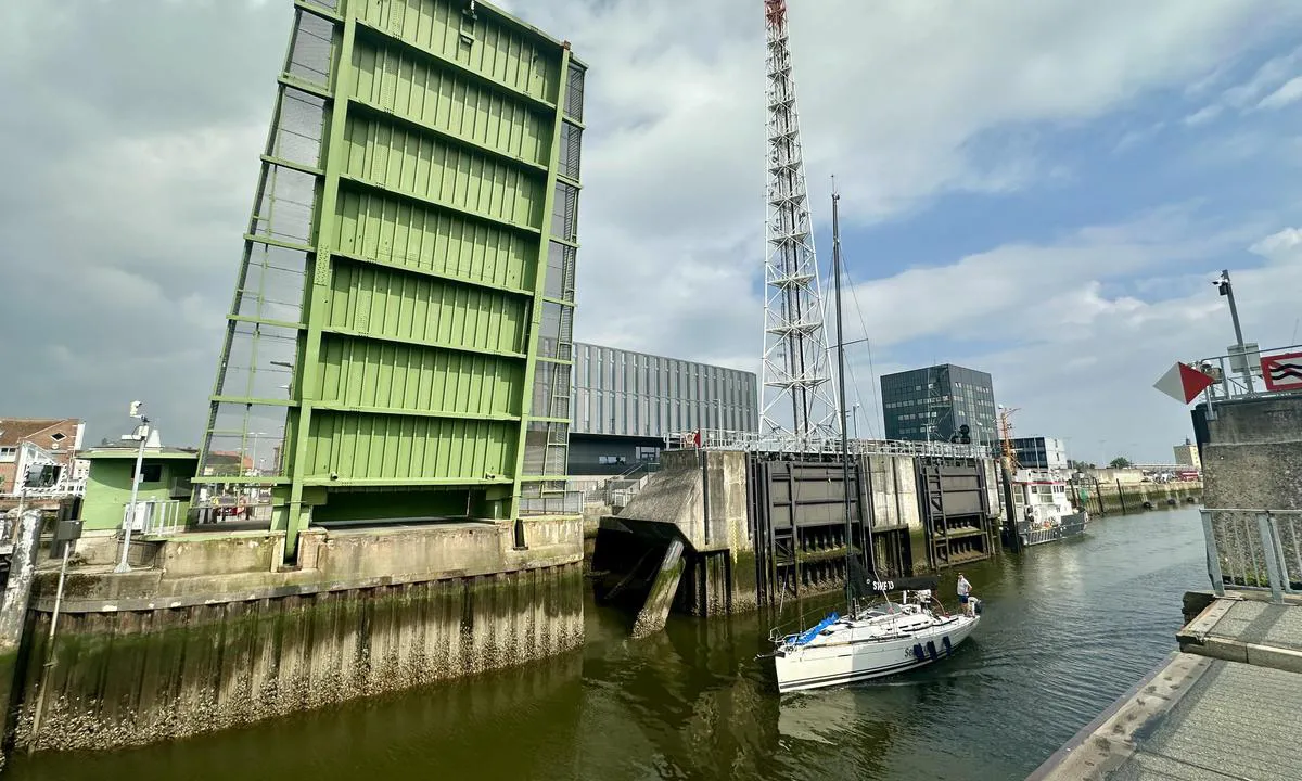 City Marina Cuxhaven: Løftebro
For fritidsbåter åpnes broen daglig mellom kl. 05:00 og 23:00 ved behov, hver hele time.

I tillegg, fra 10. mai til 31. oktober, ved behov:
	•	Fredag: kl. 15:00 – 22:00, hver halvtime
	•	Lørdag: kl. 10:00 – 22:00, hver halvtime
	•	Søndag: kl. 10:00 – 22:00, hver halvtime.