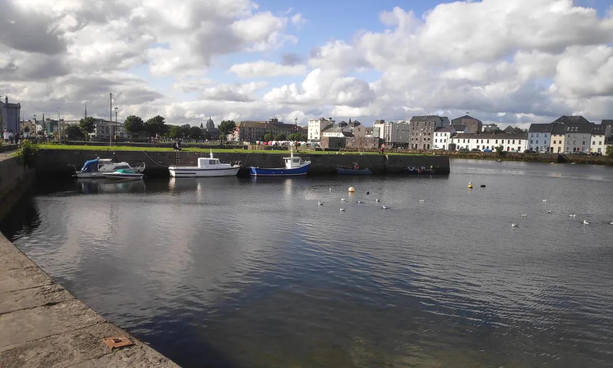 Claddagh: The water that dries to less than one meter at neap 
low tide.
