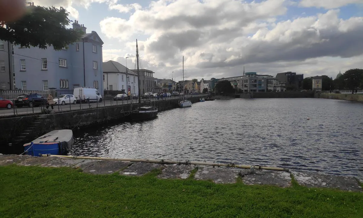 Claddagh: {"base": "en", "no": "Dette er et bilde av bassengskyen, som er adskilt fra havet med en sj\u00f8sluse. De fleste b\u00e5tene som legges igjen her, blir liggende her i en m\u00e5ned eller enda lenger.", "se": "Detta \u00e4r en bild av bass\u00e4ngens moln, som \u00e4r \u00e5tskild fr\u00e5n havet av en sj\u00f6sluss. De flesta b\u00e5tarna som l\u00e4mnas h\u00e4r, l\u00e4mnas h\u00e4r f\u00f6r en m\u00e5nad eller \u00e4nnu l\u00e4ngre.", "en": "This is a picture of the cloud of basin, which is separated from the sea by a sea lock. Most of the boats that are left in here are left in here for a month or even longer.", "da": "Dette er et billede af havnebassinet, som er adskilt fra havet af en sluse. De fleste b\u00e5de, der ligger her, ligger her i en m\u00e5ned eller endnu l\u00e6ngere.", "fr": "Il s'agit d'une photo du bassin nuageux, qui est s\u00e9par\u00e9 de la mer par une \u00e9cluse. La plupart des bateaux qui y sont laiss\u00e9s restent ici pendant un mois ou m\u00eame plus longtemps.", "de": "Dies ist ein Bild des Hafenbeckens, das durch eine Schleuse vom Meer getrennt ist. Die meisten Boote, die hier zur\u00fcckgelassen werden, bleiben hier f\u00fcr einen Monat oder sogar l\u00e4nger.", "es": "Esta es una imagen del cuenco de la d\u00e1rsena, que est\u00e1 separado del mar por una esclusa mar\u00edtima. La mayor\u00eda de los barcos que se dejan aqu\u00ed permanecen por un mes o incluso m\u00e1s tiempo.", "it": "Questa \u00e8 un'immagine del bacino nuvoloso, che \u00e8 separato dal mare da una chiusa marittima. La maggior parte delle barche che vengono lasciate qui rimangono per un mese o anche pi\u00f9 a lungo.", "pt": "Esta \u00e9 uma imagem do nuvem da bacia, que \u00e9 separada do mar por uma eclusa mar\u00edtima. A maioria dos barcos que ficam aqui s\u00e3o deixados por um m\u00eas ou at\u00e9 mais.", "nl": "Dit is een afbeelding van het bassin, dat door een zeesluis van de zee is gescheiden. De meeste boten die hier achterblijven, blijven hier een maand of zelfs langer.", "pl": "To jest zdj\u0119cie chmury nad basenem, kt\u00f3ry jest oddzielony od morza \u015bluz\u0105 morsk\u0105. Wi\u0119kszo\u015b\u0107 \u0142odzi pozostawionych tutaj pozostaje przez miesi\u0105c lub nawet d\u0142u\u017cej.", "uk": "\u0426\u0435 \u0437\u043e\u0431\u0440\u0430\u0436\u0435\u043d\u043d\u044f \u0445\u043c\u0430\u0440\u0438 \u0431\u0430\u0441\u0435\u0439\u043d\u0443, \u044f\u043a\u0438\u0439 \u0432\u0456\u0434\u0434\u0456\u043b\u0435\u043d\u0438\u0439 \u0432\u0456\u0434 \u043c\u043e\u0440\u044f \u043c\u043e\u0440\u0441\u044c\u043a\u0438\u043c \u0448\u043b\u044e\u0437\u043e\u043c. \u0411\u0456\u043b\u044c\u0448\u0456\u0441\u0442\u044c \u0447\u043e\u0432\u043d\u0456\u0432, \u0437\u0430\u043b\u0438\u0448\u0435\u043d\u0438\u0445 \u0442\u0443\u0442, \u0437\u0430\u043b\u0438\u0448\u0430\u044e\u0442\u044c\u0441\u044f \u0442\u0443\u0442 \u043d\u0430 \u043c\u0456\u0441\u044f\u0446\u044c \u0430\u0431\u043e \u043d\u0430\u0432\u0456\u0442\u044c \u0434\u043e\u0432\u0448\u0435.", "ro": "Aceasta este o imagine a bazinului noros, care este separat de mare printr-o ecluz\u0103. Majoritatea b\u0103rcilor l\u0103sate aici r\u0103m\u00e2n pentru o lun\u0103 sau chiar mai mult.", "tr": "Bu, deniz kilidi ile denizden ayr\u0131lan havzan\u0131n bulutunun bir resmidir. Burada b\u0131rak\u0131lan teknelerin \u00e7o\u011fu bir ay veya daha uzun s\u00fcre burada b\u0131rak\u0131lmaktad\u0131r.", "el": "\u0391\u03c5\u03c4\u03ae \u03b5\u03af\u03bd\u03b1\u03b9 \u03bc\u03b9\u03b1 \u03b5\u03b9\u03ba\u03cc\u03bd\u03b1 \u03c4\u03bf\u03c5 \u03bd\u03b5\u03c6\u03b5\u03bb\u03ce\u03b4\u03bf\u03c5\u03c2 \u03bb\u03b9\u03bc\u03b1\u03bd\u03b9\u03bf\u03cd, \u03c4\u03bf \u03bf\u03c0\u03bf\u03af\u03bf \u03b4\u03b9\u03b1\u03c7\u03c9\u03c1\u03af\u03b6\u03b5\u03c4\u03b1\u03b9 \u03b1\u03c0\u03cc \u03c4\u03b7 \u03b8\u03ac\u03bb\u03b1\u03c3\u03c3\u03b1 \u03bc\u03ad\u03c3\u03c9 \u03bc\u03b9\u03b1\u03c2 \u03b8\u03b1\u03bb\u03ac\u03c3\u03c3\u03b9\u03b1\u03c2 \u03ba\u03bb\u03b5\u03b9\u03b4\u03b1\u03c1\u03b9\u03ac\u03c2. \u03a4\u03b1 \u03c0\u03b5\u03c1\u03b9\u03c3\u03c3\u03cc\u03c4\u03b5\u03c1\u03b1 \u03c3\u03ba\u03ac\u03c6\u03b7 \u03c0\u03bf\u03c5 \u03c0\u03b1\u03c1\u03b1\u03bc\u03ad\u03bd\u03bf\u03c5\u03bd \u03b5\u03b4\u03ce \u03b1\u03c6\u03ae\u03bd\u03bf\u03bd\u03c4\u03b1\u03b9 \u03b3\u03b9\u03b1 \u03ad\u03bd\u03b1 \u03bc\u03ae\u03bd\u03b1 \u03ae \u03ba\u03b1\u03b9 \u03c0\u03b5\u03c1\u03b9\u03c3\u03c3\u03cc\u03c4\u03b5\u03c1\u03bf.", "cs": "Toto je obr\u00e1zek p\u0159\u00edstavn\u00edho baz\u00e9nu, kter\u00fd je od mo\u0159e odd\u011blen mo\u0159skou propust\u00ed. V\u011bt\u0161ina lod\u00ed, kter\u00e9 zde z\u016fst\u00e1vaj\u00ed, z\u016fst\u00e1v\u00e1 zde m\u011bs\u00edc nebo i d\u00e9le.", "hu": "Ez a medencefelh\u0151k\u00e9p, amelyet egy tengeri zsilip v\u00e1laszt el a tengert\u0151l. A legt\u00f6bb itt hagyott haj\u00f3t egy h\u00f3napra vagy ak\u00e1r m\u00e9g hosszabb id\u0151re hagyj\u00e1k itt.", "fi": "T\u00e4m\u00e4 on kuva altaan pilvest\u00e4, joka on erotettu merest\u00e4 merilukolla. Suurin osa t\u00e4nne j\u00e4tetyist\u00e4 veneist\u00e4 j\u00e4tet\u00e4\u00e4n t\u00e4nne kuukaudeksi tai jopa pidemm\u00e4ksi ajaksi.", "bg": "\u0422\u043e\u0432\u0430 \u0435 \u0441\u043d\u0438\u043c\u043a\u0430 \u043d\u0430 \u0431\u0430\u0441\u0435\u0439\u043d\u043e\u0432\u0438\u044f \u043e\u0431\u043b\u0430\u043a, \u043a\u043e\u0439\u0442\u043e \u0435 \u043e\u0442\u0434\u0435\u043b\u0435\u043d \u043e\u0442 \u043c\u043e\u0440\u0435\u0442\u043e \u0441 \u043c\u043e\u0440\u0441\u043a\u0438 \u0448\u043b\u044e\u0437. \u041f\u043e\u0432\u0435\u0447\u0435\u0442\u043e \u043e\u0442 \u043b\u043e\u0434\u043a\u0438\u0442\u0435, \u043a\u043e\u0438\u0442\u043e \u0441\u0435 \u043e\u0441\u0442\u0430\u0432\u044f\u0442 \u0442\u0443\u043a, \u043e\u0441\u0442\u0430\u0432\u0430\u0442 \u0437\u0430 \u043c\u0435\u0441\u0435\u0446 \u0438\u043b\u0438 \u0434\u043e\u0440\u0438 \u043f\u043e-\u0434\u044a\u043b\u0433\u043e.", "sr": "\u041e\u0432\u043e \u0458\u0435 \u0441\u043b\u0438\u043a\u0430 \u0431\u0430\u0441\u0435\u043d\u0430 \u0437\u0430 \u0447\u0430\u043c\u0446\u0435, \u043a\u043e\u0458\u0438 \u0458\u0435 \u043e\u0434\u0432\u043e\u0458\u0435\u043d \u043e\u0434 \u043c\u043e\u0440\u0430 \u043c\u043e\u0440\u0441\u043a\u043e\u043c \u043f\u0440\u0435\u0432\u043b\u0430\u043a\u043e\u043c. \u0412\u0435\u045b\u0438\u043d\u0430 \u0447\u0430\u043c\u0430\u0446\u0430 \u043a\u043e\u0458\u0438 \u0441\u0435 \u043e\u0432\u0434\u0435 \u043e\u0441\u0442\u0430\u0432\u0459\u0430\u0458\u0443, \u043e\u0441\u0442\u0430\u0458\u0443 \u043e\u0432\u0434\u0435 \u043c\u0435\u0441\u0435\u0446 \u0434\u0430\u043d\u0430 \u0438\u043b\u0438 \u0447\u0430\u043a \u0434\u0443\u0436\u0435.", "et": "See on basseinipilve pilt, mis on merest eraldatud merel\u00fc\u00fcsiga. Enamik siia j\u00e4etud paatidest j\u00e4etakse siia kuuks ajaks v\u00f5i isegi kauemaks.", "lv": "\u0160is ir baseina m\u0101ko\u0146a att\u0113ls, kuru no j\u016bras atdala j\u016bras sl\u016b\u017eas. Liel\u0101k\u0101 da\u013ca laivu, kas \u0161eit tiek atst\u0101tas, tiek atst\u0101tas \u0161eit uz m\u0113nesi vai pat ilg\u0101k.", "lt": "Tai yra basein\u0105 dengian\u010dio debesies nuotrauka, kuris j\u016bros \u0161liuzu yra atskirtas nuo j\u016bros. Dauguma \u010dia palikt\u0173 val\u010di\u0173 \u010dia lieka m\u0117nesiui ar net ilgiau."}