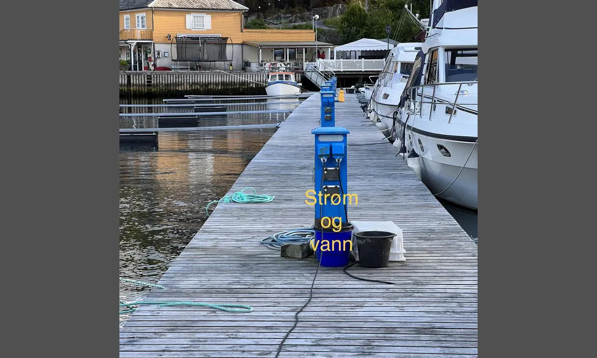 Dalavika: Vann og strømtilkobling. Hvis det ikke kommer vann ut av slangen er det en krane oppe ved trampolina som er stengt.