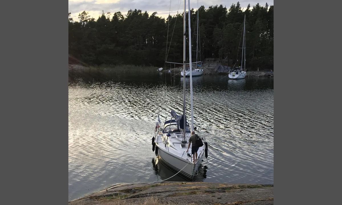 Dalskär: {"base": "en", "no": "Denne b\u00e5ten p\u00e5 s\u00f8rsiden, lett \u00e5 feste til bolter, men kan v\u00e6re glatt n\u00e5r den er v\u00e5t. Dybden ved denne ankringen er 2,6 m, p\u00e5 nordsiden rundt 2 m.", "se": "Denna b\u00e5t p\u00e5 s\u00f6dra sidan, l\u00e4tt att f\u00e4sta p\u00e5 bultar men kan vara hal n\u00e4r den \u00e4r v\u00e5t. Djup vid denna f\u00f6rt\u00f6jning 2,6 m, p\u00e5 norra sidan runt 2 m.", "en": "This boat on southern side, easy to attach to bolts but may be slippery when wet. Depth at this anchoring 2.6 m, on north side around 2m.", "da": "Denne b\u00e5d p\u00e5 sydsiden, nem at fastg\u00f8re til bolte, men kan v\u00e6re glat, n\u00e5r den er v\u00e5d. Dybde ved denne forankring 2,6 m, p\u00e5 nordsiden omkring 2 m.", "fr": "Ce bateau sur le c\u00f4t\u00e9 sud, facile \u00e0 attacher aux boulons mais peut \u00eatre glissant lorsqu'il est mouill\u00e9. Profondeur \u00e0 cet ancrage de 2,6 m, sur le c\u00f4t\u00e9 nord environ 2 m.", "de": "Dieses Boot auf der S\u00fcdseite, einfach an Bolzen anzubringen, kann jedoch bei N\u00e4sse rutschig sein. Tiefe an diesem Ankerplatz 2,6 m, auf der Nordseite etwa 2 m.", "es": "Este barco en el lado sur, f\u00e1cil de amarrar a los pernos pero puede estar resbaladizo cuando est\u00e1 mojado. Profundidad en este anclaje 2.6 m, en el lado norte alrededor de 2m.", "it": "Questa barca sul lato sud, facile da fissare ai bulloni ma potrebbe essere scivolosa quando bagnata. Profondit\u00e0 a questo ancoraggio 2,6 m, sul lato nord circa 2 m.", "pt": "Este barco no lado sul, f\u00e1cil de prender aos parafusos mas pode ser escorregadio quando molhado. Profundidade neste ancoradouro 2,6 m, no lado norte em torno de 2m.", "nl": "Deze boot aan de zuidkant is gemakkelijk aan bouten vast te maken, maar kan glad zijn als hij nat is. Diepte bij dit ankeren 2,6 m, aan de noordkant rond 2m.", "pl": "Ta \u0142\u00f3d\u017a po po\u0142udniowej stronie, \u0142atwa do przymocowania do \u015brub, ale mo\u017ce by\u0107 \u015bliska, gdy jest mokra. G\u0142\u0119boko\u015b\u0107 przy tym kotwiczeniu wynosi 2,6 m, po p\u00f3\u0142nocnej stronie oko\u0142o 2m.", "uk": "\u0426\u0435\u0439 \u0447\u043e\u0432\u0435\u043d \u043d\u0430 \u043f\u0456\u0432\u0434\u0435\u043d\u043d\u043e\u043c\u0443 \u0431\u043e\u0446\u0456, \u043b\u0435\u0433\u043a\u043e \u043f\u0440\u0438\u043a\u0440\u0456\u043f\u0438\u0442\u0438 \u0434\u043e \u0431\u043e\u043b\u0442\u0456\u0432, \u0430\u043b\u0435 \u043c\u043e\u0436\u0435 \u0431\u0443\u0442\u0438 \u0441\u043b\u0438\u0437\u044c\u043a\u043e, \u043a\u043e\u043b\u0438 \u043c\u043e\u043a\u0440\u043e. \u0413\u043b\u0438\u0431\u0438\u043d\u0430 \u043d\u0430 \u0446\u044c\u043e\u043c\u0443 \u044f\u043a\u043e\u0440\u0456 2,6 \u043c, \u043d\u0430 \u043f\u0456\u0432\u043d\u0456\u0447\u043d\u043e\u043c\u0443 \u0431\u043e\u0446\u0456 \u0431\u043b\u0438\u0437\u044c\u043a\u043e 2 \u043c.", "ro": "Aceast\u0103 barc\u0103 pe partea sudic\u0103, u\u0219or de ata\u0219at de bol\u021buri, dar poate fi alunecoas\u0103 c\u00e2nd este ud\u0103. Ad\u00e2ncimea la aceast\u0103 ancorare este de 2,6 m, pe partea nordic\u0103 aproximativ 2 m.", "tr": "Bu tekne g\u00fcney taraf\u0131nda, c\u0131vatalara ba\u011flanmas\u0131 kolay ancak \u0131slakken kaygan olabilir. Bu demirleme noktas\u0131nda derinlik 2.6 m, kuzey taraf\u0131nda yakla\u015f\u0131k 2m.", "el": "\u0391\u03c5\u03c4\u03cc \u03c4\u03bf \u03c3\u03ba\u03ac\u03c6\u03bf\u03c2 \u03c3\u03c4\u03b7 \u03bd\u03cc\u03c4\u03b9\u03b1 \u03c0\u03bb\u03b5\u03c5\u03c1\u03ac, \u03b5\u03cd\u03ba\u03bf\u03bb\u03b7 \u03c0\u03c1\u03cc\u03c3\u03b4\u03b5\u03c3\u03b7 \u03c3\u03c4\u03bf\u03c5\u03c2 \u03ba\u03bf\u03c7\u03bb\u03af\u03b5\u03c2 \u03b1\u03bb\u03bb\u03ac \u03bc\u03c0\u03bf\u03c1\u03b5\u03af \u03bd\u03b1 \u03b3\u03bb\u03b9\u03c3\u03c4\u03c1\u03ac\u03b5\u03b9 \u03cc\u03c4\u03b1\u03bd \u03b5\u03af\u03bd\u03b1\u03b9 \u03b2\u03c1\u03b5\u03b3\u03bc\u03ad\u03bd\u03bf. \u0392\u03ac\u03b8\u03bf\u03c2 \u03c3\u03b5 \u03b1\u03c5\u03c4\u03ae\u03bd \u03c4\u03b7\u03bd \u03b1\u03b3\u03ba\u03c5\u03c1\u03bf\u03b2\u03cc\u03bb\u03b9\u03bf 2.6 \u03bc., \u03c3\u03c4\u03b7 \u03b2\u03cc\u03c1\u03b5\u03b9\u03b1 \u03c0\u03bb\u03b5\u03c5\u03c1\u03ac \u03c0\u03b5\u03c1\u03af\u03c0\u03bf\u03c5 2 \u03bc.", "cs": "Tato lo\u010f na ji\u017en\u00ed stran\u011b, snadno se p\u0159ipojuje k \u0161roub\u016fm, ale m\u016f\u017ee b\u00fdt kluzk\u00e1, kdy\u017e je mokr\u00e1. Hloubka tohoto kotvi\u0161t\u011b je 2,6 m, na severn\u00ed stran\u011b kolem 2 m.", "hu": "Ez a haj\u00f3 a d\u00e9li oldalon, k\u00f6nnyen r\u00f6gz\u00edthet\u0151 csavarokhoz, de nedvesen cs\u00fasz\u00f3s lehet. M\u00e9lys\u00e9g ezen a horgonyz\u00f3helyen 2,6 m, az \u00e9szaki oldalon k\u00f6r\u00fclbel\u00fcl 2 m.", "fi": "T\u00e4m\u00e4 vene etel\u00e4puolella, helppo kiinnitt\u00e4\u00e4 pultteihin, mutta voi olla liukas m\u00e4r\u00e4ll\u00e4. Syvyys t\u00e4ss\u00e4 ankkurointipaikassa 2,6 m, pohjoispuolella noin 2 m.", "bg": "\u0422\u0430\u0437\u0438 \u043b\u043e\u0434\u043a\u0430 \u043d\u0430 \u044e\u0436\u043d\u0430\u0442\u0430 \u0441\u0442\u0440\u0430\u043d\u0430, \u043b\u0435\u0441\u043d\u0430 \u0437\u0430 \u043f\u0440\u0438\u043a\u0440\u0435\u043f\u0432\u0430\u043d\u0435 \u043a\u044a\u043c \u0431\u043e\u043b\u0442\u043e\u0432\u0435, \u043d\u043e \u043c\u043e\u0436\u0435 \u0434\u0430 \u0431\u044a\u0434\u0435 \u0445\u043b\u044a\u0437\u0433\u0430\u0432\u0430, \u043a\u043e\u0433\u0430\u0442\u043e \u0435 \u043c\u043e\u043a\u0440\u0430. \u0414\u044a\u043b\u0431\u043e\u0447\u0438\u043d\u0430 \u043d\u0430 \u0442\u043e\u0432\u0430 \u0437\u0430\u043a\u043e\u0442\u0432\u044f\u043d\u0435 2.6 \u043c, \u043d\u0430 \u0441\u0435\u0432\u0435\u0440\u043d\u0430\u0442\u0430 \u0441\u0442\u0440\u0430\u043d\u0430 \u043e\u043a\u043e\u043b\u043e 2 \u043c.", "sr": "Ovaj brod sa ju\u017ene strane, lako se pri\u010dvr\u0161\u0107uje za vijke, ali mo\u017ee biti klizav kada je mokar. Dubina na ovom sidri\u0161tu je 2,6 m, sa severne strane oko 2 m.", "et": "See paat l\u00f5unak\u00fcljel, lihtne poltide k\u00fclge kinnitada, kuid v\u00f5ib olla m\u00e4rjana libe. Selle ankru s\u00fcgavus on 2,6 m, p\u00f5hjak\u00fcljel umbes 2 m.", "lv": "\u0160\u012b laiva dienvidos, viegli piestiprin\u0101ma pie skr\u016bv\u0113m, bet var b\u016bt slidena, kad ir slapja. Dzi\u013cums \u0161ai pieturviet\u0101 2.6 m, zieme\u013cu pus\u0113 ap 2m.", "lt": "\u0160is laivas pietin\u0117je pus\u0117je, lengva pritvirtinti prie var\u017et\u0173, ta\u010diau gali b\u016bti slidus, kai \u0161lapias. Gylis prie \u0161io \u0161vartavimosi 2,6 m, \u0161iaurin\u0117je pus\u0117je apie 2 m."}