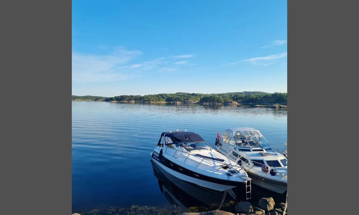 På Dammholmene nord på Kirkøy fortøyer du mot land med dreggen akter.