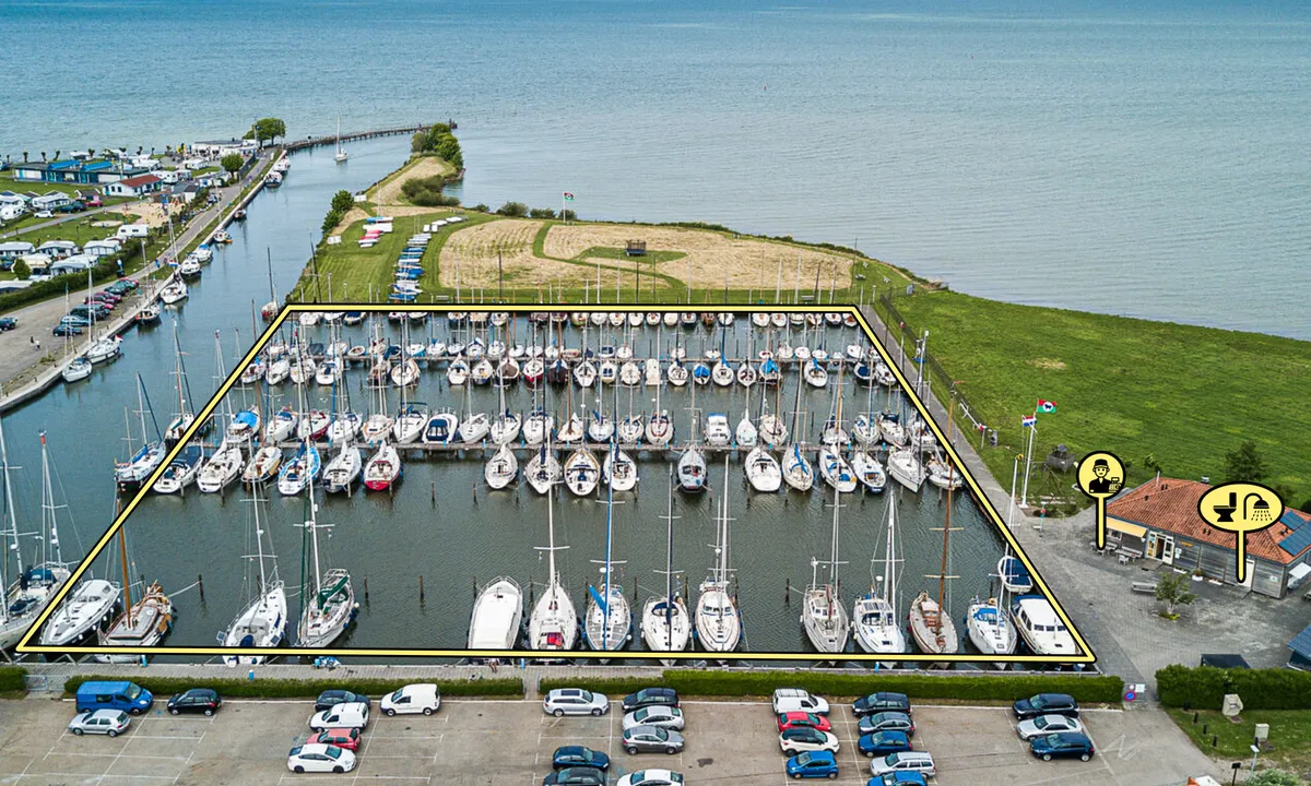 Geelomrand de marinahaven van WSV De Zeevang.
Aan de overkant van het kanaal de aanlegplaatsen van de Gemeentehaven Edam.
(Foto van https://wsvdezeevang.nl/passanten).