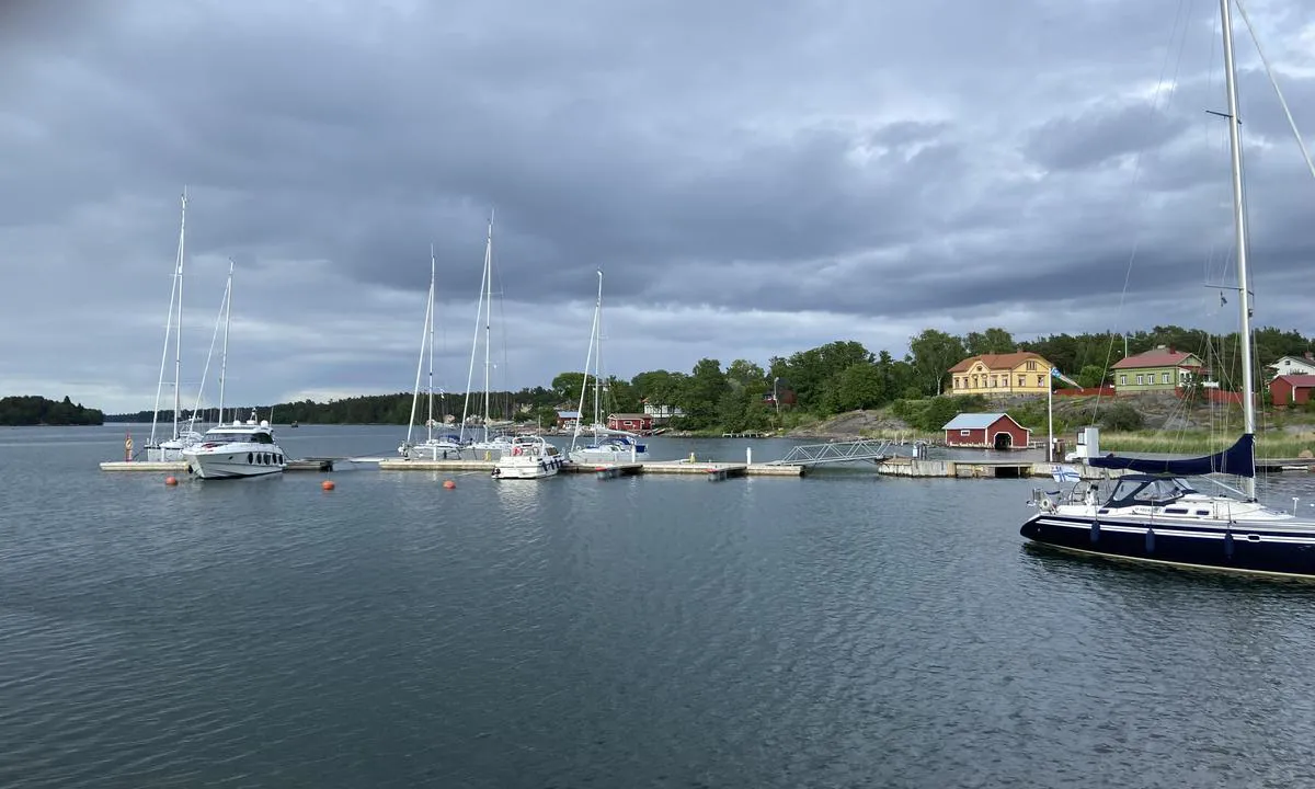 {"base": "se", "no": "Degerby Gjestehavn 18.6.2026", "se": "Degerby G\u00e4sthamn 18.6.2026", "en": "Degerby Guest Harbour 18.6.2026", "da": "Degerby G\u00e6stehavn 18.6.2026", "fr": "Port de plaisance de Degerby 18.6.2026", "de": "Degerby G\u00e4stehafen 18.6.2026", "es": "Puerto Deportivo de Degerby 18.6.2026", "it": "Porto turistico di Degerby 18.6.2026", "pt": "Porto de Degerby para Visitantes 18.6.2026", "nl": "Degerby Gastenhaven 18.6.2026", "pl": "Port go\u015bcinny Degerby 18.6.2026", "uk": "\u0413\u043e\u0441\u0442\u044c\u043e\u0432\u0430 \u0433\u0430\u0432\u0430\u043d\u044c \u0414\u0435\u0433\u0435\u0440\u0431\u0456 18.6.2026", "ro": "Portul Turistic Degerby 18.6.2026", "tr": "Degerby Misafir Liman\u0131 18.6.2026", "el": "\u039b\u03b9\u03bc\u03ac\u03bd\u03b9 \u0395\u03c0\u03b9\u03c3\u03ba\u03b5\u03c0\u03c4\u03ce\u03bd Degerby 18.6.2026", "cs": "Degerby G\u00e4sthamn 18.6.2026", "hu": "Degerby Vend\u00e9gkik\u00f6t\u0151 2026.06.18", "fi": "Degerby Vierasvenesatama 18.6.2026", "bg": "\u041f\u0440\u0438\u0441\u0442\u0430\u043d\u0438\u0449\u0435\u0442\u043e \u0437\u0430 \u0433\u043e\u0441\u0442\u0438 Degerby 18.6.2026", "sr": "Pristani\u0161te za goste Degerby 18.6.2026", "et": "Degerby k\u00fclalissadam 18.6.2026", "lv": "Degerby Viesu osta 18.6.2026", "lt": "Degerby Sve\u010di\u0173 uostas 18.6.2026"}