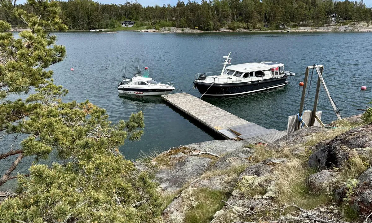 Degersand Gästhamn: {"base": "en", "no": "<p>Brygge med moringsb\u00f8yer.<br>S\u00f8rsiden har st\u00f8rre dybde (>2m)</p>", "se": "Pontonanl\u00e4ggning med f\u00f6rt\u00f6jningsbojar. <br>S\u00f6dra sidan har st\u00f6rre djup (>2m)", "en": "Pontoon with mooring buoys.\r\nSouth side has more depth (>2m)", "da": "Pontonanl\u00e6g med fort\u00f8jningsb\u00f8jer.<br>Sydsiden har st\u00f8rre dybde (>2m)", "fr": "Pontoon avec bou\u00e9es d'amarrage.<br>Le c\u00f4t\u00e9 sud a plus de profondeur (>2m)", "de": "Schwimmsteg mit Bojen zum Festmachen.<br>S\u00fcdseite hat gr\u00f6\u00dfere Tiefe (>2m)", "es": "Pont\u00f3n con boyas de amarre.<br>El lado sur tiene m\u00e1s profundidad (>2m)", "it": "Pontile con boe di ormeggio.<br>Il lato sud ha pi\u00f9 profondit\u00e0 (>2m)", "pt": "Pont\u00e3o com boias de amarra\u00e7\u00e3o. <br/>O lado sul tem mais profundidade (>2m)", "nl": "Ponton met meerboeien.<br>Zuidzijde heeft meer diepte (>2m)", "pl": "Pomost z boiami cumowniczymi.<br>Po\u0142udniowa strona ma wi\u0119ksz\u0105 g\u0142\u0119boko\u015b\u0107 (>2m)", "uk": "\u041f\u043e\u043d\u0442\u043e\u043d \u0437 \u0448\u0432\u0430\u0440\u0442\u043e\u0432\u0438\u043c\u0438 \u0431\u0443\u044f\u043c\u0438.<br>\u041f\u0456\u0432\u0434\u0435\u043d\u043d\u0430 \u0441\u0442\u043e\u0440\u043e\u043d\u0430 \u043c\u0430\u0454 \u0431\u0456\u043b\u044c\u0448\u0443 \u0433\u043b\u0438\u0431\u0438\u043d\u0443 (>2\u043c)", "ro": "Pontoon cu geamanduri de acostare. <br> Partea de sud are mai mult\u0103 ad\u00e2ncime (>2m)", "tr": "\u015eamand\u0131ral\u0131 y\u00fczer iskele. G\u00fcney taraf\u0131 daha derinliklidir (>2m)", "el": "\u03a0\u03bb\u03c9\u03c4\u03ae \u03c0\u03c1\u03bf\u03b2\u03bb\u03ae\u03c4\u03b1 \u03bc\u03b5 \u03c3\u03b7\u03bc\u03b1\u03b4\u03bf\u03cd\u03c1\u03b5\u03c2 \u03c0\u03c1\u03cc\u03c3\u03b4\u03b5\u03c3\u03b7\u03c2.<br>\u0397 \u03bd\u03cc\u03c4\u03b9\u03b1 \u03c0\u03bb\u03b5\u03c5\u03c1\u03ac \u03ad\u03c7\u03b5\u03b9 \u03bc\u03b5\u03b3\u03b1\u03bb\u03cd\u03c4\u03b5\u03c1\u03bf \u03b2\u03ac\u03b8\u03bf\u03c2 (>2\u03bc)", "cs": "Ponton s kotevn\u00edmi b\u00f3jemi. Ji\u017en\u00ed strana m\u00e1 v\u011bt\u0161\u00ed hloubku (>2m)", "hu": "Ponton horgonyz\u00f3 b\u00f3j\u00e1kkal. <br> D\u00e9li oldal nagyobb m\u00e9lys\u00e9ggel (>2m)", "fi": "Ponttoni, jossa kiinnityspoijuja. <br> Etel\u00e4puolella on enemm\u00e4n syvyytt\u00e4 (>2m)", "bg": "\u041f\u043e\u043d\u0442\u043e\u043d \u0441 \u0448\u0432\u0430\u0440\u0442\u043e\u0432\u0438 \u0431\u0443\u0439\u043e\u0432\u0435. \u042e\u0436\u043d\u0430\u0442\u0430 \u0441\u0442\u0440\u0430\u043d\u0430 \u0438\u043c\u0430 \u043f\u043e-\u0433\u043e\u043b\u044f\u043c\u0430 \u0434\u044a\u043b\u0431\u043e\u0447\u0438\u043d\u0430 (>2\u043c)", "sr": "Ponton sa priveznim bovama. Ju\u017ena strana ima ve\u0107u dubinu (>2m)", "et": "Ponton koos poidega sildumiseks.\nL\u00f5unak\u00fcljel on rohkem s\u00fcgavust (\u00fcle 2m)", "lv": "Pontonis ar enkurbumb\u0101m. <br>Dienvidu pusei ir liel\u0101ks dzi\u013cums (>2m)", "lt": "Pontonas su \u0161vartavimosi pl\u016bdurais. <br> Pietin\u0117 pus\u0117 yra gilesn\u0117 (>2m)"}