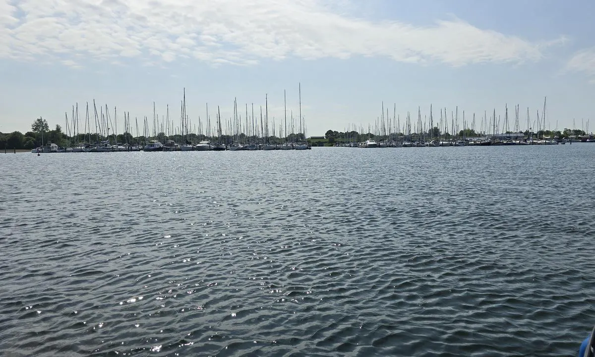 Den Osse Marina: {"base": "en", "no": "Mye plass til \u00e5 gj\u00f8re klar for fort\u00f8yning.", "se": "Gott om plats f\u00f6r att f\u00f6rbereda inf\u00f6r f\u00f6rt\u00f6jning.", "en": "Lots of space to get ready for mooring.", "da": "Meget plads til at g\u00f8re klar til fort\u00f8jning.", "fr": "Beaucoup d'espace pour se pr\u00e9parer \u00e0 l'amarrage.", "de": "Viel Platz zum Anlegen.", "es": "Mucho espacio para prepararse para el amarre.", "it": "Molto spazio per prepararsi all'ormeggio.", "pt": "Muito espa\u00e7o para se preparar para atracar.", "nl": "Veel ruimte om je klaar te maken voor het afmeren.", "pl": "Du\u017co miejsca na przygotowanie si\u0119 do cumowania.", "uk": "\u0414\u043e\u0441\u0442\u0430\u0442\u043d\u044c\u043e \u043c\u0456\u0441\u0446\u044f \u0434\u043b\u044f \u043f\u0456\u0434\u0433\u043e\u0442\u043e\u0432\u043a\u0438 \u0434\u043e \u0448\u0432\u0430\u0440\u0442\u0443\u0432\u0430\u043d\u043d\u044f.", "ro": "Mult spa\u021biu pentru preg\u0103tirea ancor\u0103rii.", "tr": "Ba\u011flama i\u00e7in haz\u0131rlanmak amac\u0131yla bolca alan.", "el": "\u03a0\u03bf\u03bb\u03cd\u03c2 \u03c7\u03ce\u03c1\u03bf\u03c2 \u03b3\u03b9\u03b1 \u03c0\u03c1\u03bf\u03b5\u03c4\u03bf\u03b9\u03bc\u03b1\u03c3\u03af\u03b1 \u03c0\u03c1\u03cc\u03c3\u03b4\u03b5\u03c3\u03b7\u03c2.", "cs": "Spousta m\u00edsta na p\u0159\u00edpravu k vyvazov\u00e1n\u00ed.", "hu": "Rengeteg hely \u00e1ll rendelkez\u00e9sre a kik\u00f6t\u00e9s el\u0151k\u00e9sz\u00edt\u00e9s\u00e9hez.", "fi": "Paljon tilaa valmistautua kiinnittymiseen.", "bg": "\u0414\u043e\u0441\u0442\u0430\u0442\u044a\u0447\u043d\u043e \u043c\u044f\u0441\u0442\u043e \u0437\u0430 \u043f\u043e\u0434\u0433\u043e\u0442\u043e\u0432\u043a\u0430 \u0437\u0430 \u0448\u0432\u0430\u0440\u0442\u043e\u0432\u0430\u043d\u0435.", "sr": "Puno prostora za pripremu za pristajanje.", "et": "Palju ruumi sildumiseks valmistumiseks.", "lv": "Daudz vietas, lai sagatavotos piest\u0101\u0161anai.", "lt": "Daug vietos pasiruo\u0161ti pri\u0161vartuoti."}