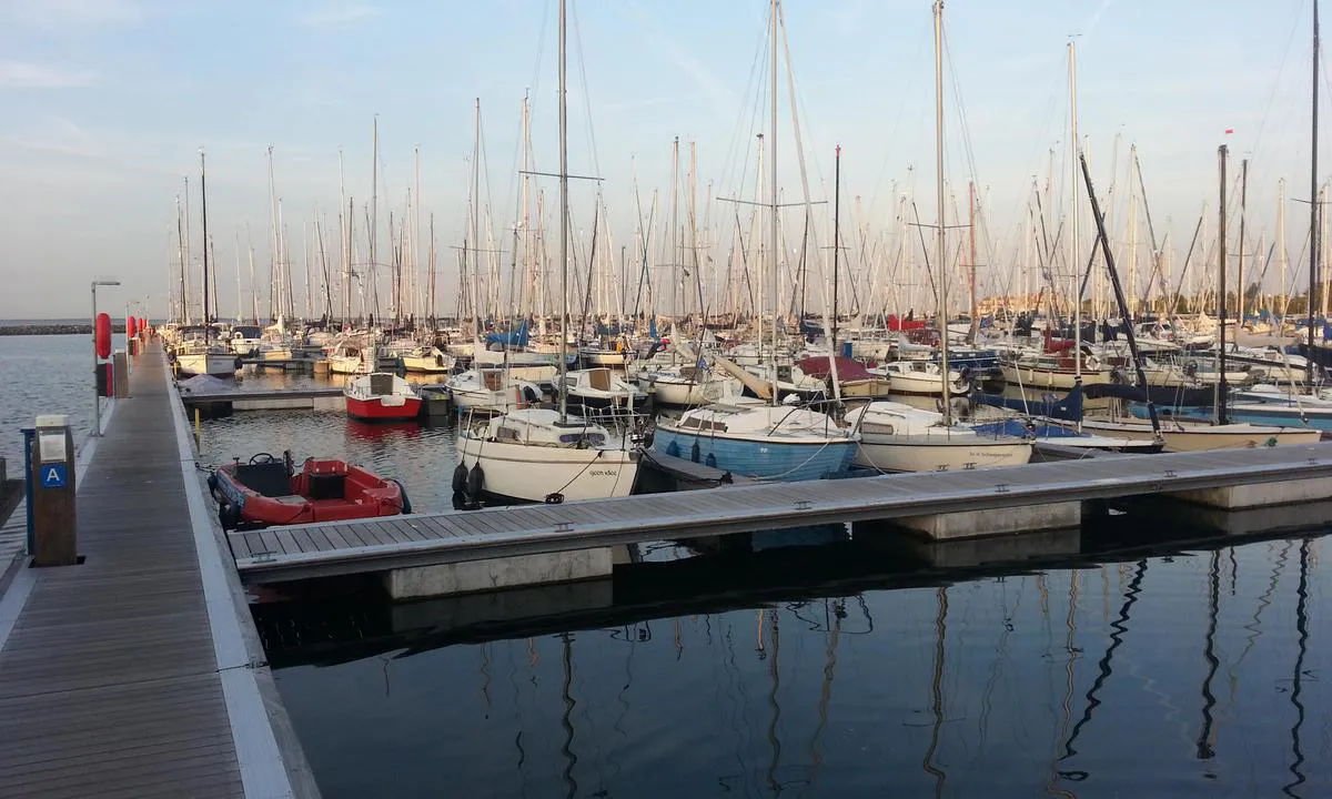 {"base": "en", "no": "Nordlige del av Den Osse Marina. Brygge A (venstre) er for gjester.", "se": "Norra delen av Den Osse Marina. Brygga A (v\u00e4nster) \u00e4r f\u00f6r g\u00e4ster.", "en": "Northern part of the Den Osse Marina. The jetty A (left) is for guests.", "da": "Den nordlige del af Den Osse Marina. Bro A (venstre) er for g\u00e6ster.", "fr": "Partie nord de la Marina Den Osse. Le ponton A (\u00e0 gauche) est r\u00e9serv\u00e9 aux invit\u00e9s.", "de": "N\u00f6rdlicher Teil des Yachthafens von Den Osse. Der Steg A (links) ist f\u00fcr G\u00e4ste.", "es": "Parte norte del puerto deportivo Den Osse. El embarcadero A (izquierda) es para invitados.", "it": "Parte settentrionale del porto turistico di Den Osse. Il molo A (a sinistra) \u00e8 riservato agli ospiti.", "pt": "Parte norte da Marina de Den Osse. O cais A (esquerda) \u00e9 para convidados.", "nl": "Noordelijk deel van de Den Osse Marina. De steiger A (links) is voor gasten.", "pl": "P\u00f3\u0142nocna cz\u0119\u015b\u0107 mariny Den Osse. Pirs A (po lewej) jest dla go\u015bci.", "uk": "\u041f\u0456\u0432\u043d\u0456\u0447\u043d\u0430 \u0447\u0430\u0441\u0442\u0438\u043d\u0430 \u041c\u0430\u0440\u0438\u043d\u0438 \u0414\u0435 \u041e\u0441\u0441\u0435. \u041f\u0456\u0440\u0441 A (\u043b\u0456\u0432\u043e\u0440\u0443\u0447) \u043f\u0440\u0438\u0437\u043d\u0430\u0447\u0435\u043d\u0438\u0439 \u0434\u043b\u044f \u0433\u043e\u0441\u0442\u0435\u0439.", "ro": "Partea de nord a Marina Den Osse. Debarcaderul A (st\u00e2nga) este pentru oaspe\u021bi.", "tr": "Den Osse Marina'n\u0131n kuzey k\u0131sm\u0131. \u0130skele A (sol), misafirler i\u00e7indir.", "el": "\u0392\u03cc\u03c1\u03b5\u03b9\u03bf \u03c4\u03bc\u03ae\u03bc\u03b1 \u03c4\u03b7\u03c2 \u039c\u03b1\u03c1\u03af\u03bd\u03b1\u03c2 Den Osse. \u0397 \u03b1\u03c0\u03bf\u03b2\u03ac\u03b8\u03c1\u03b1 \u0391 (\u03b1\u03c1\u03b9\u03c3\u03c4\u03b5\u03c1\u03ac) \u03b5\u03af\u03bd\u03b1\u03b9 \u03b3\u03b9\u03b1 \u03b5\u03c0\u03b9\u03c3\u03ba\u03ad\u03c0\u03c4\u03b5\u03c2.", "cs": "Severn\u00ed \u010d\u00e1st p\u0159\u00edstavu Den Osse Marina. Molo A (vlevo) je pro hosty.", "hu": "Den Osse Marina \u00e9szaki r\u00e9sze. Az A m\u00f3l\u00f3 (balra) a vend\u00e9gek sz\u00e1m\u00e1ra van fenntartva.", "fi": "Den Ossen sataman pohjoisosa. Guestlaituri on laitureiden A (vasen) vieress\u00e4.", "bg": "\u0421\u0435\u0432\u0435\u0440\u043d\u0430 \u0447\u0430\u0441\u0442 \u043d\u0430 \u044f\u0445\u0442\u0435\u043d\u043e\u0442\u043e \u043f\u0440\u0438\u0441\u0442\u0430\u043d\u0438\u0449\u0435 Den Osse. \u041a\u0435\u044f\u0442 A (\u0432\u043b\u044f\u0432\u043e) \u0435 \u0437\u0430 \u0433\u043e\u0441\u0442\u0438.", "sr": "Severni deo marine Den Osse. Gat A (levo) je za goste.", "et": "Den Osse jahisadama p\u00f5hjaosa. Kail A (vasakul) on k\u00fclaliste jaoks.", "lv": "Den Osse jahtu ostas zieme\u013cu da\u013ca. Piest\u0101tne A (pa kreisi) ir paredz\u0113ta viesiem.", "lt": "\u0160iaurin\u0117 Den Osse prieplaukos dalis. A pl\u016bduras (kair\u0117je) skirtas sve\u010diams."}