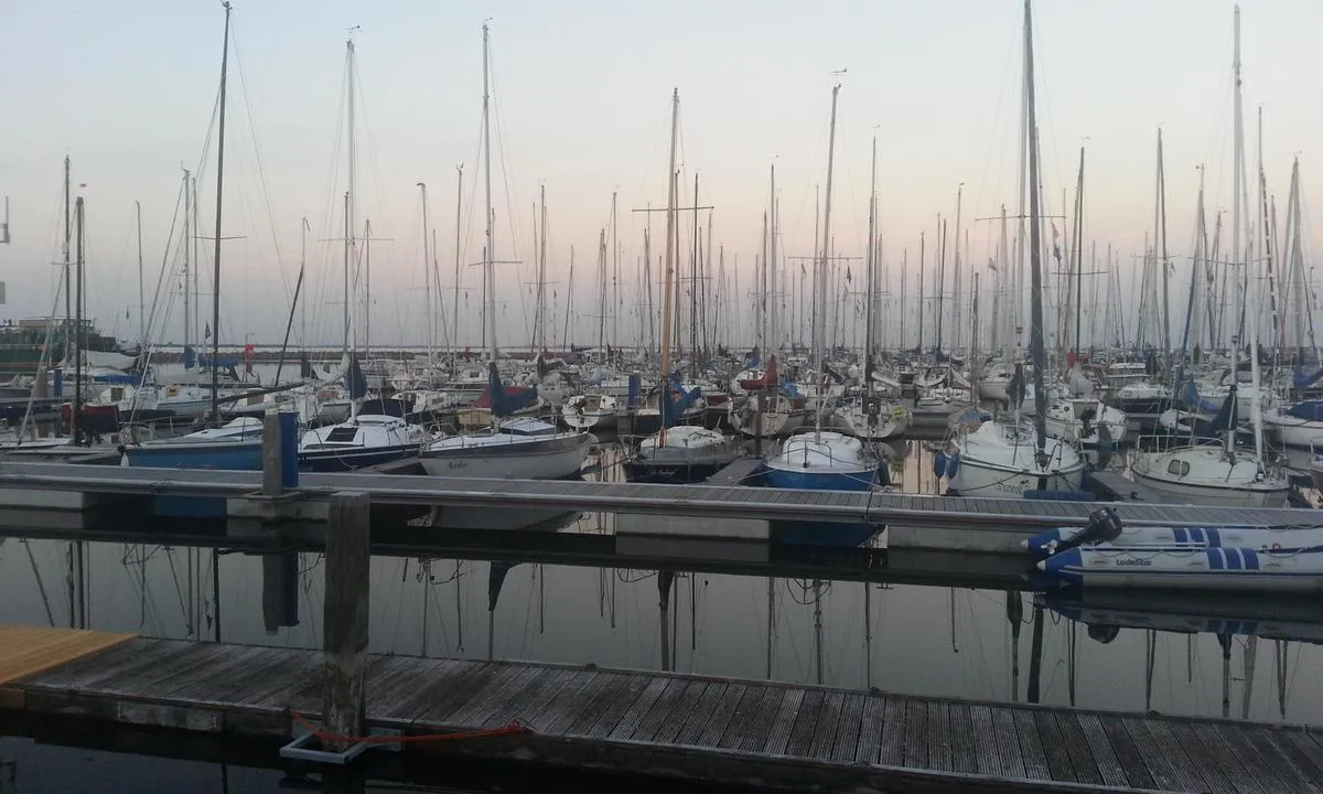 {"base": "en", "no": "Nordlige del av marinaen.", "se": "Norra delen av marinan.", "en": "Northern part of the Marina.", "da": "Den nordlige del af Marinaen.", "fr": "Partie nord de la marina.", "de": "N\u00f6rdlicher Teil der Marina.", "es": "Parte norte de la Marina.", "it": "Parte nord della Marina.", "pt": "Parte norte da Marina.", "nl": "Noordelijk deel van de jachthaven.", "pl": "P\u00f3\u0142nocna cz\u0119\u015b\u0107 mariny.", "uk": "\u041f\u0456\u0432\u043d\u0456\u0447\u043d\u0430 \u0447\u0430\u0441\u0442\u0438\u043d\u0430 \u041c\u0430\u0440\u0438\u043d\u0438.", "ro": "Partea de nord a Marinei.", "tr": "Marinan\u0131n kuzey k\u0131sm\u0131.", "el": "\u0392\u03cc\u03c1\u03b5\u03b9\u03bf \u03bc\u03ad\u03c1\u03bf\u03c2 \u03c4\u03b7\u03c2 \u039c\u03b1\u03c1\u03af\u03bd\u03b1\u03c2.", "cs": "Severn\u00ed \u010d\u00e1st mariny.", "hu": "A marina \u00e9szaki r\u00e9sze.", "fi": "Marinan pohjoisosa.", "bg": "\u0421\u0435\u0432\u0435\u0440\u043d\u0430\u0442\u0430 \u0447\u0430\u0441\u0442 \u043d\u0430 \u043c\u0430\u0440\u0438\u043d\u0430\u0442\u0430.", "sr": "Severni deo marine.", "et": "Marina p\u00f5hjapool", "lv": "Ostas zieme\u013cu da\u013ca.", "lt": "\u0160iaurin\u0117 dalis prieplaukos."}