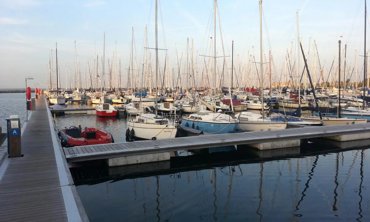 {"base": "en", "no": "Den nordvestre delen av Den Osse Havn. Brygge A (til venstre) i den NNV delen av havnen er for gjester. Rikelig med plass til \u00e5 forberede fort\u00f8yning.", "se": "Nordv\u00e4stra delen av Den Osse Hamn. Brygga A (v\u00e4nster) i NNV-delen av hamnen \u00e4r f\u00f6r g\u00e4ster. Gott om plats f\u00f6r att f\u00f6rbereda f\u00f6rt\u00f6jning.", "en": "Northwestern part of Den Osse Harbour. Jetty A (left) in the NNW part of the harbour is for guests. Plenty of space to prepare mooring.", "da": "Den nordvestlige del af Den Osse Havn. Bro A (til venstre) i den NNV del af havnen er for g\u00e6ster. Masser af plads til at forberede fort\u00f8jning.", "fr": "Partie nord-ouest du port de Den Osse. Le ponton A (\u00e0 gauche) dans la partie NNW du port est r\u00e9serv\u00e9 aux invit\u00e9s. Beaucoup d'espace pour pr\u00e9parer l'amarrage.", "de": "Nordwestlicher Teil des Hafens Den Osse. Steg A (links) im NNW-Teil des Hafens ist f\u00fcr G\u00e4ste. Viel Platz zum Vorbereiten des Anlegens.", "es": "Parte noroeste del puerto de Den Osse. El pantal\u00e1n A (izquierda) en la parte NNW del puerto es para invitados. Mucho espacio para preparar el amarre.", "it": "Parte nord-occidentale del porto di Den Osse. Il molo A (a sinistra) nella parte NNW del porto \u00e8 per gli ospiti. Ampio spazio per preparare l'ormeggio.", "pt": "Parte noroeste do Porto de Den Osse. Cais A (\u00e0 esquerda) na parte NNW do porto \u00e9 para convidados. Bastante espa\u00e7o para preparar a atraca\u00e7\u00e3o.", "nl": "Noordwestelijk deel van Den Osse Haven. Steiger A (links) in het NNW gedeelte van de haven is voor gasten. Voldoende ruimte om af te meren.", "pl": "P\u00f3\u0142nocno-zachodnia cz\u0119\u015b\u0107 Portu Den Osse. Pomost A (po lewej) w p\u00f3\u0142nocno-p\u00f3\u0142nocno-zachodniej cz\u0119\u015bci portu przeznaczony jest dla go\u015bci. Du\u017co miejsca na przygotowanie cumowania.", "uk": "\u041f\u0456\u0432\u043d\u0456\u0447\u043d\u043e-\u0437\u0430\u0445\u0456\u0434\u043d\u0430 \u0447\u0430\u0441\u0442\u0438\u043d\u0430 \u0433\u0430\u0432\u0430\u043d\u0456 \u0414\u0435\u043d \u041e\u0441\u0441\u0435. \u041f\u0440\u0438\u0447\u0430\u043b A (\u043b\u0456\u0432\u043e\u0440\u0443\u0447) \u0443 \u043f\u0456\u0432\u043d\u0456\u0447\u043d\u043e-\u043f\u0456\u0432\u043d\u0456\u0447\u043d\u043e-\u0437\u0430\u0445\u0456\u0434\u043d\u0456\u0439 \u0447\u0430\u0441\u0442\u0438\u043d\u0456 \u0433\u0430\u0432\u0430\u043d\u0456 \u0434\u043b\u044f \u0433\u043e\u0441\u0442\u0435\u0439. \u0414\u043e\u0441\u0442\u0430\u0442\u043d\u044c\u043e \u043c\u0456\u0441\u0446\u044f \u0434\u043b\u044f \u043f\u0456\u0434\u0433\u043e\u0442\u043e\u0432\u043a\u0438 \u0434\u043e \u0448\u0432\u0430\u0440\u0442\u0443\u0432\u0430\u043d\u043d\u044f.", "ro": "Partea de nord-vest a portului Den Osse. Pontonul A (st\u00e2nga) \u00een partea NNV a portului este pentru oaspe\u021bi. Suficient spa\u021biu pentru a preg\u0103ti acostarea.", "tr": "Den Osse Liman\u0131'n\u0131n kuzeybat\u0131 k\u0131sm\u0131. Liman\u0131n NKB b\u00f6l\u00fcm\u00fcnde (solda) bulunan A \u0130skelesi misafirler i\u00e7indir. Demirleme haz\u0131rl\u0131\u011f\u0131 i\u00e7in bol alan.", "el": "\u0392\u03bf\u03c1\u03b5\u03b9\u03bf\u03b4\u03c5\u03c4\u03b9\u03ba\u03cc \u03c4\u03bc\u03ae\u03bc\u03b1 \u03c4\u03bf\u03c5 \u039b\u03b9\u03bc\u03b1\u03bd\u03b9\u03bf\u03cd Den Osse. \u0397 \u03c0\u03c1\u03bf\u03b2\u03bb\u03ae\u03c4\u03b1 \u0391 (\u03b1\u03c1\u03b9\u03c3\u03c4\u03b5\u03c1\u03ac) \u03c3\u03c4\u03bf \u0392\u0392\u0394 \u03c4\u03bc\u03ae\u03bc\u03b1 \u03c4\u03bf\u03c5 \u03bb\u03b9\u03bc\u03b1\u03bd\u03b9\u03bf\u03cd \u03b5\u03af\u03bd\u03b1\u03b9 \u03b3\u03b9\u03b1 \u03c4\u03bf\u03c5\u03c2 \u03b5\u03c0\u03b9\u03c3\u03ba\u03ad\u03c0\u03c4\u03b5\u03c2. \u0386\u03c6\u03b8\u03bf\u03bd\u03bf\u03c2 \u03c7\u03ce\u03c1\u03bf\u03c2 \u03b3\u03b9\u03b1 \u03bd\u03b1 \u03c0\u03c1\u03bf\u03b5\u03c4\u03bf\u03b9\u03bc\u03ac\u03c3\u03b5\u03c4\u03b5 \u03c4\u03bf\u03bd \u03b5\u03bb\u03bb\u03b9\u03bc\u03b5\u03bd\u03b9\u03c3\u03bc\u03cc.", "cs": "Severoz\u00e1padn\u00ed \u010d\u00e1st p\u0159\u00edstavu Den Osse. Molo A (vlevo) v severoseveroz\u00e1padn\u00ed \u010d\u00e1sti p\u0159\u00edstavu je pro hosty. Spousta m\u00edsta na p\u0159\u00edpravu kotven\u00ed.", "hu": "Den Osse kik\u00f6t\u0151 \u00e9szaknyugati r\u00e9sze. Az A m\u00f3l\u00f3 (balra) a kik\u00f6t\u0151 \u00c9\u00c9NY r\u00e9sz\u00e9n a vend\u00e9gek sz\u00e1m\u00e1ra van fenntartva. Rengeteg hely van a kik\u00f6t\u00e9s el\u0151k\u00e9sz\u00edt\u00e9s\u00e9hez.", "fi": "Den Ossen sataman luoteisosa. Laituri A (vasemmalla) sataman pohjoisluoteisosassa on vierailijoille. Reilusti tilaa kiinnittymisen valmisteluun.", "bg": "\u0421\u0435\u0432\u0435\u0440\u043e\u0437\u0430\u043f\u0430\u0434\u043d\u0430 \u0447\u0430\u0441\u0442 \u043d\u0430 \u043f\u0440\u0438\u0441\u0442\u0430\u043d\u0438\u0449\u0435 \u0414\u0435\u043d \u041e\u0441\u0435. \u041f\u0440\u0438\u0441\u0442\u0430\u043d \u0410 (\u0432\u043b\u044f\u0432\u043e) \u0432 \u0421\u0421\u0417 \u0447\u0430\u0441\u0442 \u043d\u0430 \u043f\u0440\u0438\u0441\u0442\u0430\u043d\u0438\u0449\u0435\u0442\u043e \u0435 \u0437\u0430 \u0433\u043e\u0441\u0442\u0438. \u0418\u043c\u0430 \u043c\u043d\u043e\u0433\u043e \u043c\u044f\u0441\u0442\u043e \u0437\u0430 \u043f\u043e\u0434\u0433\u043e\u0442\u043e\u0432\u043a\u0430 \u043d\u0430 \u0448\u0432\u0430\u0440\u0442\u043e\u0432\u0430\u043d\u0435\u0442\u043e.", "sr": "Severozapadni deo luke Den Osse. Pristani\u0161te A (levo) u severo-severozapadnom delu luke je za goste. Dosta prostora za pripremu pristajanja.", "et": "Den Osse sadama loodeosa. Kai A (vasakul) on sadama p\u00f5hjaloodes osa k\u00fclastajatele. K\u00fcllaldaselt ruumi sildumise ettevalmistamiseks.", "lv": "Den Osse ostas zieme\u013crietumu da\u013ca. Piests A (kreizaj\u0101 pus\u0113) pa\u0161\u0101 ZZR ostas da\u013c\u0101 ir paredz\u0113ta viesiem. Pietiekami daudz vietas, lai sagatavotos pietauvo\u0161anai.", "lt": "Den Osse uosto \u0161iaur\u0117s vakar\u0173 dalis. Pirsas A (kair\u0117je) uosto \u0161iaur\u0117s \u0161iaur\u0117s vakar\u0173 dalyje skirtas sve\u010diams. Pakankamai vietos pasiruo\u0161ti \u0161vartavimui."}