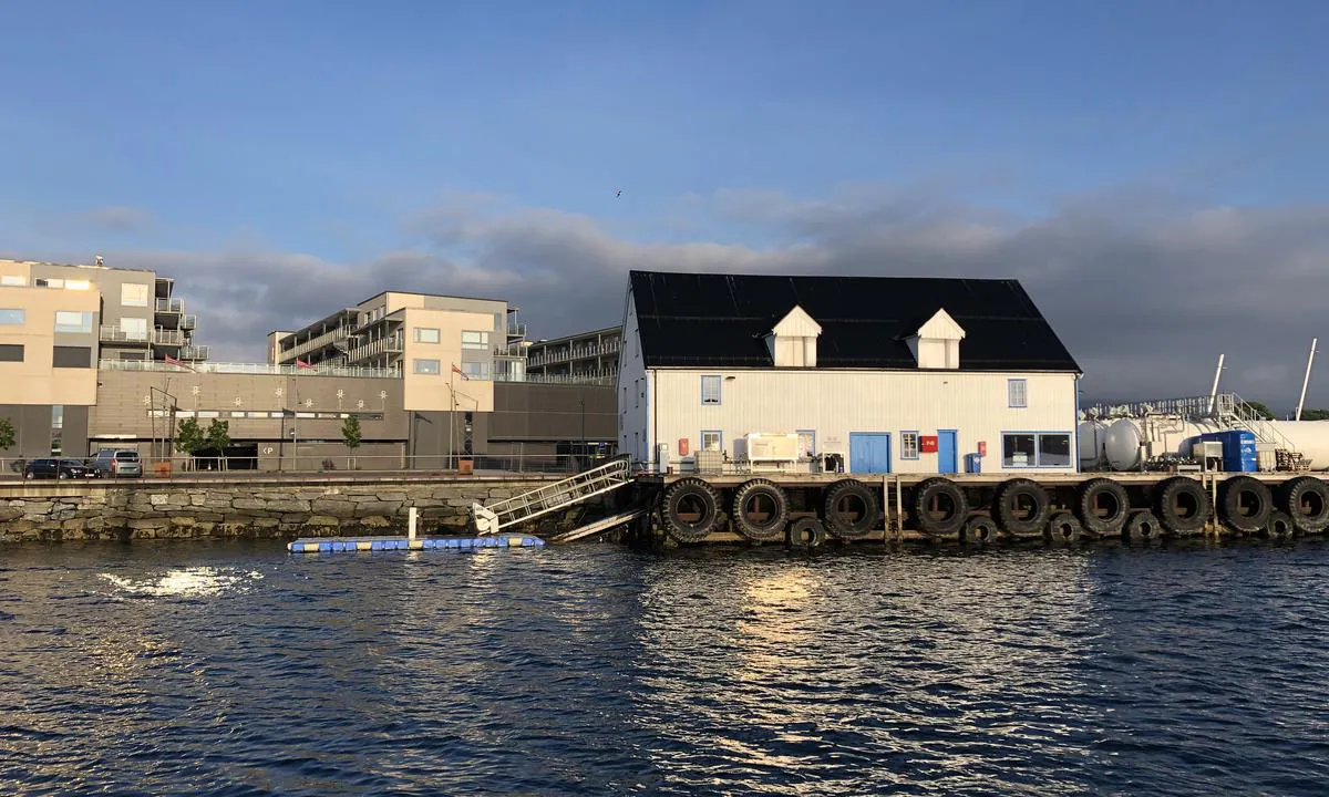 Diesel: Brønnøy Tank: Brønnøy Tank. Fritidsbåter fyller på flytebrygga til venstre.