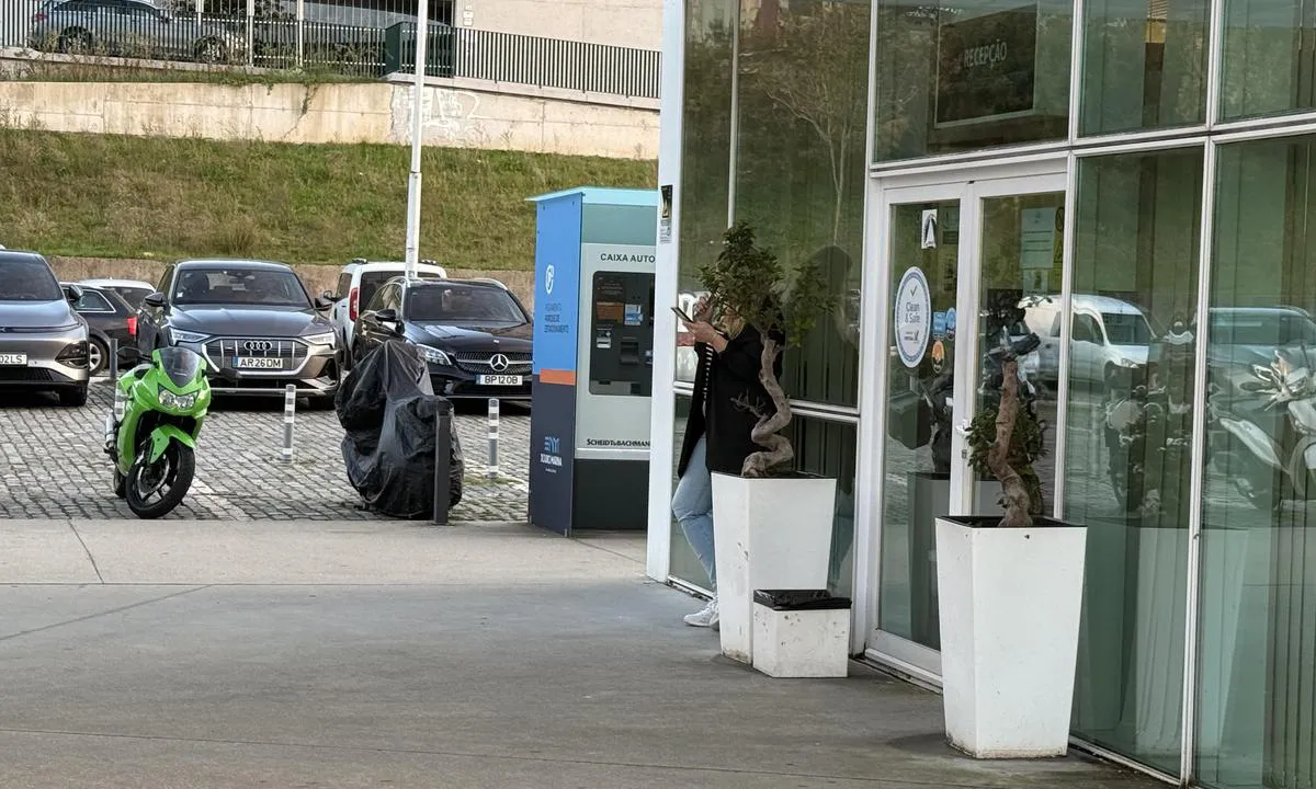 Douro Marina: {"base": "no", "no": "Inngangen til ha nekontoret", "se": "Ing\u00e5ngen till hamnkontoret", "en": "The entrance to the harbor office", "da": "Indgangen til havnekontoret", "fr": "L'entr\u00e9e du bureau du port", "de": "Eingang zum Hafenb\u00fcro", "es": "La entrada a la oficina del puerto", "it": "L'ingresso all'ufficio portuale", "pt": "Entrada para o escrit\u00f3rio da marina", "nl": "De ingang naar het havenkantoor", "pl": "Wej\u015bcie do biura portowego", "uk": "\u0412\u0445\u0456\u0434 \u0434\u043e \u0433\u0430\u0432\u0430\u043d\u043d\u043e\u0457 \u043a\u0430\u043d\u0446\u0435\u043b\u044f\u0440\u0456\u0457", "ro": "Intrarea \u00een biroul portului", "tr": "Liman ofisinin giri\u015fine", "el": "\u0397 \u03b5\u03af\u03c3\u03bf\u03b4\u03bf\u03c2 \u03c3\u03c4\u03bf \u03bb\u03b9\u03bc\u03b5\u03bd\u03b1\u03c1\u03c7\u03b5\u03af\u03bf", "cs": "Vstup do p\u0159\u00edstavn\u00edho \u00fa\u0159adu", "hu": "A kik\u00f6t\u0151i iroda bej\u00e1rata", "fi": "Sis\u00e4\u00e4nk\u00e4ynti satamatoimistoon", "bg": "\u0412\u0445\u043e\u0434\u044a\u0442 \u043a\u044a\u043c \u043f\u0440\u0438\u0441\u0442\u0430\u043d\u0438\u0449\u043d\u0430\u0442\u0430 \u0441\u043b\u0443\u0436\u0431\u0430", "sr": "Ulaz u kancelariju luke", "et": "Sissep\u00e4\u00e4s sadamakontorisse", "lv": "Ieeja uz ostas p\u0101rvaldi", "lt": "\u012e\u0117jimas \u012f uost\u0105 administracij\u0105"}