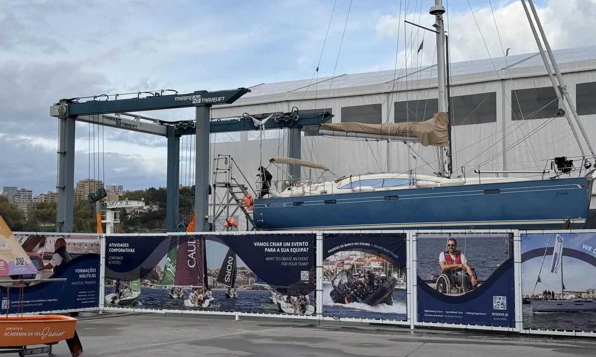 Douro Marina: {"base": "no", "no": "Travellift og verksted", "se": "Travellift och verkstad", "en": "Travellift and workshop", "da": "Travellift og v\u00e6rksted", "fr": "Travellift et atelier", "de": "Travellift und Werkstatt", "es": "Travelift y taller", "it": "Travel lift e officina", "pt": "Travel lift e oficina", "nl": "Travellift en werkplaats", "pl": "Travellift i warsztat", "uk": "\u041f\u0456\u0434\u0439\u043e\u043c\u043d\u0438\u043a \u0434\u043b\u044f \u0447\u043e\u0432\u043d\u0456\u0432 \u0456 \u043c\u0430\u0439\u0441\u0442\u0435\u0440\u043d\u044f", "ro": "Lift de transport \u0219i \u0219antier naval", "tr": "Travellift ve at\u00f6lye", "el": "\u03a4\u03b1\u03be\u03af\u03b4\u03b9\u03b1 \u03ba\u03b1\u03b9 \u03c3\u03c5\u03bd\u03b5\u03c1\u03b3\u03b5\u03af\u03bf", "cs": "Cestovn\u00ed zved\u00e1k a d\u00edlna", "hu": "Utaz\u00f3emel\u0151 \u00e9s m\u0171hely", "fi": "Travellift ja telakka", "bg": "\u041f\u043e\u0434\u0435\u043c\u043d\u0438\u043a \u0437\u0430 \u043b\u043e\u0434\u043a\u0438 \u0438 \u0440\u0430\u0431\u043e\u0442\u0438\u043b\u043d\u0438\u0446\u0430", "sr": "Travellift \u0438 \u0440\u0430\u0434\u0438\u043e\u043d\u0438\u0446\u0430", "et": "Travellift ja t\u00f6\u00f6koda", "lv": "Travellift un darbn\u012bca", "lt": "Keliamoji gerv\u0117 ir dirbtuv\u0117s"}