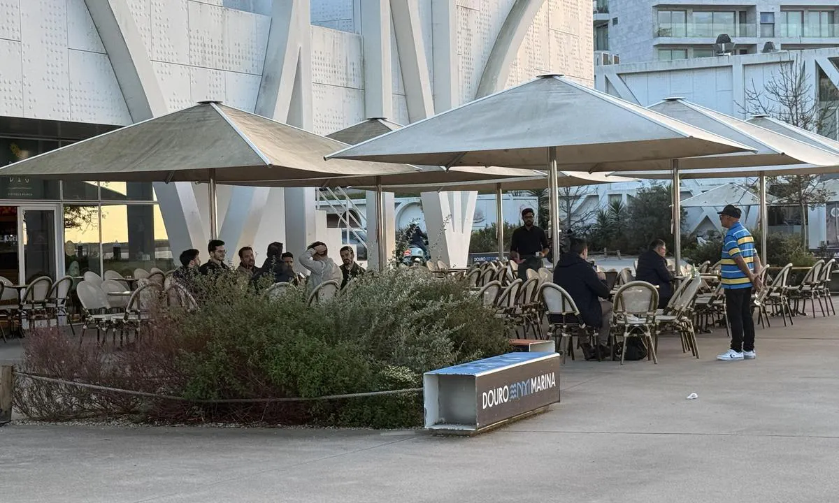 Douro Marina: {"base": "no", "no": "Restaurant p\u00e5 bryggekanten", "se": "Restaurang vid bryggkanten", "en": "Restaurant on the quay edge", "da": "Restaurant ved kajkanten", "fr": "Restaurant au bord du quai", "de": "Restaurant am Kai", "es": "Restaurante en el muelle", "it": "Ristorante sul molo", "pt": "Restaurante \u00e0 beira do cais", "nl": "Restaurant aan de kade", "pl": "Restauracja na nabrze\u017cu", "uk": "\u0420\u0435\u0441\u0442\u043e\u0440\u0430\u043d \u043d\u0430 \u043d\u0430\u0431\u0435\u0440\u0435\u0436\u043d\u0456\u0439", "ro": "Restaurant pe malul debarcaderului", "tr": "R\u0131ht\u0131m kenar\u0131ndaki restoran", "el": "\u0395\u03c3\u03c4\u03b9\u03b1\u03c4\u03cc\u03c1\u03b9\u03bf \u03c3\u03c4\u03b7\u03bd \u03ac\u03ba\u03c1\u03b7 \u03c4\u03b7\u03c2 \u03c0\u03c1\u03bf\u03b2\u03bb\u03ae\u03c4\u03b1\u03c2", "cs": "Restaurace na n\u00e1b\u0159e\u017e\u00ed", "hu": "\u00c9tterem a m\u00f3l\u00f3 sz\u00e9l\u00e9n", "fi": "Ravintola laiturin reunalla", "bg": "\u0420\u0435\u0441\u0442\u043e\u0440\u0430\u043d\u0442 \u043d\u0430 \u043a\u0435\u044f", "sr": "Restoran na obali pristani\u0161ta", "et": "Restoran kai \u00e4\u00e4res", "lv": "Restor\u0101ns pie piest\u0101tnes", "lt": "Restoranas ant prieplaukos kra\u0161to"}