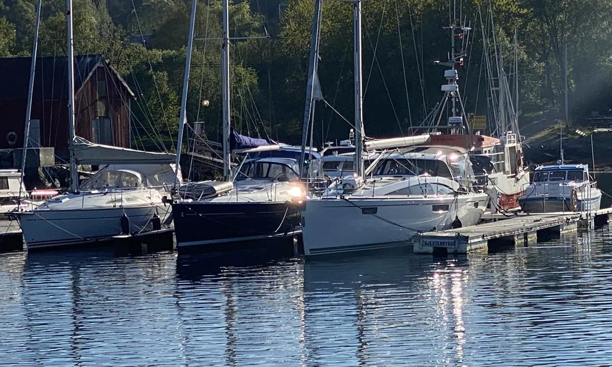 Dragsund Småbåtlag : {"base": "no", "no": "Gjestebrygga er til h\u00f8yre i bilde", "se": "G\u00e4stbryggan \u00e4r till h\u00f6ger i bilden", "en": "The guest dock is to the right in the picture", "da": "G\u00e6stebroen er til h\u00f8jre i billedet"}