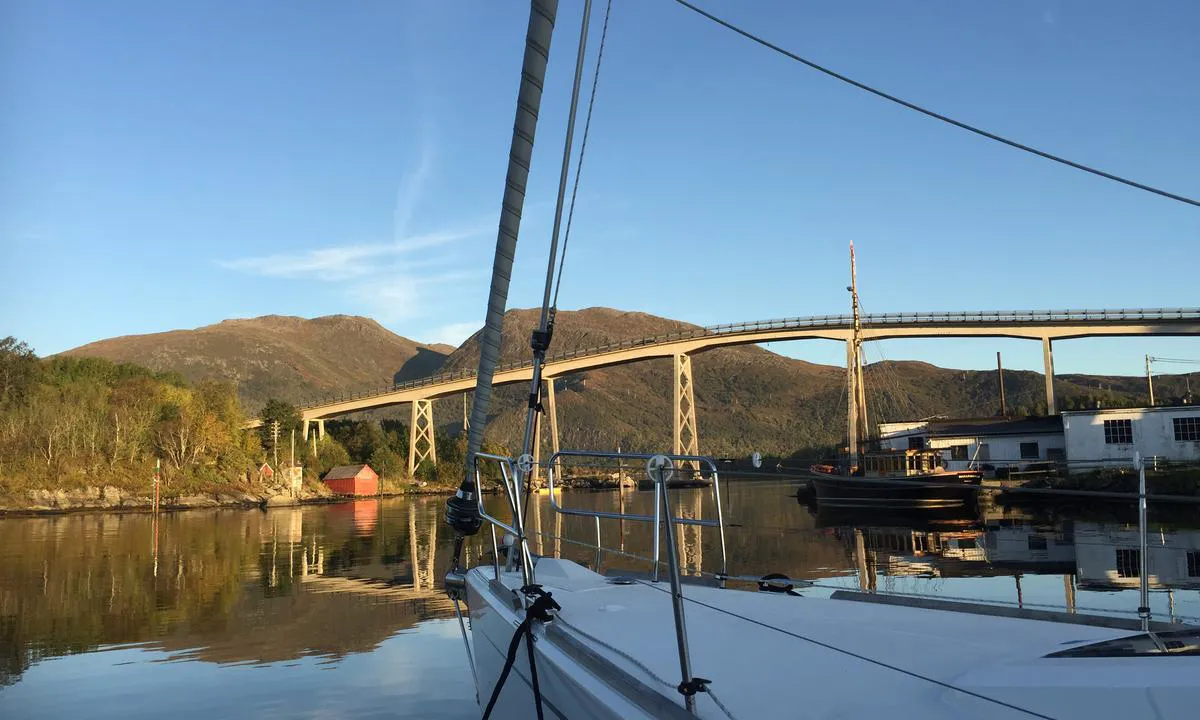 Dragsund Småbåtlag : {"base": "no", "no": "Seilingsh\u00f8yde 20 meter", "se": "Seglingsh\u00f6jd 20 meter", "en": "Sailing height 20 meters", "da": "Sejlingsh\u00f8jde 20 meter"}
