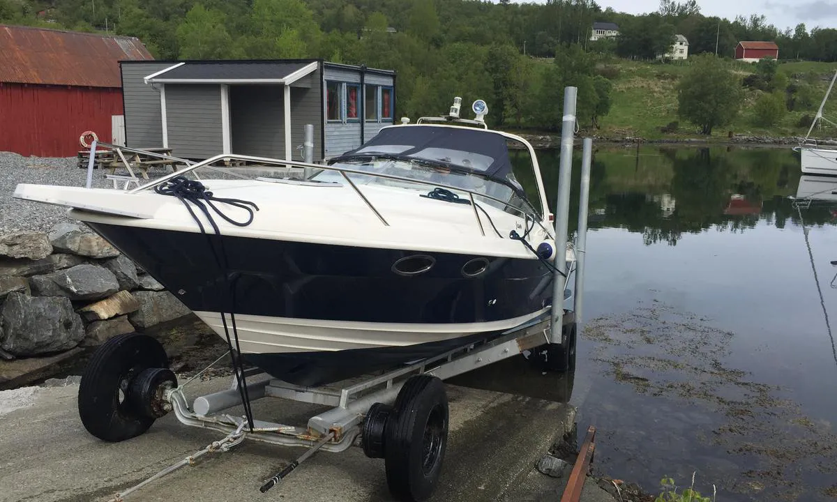 Dragsund Småbåtlag : {"base": "no", "no": "Opptrekk av mindre motorb\u00e5ter", "se": "Upptagning av mindre motorb\u00e5tar", "en": "Hauling up of smaller motorboats", "da": "Optagning af mindre motorb\u00e5de"}