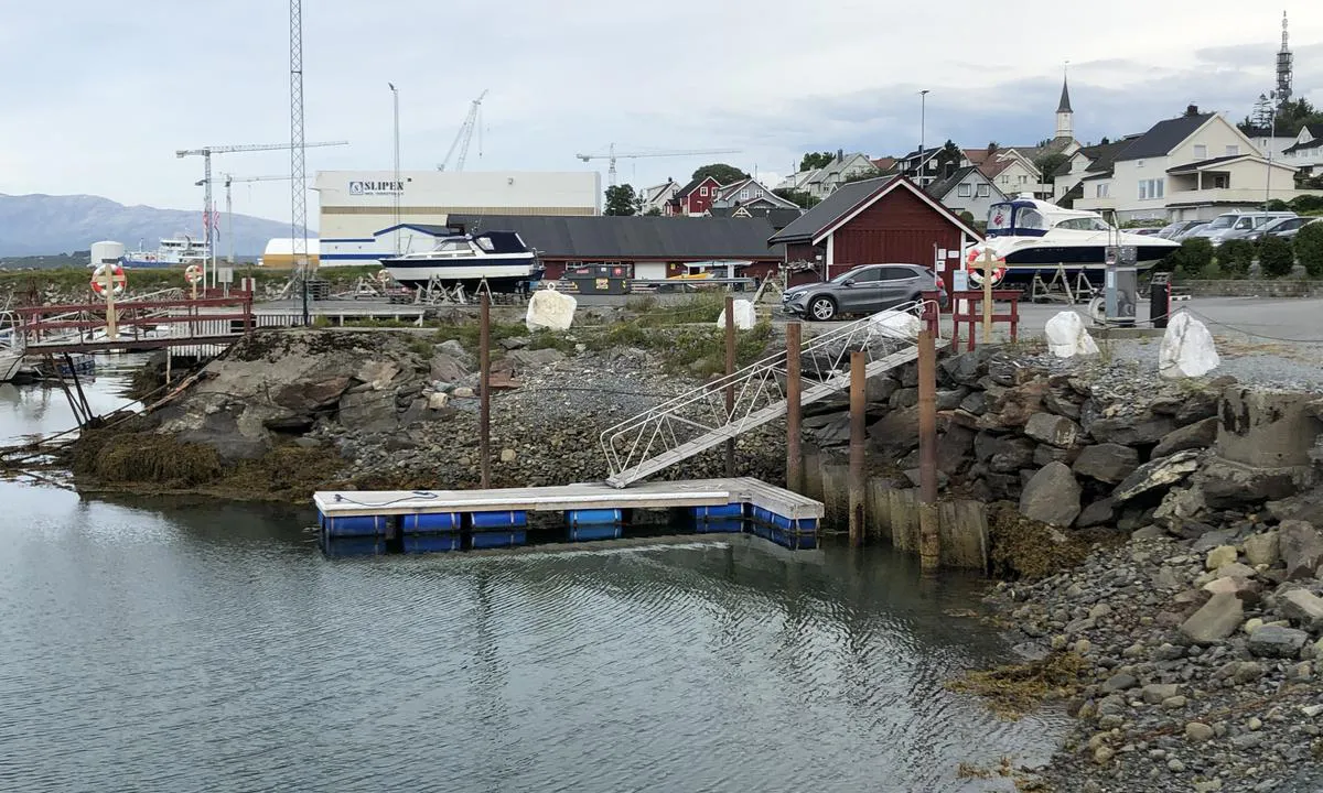 Drivstoff Sandnessjøen: Flytebryggen for å fylle bensin ligger innenfor flytebrygga med dieselpumper.