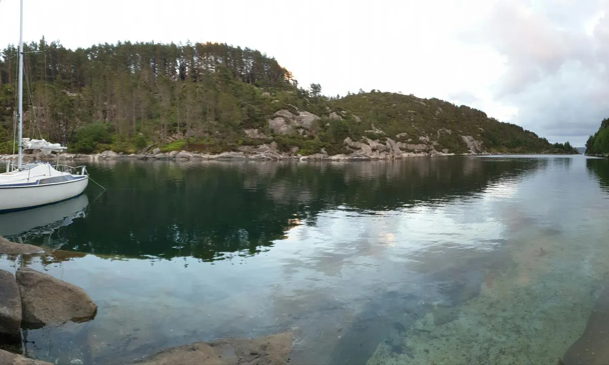 Drønapollen: {"base": "no", "no": "Bildet viser f\u00f8rste poll.", "se": "Bilden visar f\u00f6rsta pollaren.", "en": "The picture shows the first inlet.", "da": "Billedet viser f\u00f8rste poll."}
