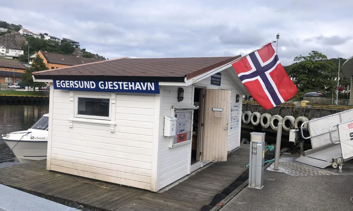 Egersund Gjestehavn: Hyggelig havnevert kommer å møter deg når du kommer i sesongen. Dusj, vaskemaskin, tørketrommel i service bygg rett på kaia. Vær obs på litt side strøm fra elva på innsiden av flytebrygga, den tar godt tak på kjølen til seilbåter