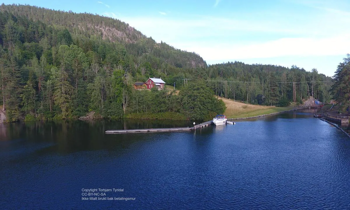 Eidsfoss Sluse: {"base": "no", "no": "\u00f8vre ventebrygge", "se": "\u00f6vre v\u00e4ntbrygga", "en": "upper waiting dock", "da": "\u00f8vre ventebro", "fr": "quai d'attente sup\u00e9rieur", "de": "obere Wartebr\u00fccke", "es": "muelle de espera superior", "it": "pontile d'attesa superiore", "pt": "cais de espera superior", "nl": "bovenste wachtsteiger", "pl": "g\u00f3rny pomost oczekuj\u0105cy", "uk": "\u0432\u0435\u0440\u0445\u043d\u0456\u0439 \u043f\u0440\u0438\u0447\u0430\u043b \u0434\u043b\u044f \u043e\u0447\u0456\u043a\u0443\u0432\u0430\u043d\u043d\u044f", "ro": "ponton de a\u0219teptare superior", "tr": "\u00fcst bekleme iskelesi", "el": "\u03ac\u03bd\u03c9 \u03c0\u03c1\u03bf\u03b2\u03bb\u03ae\u03c4\u03b1 \u03b1\u03bd\u03b1\u03bc\u03bf\u03bd\u03ae\u03c2", "cs": "horn\u00ed \u010dekac\u00ed ponton", "hu": "fels\u0151 v\u00e1r\u00f3kik\u00f6t\u0151", "fi": "ylin odotuslaituri", "bg": "\u0433\u043e\u0440\u0435\u043d \u0438\u0437\u0447\u0430\u043a\u0432\u0430\u0442\u0435\u043b\u0435\u043d \u043a\u0435\u0439", "sr": "\u0433\u043e\u0440\u045a\u0430 \u0447\u0435\u043a\u0430\u043e\u043d\u0438\u0447\u043a\u0430 \u043f\u0440\u0438\u0441\u0442\u0430\u043d\u0438\u0448\u043d\u0430 \u043f\u043b\u0430\u0442\u0444\u043e\u0440\u043c\u0430", "et": "\u00fclemine oote kai", "lv": "aug\u0161\u0113j\u0101 gaid\u012b\u0161anas piest\u0101tne", "lt": "vir\u0161utinis laukimo prieplaukas"}