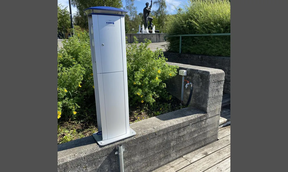 Eidsvoll Brygge: {"base": "no", "no": "Landstr\u00f8m og vann ved T\u00f8mmerfl\u00f8teren", "se": "Landstr\u00f6m och vatten vid T\u00f6mmerfl\u00f6teren", "en": "Shore power and water at the Timber Floater", "da": "Landstr\u00f8m og vand ved T\u00f8mmerfl\u00f8teren"}
