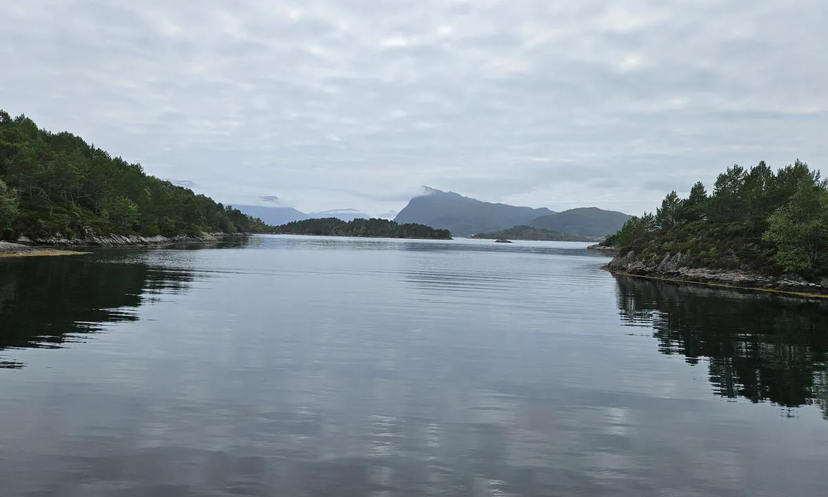 Eika: {"base": "no", "no": "Oppankret p\u00e5 samme plass. Bilde et tatt mot innseglingen til Langev\u00e5gen. Fjellet lapsnipa i det fjerne.", "se": "Ankrad p\u00e5 samma plats. Bild tagen mot inseglingen till Langev\u00e5gen. Berget Lapsnipa i fj\u00e4rran.", "en": "Anchored at the same spot. Picture taken towards the entrance to Langev\u00e5gen. The mountain Lapsnipa in the distance.", "da": "Forankret p\u00e5 samme sted. Billede et taget mod indsejlingen til Langev\u00e5gen. Bjerget Lapsnipa i det fjerne.", "fr": "Ancr\u00e9 au m\u00eame endroit. La photo est prise en direction de l'entr\u00e9e de Langev\u00e5gen. La montagne Lapsnipa au loin.", "de": "Vor Anker auf dem gleichen Platz. Bild ein aufgenommen gegen die Einfahrt nach Langev\u00e5gen. Der Berg Lapsnipa in der Ferne.", "es": "Anclado en el mismo lugar. Imagen tomada hacia la entrada a Langev\u00e5gen. La monta\u00f1a Lapsnipa en la distancia.", "it": "Ancorato nello stesso posto. L'immagine \u00e8 presa verso l'entrata di Langev\u00e5gen. La montagna Lapsnipa in lontananza.", "pt": "Ancorado no mesmo lugar. A imagem \u00e9 tirada na dire\u00e7\u00e3o da entrada para Langev\u00e5gen. A montanha Lapsnipa ao longe.", "nl": "Voor anker op dezelfde plaats. Foto genomen richting de toegang tot Langev\u00e5gen. De berg Lapsnipa in de verte.", "pl": "Zakotwiczony w tym samym miejscu. Zdj\u0119cie zrobione w kierunku wej\u015bcia do Langev\u00e5gen. W oddali g\u00f3ra Lapsnipa.", "uk": "\u0417\u0430\u043a\u0440\u0456\u043f\u043b\u0435\u043d\u043e \u043d\u0430 \u0442\u043e\u043c\u0443 \u0436 \u043c\u0456\u0441\u0446\u0456. \u0417\u043e\u0431\u0440\u0430\u0436\u0435\u043d\u043d\u044f \u0437\u0440\u043e\u0431\u043b\u0435\u043d\u043e \u0431\u0456\u043b\u044f \u0432\u0445\u043e\u0434\u0443 \u0434\u043e \u041b\u0430\u043d\u0433\u0435\u0432\u0430\u0433\u0435\u043d\u0443. \u0413\u043e\u0440\u0430 \u041b\u0430\u043f\u0441\u043d\u0456\u043f\u0430 \u0432\u0434\u0430\u043b\u0438\u043d\u0456.", "ro": "Ancorat \u00een acela\u0219i loc. Imaginea este f\u0103cut\u0103 spre intrarea \u00een Langev\u00e5gen. Muntele Lapsnipa se vede \u00een dep\u0103rtare.", "tr": "Ayn\u0131 yerde demirli. G\u00f6r\u00fcnt\u00fc Langev\u00e5gen'a giri\u015fe kar\u015f\u0131dan al\u0131nm\u0131\u015f. Uzakta lapsnipa da\u011f\u0131.", "el": "\u0391\u03b3\u03ba\u03b9\u03c3\u03c4\u03c1\u03c9\u03bc\u03ad\u03bd\u03bf \u03c3\u03c4\u03bf \u03af\u03b4\u03b9\u03bf \u03c3\u03b7\u03bc\u03b5\u03af\u03bf. \u0397 \u03c6\u03c9\u03c4\u03bf\u03b3\u03c1\u03b1\u03c6\u03af\u03b1 \u03b5\u03af\u03bd\u03b1\u03b9 \u03c4\u03c1\u03b1\u03b2\u03b7\u03b3\u03bc\u03ad\u03bd\u03b7 \u03c0\u03c1\u03bf\u03c2 \u03c4\u03b7\u03bd \u03b5\u03af\u03c3\u03bf\u03b4\u03bf \u03c4\u03bf\u03c5 Langev\u00e5gen. \u03a4\u03bf \u03b2\u03bf\u03c5\u03bd\u03cc Lapsnipa \u03c3\u03c4\u03bf \u03b2\u03ac\u03b8\u03bf\u03c2.", "cs": "Zakotven na stejn\u00e9m m\u00edst\u011b. Fotografie je po\u0159\u00edzena sm\u011brem k vjezdu do Langev\u00e5gen. Hora Lapsnipa v d\u00e1lce.", "hu": "Horgonyzott ugyanazon a helyen. A k\u00e9p Langev\u00e5gen bej\u00e1rata fel\u00e9 k\u00e9sz\u00fclt. A t\u00e1volban a lapsnipa hegy l\u00e1that\u00f3.", "fi": "Ankkuroituna samassa paikassa. Kuva otettu kohti Langev\u00e5genin sis\u00e4\u00e4nk\u00e4ynti\u00e4. Kaukaisuudessa vuori Lapsnipa.", "bg": "\u0417\u0430\u043a\u043e\u0442\u0432\u0435\u043d \u043d\u0430 \u0441\u044a\u0449\u043e\u0442\u043e \u043c\u044f\u0441\u0442\u043e. \u0421\u043d\u0438\u043c\u043a\u0430, \u043d\u0430\u043f\u0440\u0430\u0432\u0435\u043d\u0430 \u043a\u044a\u043c \u0432\u0445\u043e\u0434\u0430 \u043d\u0430 \u041b\u0430\u043d\u0433\u0435\u0432\u043e\u0433\u0435\u043d. \u041f\u043b\u0430\u043d\u0438\u043d\u0430\u0442\u0430 \u041b\u0430\u043f\u0441\u043d\u0438\u043f\u0430 \u0432 \u0434\u0430\u043b\u0435\u0447\u0438\u043d\u0430\u0442\u0430.", "sr": "Usidren na istom mestu. Slika je snimljena prema ulazu u Langev\u00e5gen. Planina Lapsnipa u daljini.", "et": "Ankrusime samasse kohta. Pilt on tehtud sissep\u00e4\u00e4su suunas Langev\u00e5gisse. Kaugel paistab m\u00e4gi Lapsnipa.", "lv": "Nometin\u0101ts kotv\u0113 nodotaj\u0101 viet\u0101. Att\u0113ls uz\u0146emts, skatoties uz Langev\u00e5genes ieeju. T\u0101lum\u0101 redzams Lapsnipas kalns.", "lt": "Inkaruoti toje pa\u010dioje vietoje. Nuotrauka padaryta prie\u0161 \u012fplaukiant \u012f Langev\u00e5gen. Tolumoje matomas Lapsnipa kalnas."}