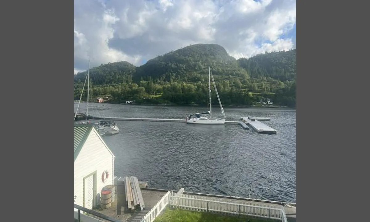 Eivindvik Gjestehavn: {"base": "en", "no": "Nye flytebrygger 26. juli.", "se": "Nya pontoner den 26 juli.", "en": "New pontoons July 26.", "da": "Nye pontoner 26. juli.", "fr": "Nouveaux pontons le 26 juillet.", "de": "Neue Pontons 26. Juli.", "es": "Nuevos pantalanes el 26 de julio.", "it": "Nuovi pontili 26 luglio.", "pt": "Novos pont\u00f5es em 26 de julho.", "nl": "Nieuwe pontons 26 juli.", "pl": "Nowe pontony 26 lipca.", "uk": "\u041d\u043e\u0432\u0456 \u043f\u043e\u043d\u0442\u043e\u043d\u0438 26 \u043b\u0438\u043f\u043d\u044f.", "ro": "Pontoane noi 26 iulie.", "tr": "Yeni pontonlar 26 Temmuz.", "el": "\u039d\u03ad\u03b5\u03c2 \u03b5\u03be\u03ad\u03b4\u03c1\u03b5\u03c2 \u03c3\u03c4\u03b9\u03c2 26 \u0399\u03bf\u03c5\u03bb\u03af\u03bf\u03c5.", "cs": "Nov\u00e1 pontony 26. \u010dervence.", "hu": "\u00daj m\u00f3l\u00f3k j\u00falius 26.", "fi": "Uudet ponttonit 26. hein\u00e4kuuta.", "bg": "\u041d\u043e\u0432\u0438 \u043f\u043e\u043d\u0442\u043e\u043d\u0438 \u043e\u0442 26 \u044e\u043b\u0438.", "sr": "Novi pontoni 26. jula.", "et": "Uued pontoonid 26. juuli.", "lv": "Jauni pontoni 26. j\u016blij\u0101.", "lt": "Nauji pontonai liepos 26 d."}