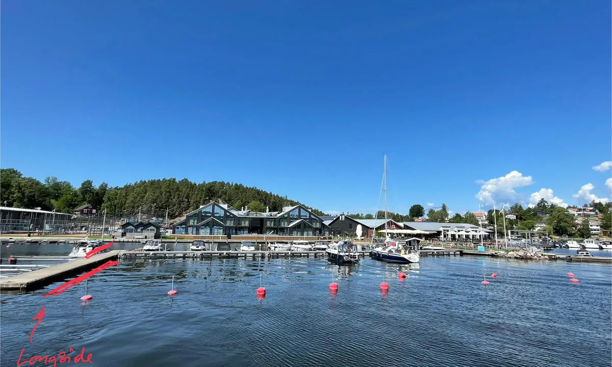 Ekerö - Jungfrusund: {"base": "en", "no": "Fullstendig oversikt med merkede langsideplasser", "se": "Fullst\u00e4ndig \u00f6versikt med markerade l\u00e5ngsidesplatser", "en": "Complete overview with marked longside places", "da": "Komplet oversigt med markerede langskibspladser", "fr": "Vue d'ensemble compl\u00e8te avec des places en long c\u00f4t\u00e9 marqu\u00e9es", "de": "Komplette \u00dcbersicht mit markierten l\u00e4ngsseits Liegpl\u00e4tzen", "es": "Descripci\u00f3n completa con lugares marcados a lo largo del muelle", "it": "Panoramica completa con posti lungo banchina contrassegnati", "pt": "Vis\u00e3o geral completa com locais laterais marcados", "nl": "Volledig overzicht met gemarkeerde langsplekken", "pl": "Kompletny przegl\u0105d z zaznaczonymi miejscami burtowymi", "uk": "\u041f\u043e\u0432\u043d\u0438\u0439 \u043e\u0433\u043b\u044f\u0434 \u0437 \u043f\u043e\u0437\u043d\u0430\u0447\u0435\u043d\u0438\u043c\u0438 \u043c\u0456\u0441\u0446\u044f\u043c\u0438 \u0448\u0432\u0430\u0440\u0442\u0443\u0432\u0430\u043d\u043d\u044f \u0431\u043e\u0440\u0442\u043e\u043c", "ro": "Prezentare complet\u0103 cu loca\u021bii laterale marcate", "tr": "Tam kapsaml\u0131 genel bak\u0131\u015f ile i\u015faretlenmi\u015f uzunlamas\u0131na yerler", "el": "\u03a0\u03bb\u03ae\u03c1\u03b7\u03c2 \u03b5\u03c0\u03b9\u03c3\u03ba\u03cc\u03c0\u03b7\u03c3\u03b7 \u03bc\u03b5 \u03c3\u03b7\u03bc\u03b5\u03b9\u03c9\u03bc\u03ad\u03bd\u03b1 \u03bc\u03ad\u03c1\u03b7 \u03c0\u03c1\u03cc\u03c3\u03b4\u03b5\u03c3\u03b7\u03c2 \u03c0\u03bb\u03b5\u03c5\u03c1\u03b9\u03ba\u03ac", "cs": "Kompletn\u00ed p\u0159ehled s vyzna\u010den\u00fdmi m\u00edsty pod\u00e9l boku", "hu": "Teljes \u00e1ttekint\u00e9s, kijel\u00f6lt hosszanti helyekkel", "fi": "T\u00e4ydellinen yleiskuva merkittyin\u00e4 kylkikiinnityspaikkoina", "bg": "\u0426\u044f\u043b\u043e\u0441\u0442\u0435\u043d \u043f\u0440\u0435\u0433\u043b\u0435\u0434 \u0441 \u043c\u0430\u0440\u043a\u0438\u0440\u0430\u043d\u0438 \u043c\u0435\u0441\u0442\u0430 \u0437\u0430 \u043f\u0440\u0438\u0441\u0442\u0430\u0432\u0430\u043d\u0435 \u043f\u043e \u0434\u044a\u043b\u0436\u0438\u043d\u0430\u0442\u0430 \u043d\u0430 \u043a\u0435\u044f", "sr": "Potpuni pregled sa ozna\u010denim mestima za bo\u010dno vezivanje", "et": "T\u00e4ielik \u00fclevaade t\u00e4histatud pardakohtadega", "lv": "Piln\u012bgs p\u0101rskats ar iez\u012bm\u0113t\u0101m pieborti st\u0101vviet\u0101m", "lt": "I\u0161samus ap\u017evalga su pa\u017eym\u0117tomis ilgosiomis vietomis"}
