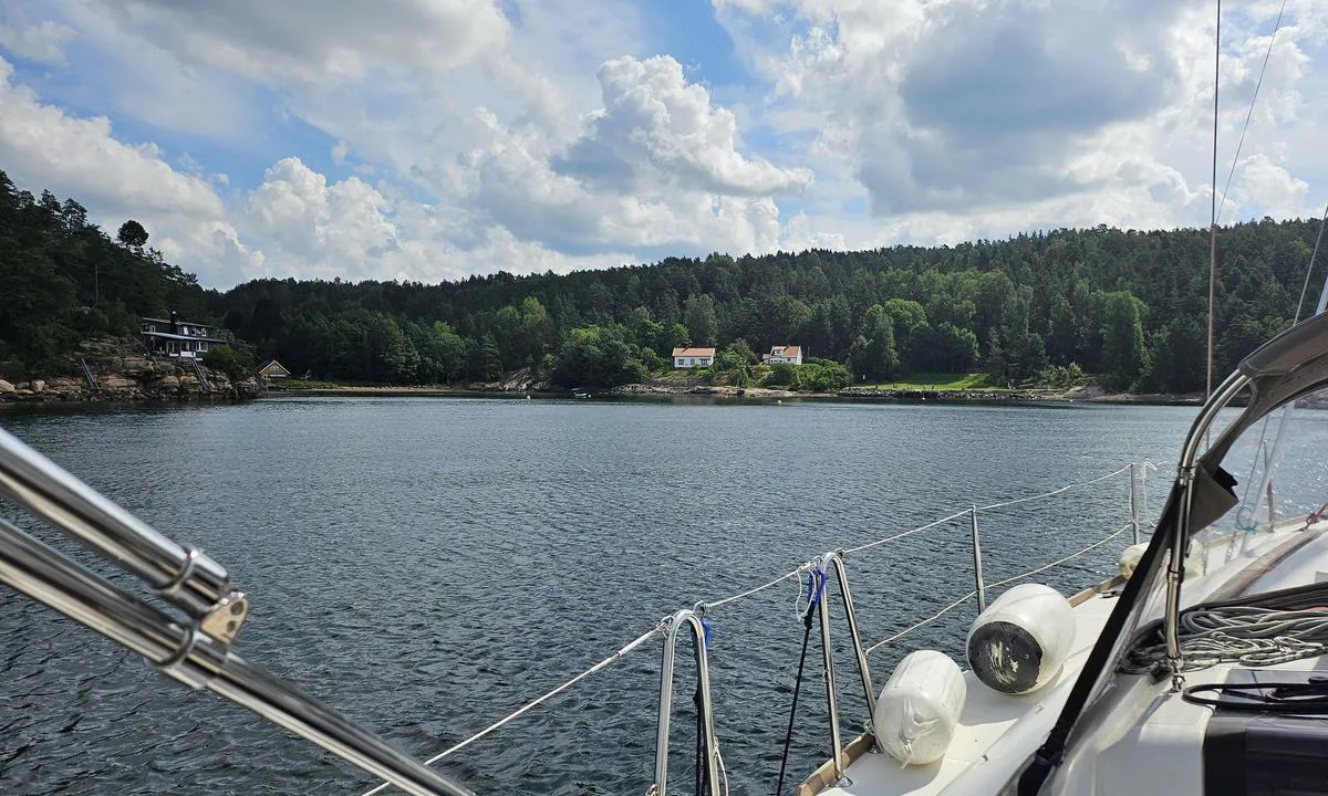 Emmerstadbukta: {"base": "no", "no": "Mot nord og sandstrand", "se": "Mot norr och sandstrand", "en": "To the north and sandy beach", "da": "Mod nord og sandstrand", "fr": "Vers le nord et plage de sable", "de": "Nach Norden und Sandstrand", "es": "Hacia el norte y playa de arena", "it": "Verso nord e spiaggia di sabbia", "pt": "Para o norte e a praia de areia", "nl": "Naar het noorden en zandstrand", "pl": "Na p\u00f3\u0142noc i piaszczysta pla\u017ca", "uk": "\u041d\u0430 \u043f\u0456\u0432\u043d\u0456\u0447 \u0456 \u043f\u0456\u0449\u0430\u043d\u0438\u0439 \u043f\u043b\u044f\u0436", "ro": "Spre nord \u0219i plaj\u0103 cu nisip", "tr": "Kuzeye do\u011fru ve kumlu plaj", "el": "\u03a0\u03c1\u03bf\u03c2 \u03b2\u03bf\u03c1\u03c1\u03ac \u03ba\u03b1\u03b9 \u03b1\u03bc\u03bc\u03ce\u03b4\u03b7\u03c2 \u03c0\u03b1\u03c1\u03b1\u03bb\u03af\u03b1", "cs": "Na sever a p\u00eds\u010ditou pl\u00e1\u017e", "hu": "\u00c9szak fel\u00e9 \u00e9s homokos part", "fi": "Pohjoiseen ja hiekkarannalle", "bg": "\u041a\u044a\u043c \u0441\u0435\u0432\u0435\u0440 \u0438 \u043f\u044f\u0441\u044a\u0447\u0435\u043d \u043f\u043b\u0430\u0436", "sr": "Prema severu i pe\u0161\u010dana pla\u017ea", "et": "P\u00f5hja poole p\u00f6\u00f6rates ja liivaranda", "lv": "Uz zieme\u013ciem un smil\u0161u pludmale", "lt": "Link \u0161iaur\u0117s ir sm\u0117lio papl\u016bdimio"}