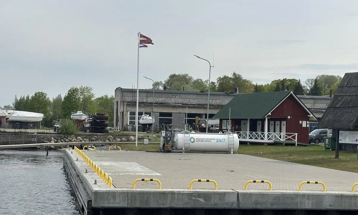 Engure: {"base": "nl", "no": "Mulighet for \u00e5 fylle diesel. Dusj og toalett i bygningen med det gr\u00f8nne taket.", "se": "M\u00f6jlighet att tanka diesel. Dusch och toaletter i byggnaden med det gr\u00f6na taket.", "en": "Possibility to refuel diesel. Showers and toilets in the building with the green roof.", "da": "Mulighed for at tanke diesel. Bruser og toiletter i bygningen med det gr\u00f8nne tag.", "fr": "Possibilit\u00e9 de faire le plein de diesel. Douches et toilettes dans le b\u00e2timent au toit vert.", "de": "M\u00f6glichkeit zum Tanken von Diesel. Dusche und Toiletten im Geb\u00e4ude mit dem gr\u00fcnen Dach.", "es": "Posibilidad de repostar di\u00e9sel. Duchas y ba\u00f1os en el edificio con el techo verde.", "it": "Possibilit\u00e0 di fare rifornimento di diesel. Doccia e servizi igienici nell'edificio con il tetto verde.", "pt": "Possibilidade de abastecer diesel. Duche e sanit\u00e1rios no edif\u00edcio com o telhado verde.", "nl": "Mogelijkheid om diesel te tanken. Douche en toiletten in het gebouw met het groene dak.", "pl": "Mo\u017cliwo\u015b\u0107 tankowania diesla. Prysznice i toalety w budynku z zielonym dachem.", "uk": "\u041c\u043e\u0436\u043b\u0438\u0432\u0456\u0441\u0442\u044c \u0437\u0430\u043f\u0440\u0430\u0432\u0438\u0442\u0438 \u0434\u0438\u0437\u0435\u043b\u044c\u043d\u0435 \u043f\u0430\u043b\u0438\u0432\u043e. \u0414\u0443\u0448 \u0442\u0430 \u0442\u0443\u0430\u043b\u0435\u0442\u0438 \u0432 \u0431\u0443\u0434\u0456\u0432\u043b\u0456 \u0437 \u0437\u0435\u043b\u0435\u043d\u043e\u044e \u043f\u043e\u043a\u0440\u0456\u0432\u043b\u0435\u044e.", "ro": "Posibilitatea de a alimenta cu motorin\u0103. Du\u0219 \u0219i toalete \u00een cl\u0103direa cu acoperi\u0219 verde.", "tr": "Dizel yak\u0131t ikmali imkan\u0131. Ye\u015fil \u00e7at\u0131l\u0131 binada du\u015f ve tuvaletler.", "el": "\u0394\u03c5\u03bd\u03b1\u03c4\u03cc\u03c4\u03b7\u03c4\u03b1 \u03b1\u03bd\u03b5\u03c6\u03bf\u03b4\u03b9\u03b1\u03c3\u03bc\u03bf\u03cd \u03bc\u03b5 \u03c0\u03b5\u03c4\u03c1\u03ad\u03bb\u03b1\u03b9\u03bf. \u039d\u03c4\u03bf\u03c5\u03b6 \u03ba\u03b1\u03b9 \u03c4\u03bf\u03c5\u03b1\u03bb\u03ad\u03c4\u03b5\u03c2 \u03c3\u03c4\u03bf \u03ba\u03c4\u03af\u03c1\u03b9\u03bf \u03bc\u03b5 \u03c4\u03b7\u03bd \u03c0\u03c1\u03ac\u03c3\u03b9\u03bd\u03b7 \u03c3\u03c4\u03ad\u03b3\u03b7.", "cs": "Mo\u017enost tankov\u00e1n\u00ed dieselu. Sprcha a toalety v budov\u011b se zelenou st\u0159echou.", "hu": "Lehet\u0151s\u00e9g d\u00edzel tankol\u00e1s\u00e1ra. Zuhanyz\u00f3 \u00e9s WC az \u00e9p\u00fcletben a z\u00f6ld tet\u0151vel.", "fi": "Mahdollisuus tankata dieseli\u00e4. Suihku ja wc:t rakennuksessa, jossa on vihre\u00e4 katto.", "bg": "\u0412\u044a\u0437\u043c\u043e\u0436\u043d\u043e\u0441\u0442 \u0437\u0430 \u0437\u0430\u0440\u0435\u0436\u0434\u0430\u043d\u0435 \u0441 \u0434\u0438\u0437\u0435\u043b. \u0414\u0443\u0448\u043e\u0432\u0435 \u0438 \u0442\u043e\u0430\u043b\u0435\u0442\u043d\u0438 \u0432 \u0441\u0433\u0440\u0430\u0434\u0430\u0442\u0430 \u0441\u044a\u0441 \u0437\u0435\u043b\u0435\u043d\u0438\u044f \u043f\u043e\u043a\u0440\u0438\u0432.", "sr": "\u041c\u043e\u0433\u0443\u045b\u043d\u043e\u0441\u0442 \u0442\u043e\u0447\u0435\u045a\u0430 \u0434\u0438\u0437\u0435\u043b\u0430. \u0422\u0443\u0448\u0435\u0432\u0438 \u0438 \u0442\u043e\u0430\u043b\u0435\u0442\u0438 \u0443 \u0437\u0433\u0440\u0430\u0434\u0438 \u0441\u0430 \u0437\u0435\u043b\u0435\u043d\u0438\u043c \u043a\u0440\u043e\u0432\u043e\u043c.", "et": "V\u00f5imalus tankida diislik\u00fctust. Du\u0161\u0161 ja tualetid hoones, millel on roheline katus.", "lv": "Iesp\u0113ja uzpild\u012bt d\u012bze\u013cdegvielu. Du\u0161a un tualetes za\u013c\u0101 jumta \u0113k\u0101.", "lt": "Galimyb\u0117 u\u017esipildyti dyzelinio kuro. Du\u0161ai ir tualetai pastate su \u017ealiu stogu."}