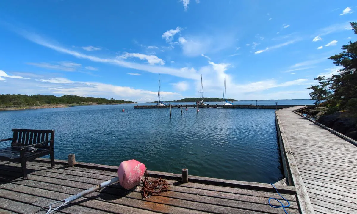 Enklinge: {"base": "se", "no": "Foto fra badstuen med den indre havnen (dybde 1,8 m) i forgrunnen. Havnens basseng er mindre enn det ser ut som p\u00e5 bildet.", "se": "Foto fr\u00e5n bastun med den inre hamnen (djup 1,8 m) i f\u00f6rgrunden. Hamnbass\u00e4ngen \u00e4r mindre \u00e4n vad den ser ut som p\u00e5 bild.", "en": "Photo from the sauna with the inner harbor (depth 1.8 m) in the foreground. The harbor basin is smaller than it appears in the picture.", "da": "Foto fra saunaen med den indre havn (dybde 1,8 m) i forgrunden. Havnebassinet er mindre end hvad det ser ud som p\u00e5 billedet.", "fr": "Photo depuis le sauna avec le port int\u00e9rieur (profondeur 1,8 m) au premier plan. Le bassin portuaire est plus petit qu'il n'en a l'air sur la photo.", "de": "Foto von der Sauna mit dem inneren Hafen (Tiefe 1,8 m) im Vordergrund. Das Hafenbecken ist kleiner, als es auf dem Bild aussieht.", "es": "Foto desde la sauna con el puerto interior (profundidad 1,8 m) en primer plano. La d\u00e1rsena es m\u00e1s peque\u00f1a de lo que parece en la imagen.", "it": "Foto dalla sauna con il porto interno (profondit\u00e0 1,8 m) in primo piano. Il bacino portuale \u00e8 pi\u00f9 piccolo di quanto sembri nella foto.", "pt": "Foto da sauna com o porto interior (profundidade 1,8 m) em primeiro plano. O bacia do porto \u00e9 menor do que parece na imagem.", "nl": "Foto vanaf de sauna met de binnenscheepvaart (diepte 1,8 m) op de voorgrond. Het havenbassin is kleiner dan het op de foto lijkt.", "pl": "Zdj\u0119cie z sauny z wewn\u0119trznego portu (g\u0142\u0119boko\u015b\u0107 1,8 m) na pierwszym planie. Basen portowy jest mniejszy ni\u017c wygl\u0105da na zdj\u0119ciu.", "uk": "\u0424\u043e\u0442\u043e \u0437 \u0441\u0430\u0443\u043d\u0438 \u0437 \u0432\u043d\u0443\u0442\u0440\u0456\u0448\u043d\u044c\u043e\u044e \u0433\u0430\u0432\u0430\u043d\u043d\u044e (\u0433\u043b\u0438\u0431\u0438\u043d\u0430 1,8 \u043c) \u043d\u0430 \u043f\u0435\u0440\u0435\u0434\u043d\u044c\u043e\u043c\u0443 \u043f\u043b\u0430\u043d\u0456. \u0413\u0430\u0432\u0430\u043d\u043d\u0430 \u0431\u0430\u0441\u0435\u0439\u043d\u0430 \u043c\u0435\u043d\u0448\u0430, \u043d\u0456\u0436 \u0437\u0434\u0430\u0454\u0442\u044c\u0441\u044f \u043d\u0430 \u0444\u043e\u0442\u043e\u0433\u0440\u0430\u0444\u0456\u0457.", "ro": "Fotografie din saun\u0103 cu portul interior (ad\u00e2ncime 1,8 m) \u00een prim-plan. Bazinul portuar este mai mic dec\u00e2t pare \u00een imagine.", "tr": "\u0130\u00e7 liman\u0131 (derinlik 1,8 m) \u00f6nde g\u00f6steren saunadan foto\u011fraf. Liman havuzu resimde g\u00f6r\u00fcnd\u00fc\u011f\u00fcnden daha k\u00fc\u00e7\u00fckt\u00fcr.", "el": "\u03a6\u03c9\u03c4\u03bf\u03b3\u03c1\u03b1\u03c6\u03af\u03b1 \u03b1\u03c0\u03cc \u03c4\u03b7 \u03c3\u03ac\u03bf\u03c5\u03bd\u03b1 \u03bc\u03b5 \u03c4\u03bf \u03b5\u03c3\u03c9\u03c4\u03b5\u03c1\u03b9\u03ba\u03cc \u03bb\u03b9\u03bc\u03ac\u03bd\u03b9 (\u03b2\u03ac\u03b8\u03bf\u03c2 1,8 \u03bc) \u03c3\u03c4\u03bf \u03c0\u03c1\u03bf\u03c3\u03ba\u03ae\u03bd\u03b9\u03bf. \u0397 \u03bb\u03b9\u03bc\u03b5\u03bd\u03bf\u03bb\u03b5\u03ba\u03ac\u03bd\u03b7 \u03b5\u03af\u03bd\u03b1\u03b9 \u03bc\u03b9\u03ba\u03c1\u03cc\u03c4\u03b5\u03c1\u03b7 \u03b1\u03c0\u03cc \u03cc, \u03c4\u03b9 \u03c6\u03b1\u03af\u03bd\u03b5\u03c4\u03b1\u03b9 \u03c3\u03c4\u03b7\u03bd \u03b5\u03b9\u03ba\u03cc\u03bd\u03b1.", "cs": "Fotografie z sauny s vnit\u0159n\u00edm p\u0159\u00edstavi\u0161t\u011bm (hloubka 1,8 m) v pop\u0159ed\u00ed. P\u0159\u00edstavn\u00ed baz\u00e9n je men\u0161\u00ed ne\u017e na fotografii.", "hu": "Fot\u00f3 a szaun\u00e1b\u00f3l a bels\u0151 kik\u00f6t\u0151vel (1,8 m m\u00e9ly) az el\u0151t\u00e9rben. A kik\u00f6t\u0151 medenc\u00e9je kisebb, mint amilyennek a k\u00e9pen l\u00e1tszik.", "fi": "Kuva saunasta, etualalla sis\u00e4satama (syvyys 1,8 m). Satama-altaan koko on kuvassa todellista pienempi.", "bg": "\u0421\u043d\u0438\u043c\u043a\u0430 \u043e\u0442 \u0441\u0430\u0443\u043d\u0430\u0442\u0430 \u0441 \u0432\u044a\u0442\u0440\u0435\u0448\u043d\u043e\u0442\u043e \u043f\u0440\u0438\u0441\u0442\u0430\u043d\u0438\u0449\u0435 (\u0434\u044a\u043b\u0431\u043e\u0447\u0438\u043d\u0430 1,8 \u043c) \u043d\u0430 \u043f\u0440\u0435\u0434\u0435\u043d \u043f\u043b\u0430\u043d. \u041f\u0440\u0438\u0441\u0442\u0430\u043d\u0438\u0449\u043d\u0438\u044f\u0442 \u0431\u0430\u0441\u0435\u0439\u043d \u0435 \u043f\u043e-\u043c\u0430\u043b\u044a\u043a, \u043e\u0442\u043a\u043e\u043b\u043a\u043e\u0442\u043e \u0438\u0437\u0433\u043b\u0435\u0436\u0434\u0430 \u043d\u0430 \u0441\u043d\u0438\u043c\u043a\u0430\u0442\u0430.", "sr": "Fotografija sa saune sa unutra\u0161njom lukom (dubine 1,8 m) u prvom planu. Luka je manja nego \u0161to izgleda na slici.", "et": "Foto saunast, ees on sisemine sadam (s\u00fcgavus 1,8 m). Sadamabassein on v\u00e4iksem, kui pildil paistab.", "lv": "Foto no pirts ar iek\u0161\u0113jo ostu (dzi\u013cums 1,8 m) priek\u0161pl\u0101n\u0101. Ostas baseins ir maz\u0101ks nek\u0101 \u0161\u0137iet att\u0113l\u0101.", "lt": "Nuotrauka i\u0161 saunos su vidiniu uostu (gylis 1,8 m) pirmame plane. Uosto baseinas yra ma\u017eesnis nei atrodo nuotraukoje."}