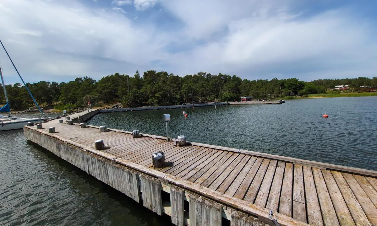 Enklinge: {"base": "se", "no": "Foto av den ytre brygga (dybde >2 m) med den indre havnebassenget og badstuen (r\u00f8dt hus p\u00e5 flytebrygge i midten av bildet) i bakgrunnen.", "se": "Foto av den yttre bryggan (djup >2 m) med den inre hamnbass\u00e4ngen och bastun (r\u00f6tt hus p\u00e5 flytbrygga i mitten av bilden) i bakgrunden.", "en": "Photo of the outer jetty (depth >2 m) with the inner harbor basin and the sauna (red house on the floating jetty in the middle of the picture) in the background.", "da": "Foto af den ydre mole (dybde >2 m) med den indre havnebassin og saunaen (r\u00f8dt hus p\u00e5 flydeponton i midten af billedet) i baggrunden.", "fr": "Photo du quai ext\u00e9rieur (profondeur >2 m) avec le bassin int\u00e9rieur et le sauna (maison rouge sur un ponton flottant au milieu de l'image) en arri\u00e8re-plan.", "de": "Foto von dem \u00e4u\u00dferen Steg (Tiefe >2 m) mit dem inneren Hafenbecken und der Sauna (rotes Haus auf dem Schwimmsteg in der Bildmitte) im Hintergrund.", "es": "Foto del muelle exterior (profundidad >2 m) con la d\u00e1rsena interior y la sauna (casa roja en el muelle flotante en el centro de la imagen) al fondo.", "it": "Foto del molo esterno (profondit\u00e0 >2 m) con il bacino interno del porto e la sauna (casa rossa su un pontile galleggiante al centro dell'immagine) sullo sfondo.", "pt": "Foto do cais exterior (profundidade >2 m) com a bacia do porto interno e a sauna (casa vermelha no cais flutuante no centro da imagem) ao fundo.", "nl": "Foto van de buitensteiger (diepte >2 m) met het binnenste havendok en de sauna (rood huis op drijvende steiger in het midden van de foto) op de achtergrond.", "pl": "Zdj\u0119cie zewn\u0119trznego pomostu (g\u0142\u0119boko\u015b\u0107 >2 m) z wewn\u0119trzn\u0105 basen\u0105 portow\u0105 i saun\u0105 (czerwony dom na p\u0142ywaj\u0105cym pomo\u015bcie w \u015brodku zdj\u0119cia) w tle.", "uk": "\u0424\u043e\u0442\u043e \u0437\u043e\u0432\u043d\u0456\u0448\u043d\u044c\u043e\u0433\u043e \u043f\u0440\u0438\u0447\u0430\u043b\u0443 (\u0433\u043b\u0438\u0431\u0438\u043d\u0430 >2 \u043c) \u0437 \u0432\u043d\u0443\u0442\u0440\u0456\u0448\u043d\u044c\u043e\u044e \u0433\u0430\u0432\u0430\u043d\u043d\u044e \u0456 \u0441\u0430\u0443\u043d\u043e\u044e (\u0447\u0435\u0440\u0432\u043e\u043d\u0438\u0439 \u0431\u0443\u0434\u0438\u043d\u043e\u043a \u043d\u0430 \u043f\u043b\u0430\u0432\u0443\u0447\u043e\u043c\u0443 \u043f\u0440\u0438\u0447\u0430\u043b\u0456 \u0432 \u0446\u0435\u043d\u0442\u0440\u0456 \u0437\u043e\u0431\u0440\u0430\u0436\u0435\u043d\u043d\u044f) \u043d\u0430 \u0437\u0430\u0434\u043d\u044c\u043e\u043c\u0443 \u043f\u043b\u0430\u043d\u0456.", "ro": "Fotografie cu digul exterior (ad\u00e2ncime >2 m) cu bazinul interior al portului \u0219i saun\u0103 (cas\u0103 ro\u0219ie pe ponton \u00een centrul imaginii) \u00een fundal.", "tr": "Derinli\u011fi >2 m olan d\u0131\u015f iskele, i\u00e7 liman havzas\u0131 ve saunan\u0131n (resimde ortadaki y\u00fczer iskelede k\u0131rm\u0131z\u0131 ev) arka plan\u0131nda foto\u011fraf\u0131.", "el": "\u03a6\u03c9\u03c4\u03bf\u03b3\u03c1\u03b1\u03c6\u03af\u03b1 \u03c4\u03b7\u03c2 \u03b5\u03be\u03c9\u03c4\u03b5\u03c1\u03b9\u03ba\u03ae\u03c2 \u03b1\u03c0\u03bf\u03b2\u03ac\u03b8\u03c1\u03b1\u03c2 (\u03b2\u03ac\u03b8\u03bf\u03c2 >2 \u03bc) \u03bc\u03b5 \u03c4\u03b7\u03bd \u03b5\u03c3\u03c9\u03c4\u03b5\u03c1\u03b9\u03ba\u03ae \u03bb\u03b9\u03bc\u03b5\u03bd\u03bf\u03bb\u03b5\u03ba\u03ac\u03bd\u03b7 \u03ba\u03b1\u03b9 \u03c4\u03b7 \u03c3\u03ac\u03bf\u03c5\u03bd\u03b1 (\u03ba\u03cc\u03ba\u03ba\u03b9\u03bd\u03bf \u03c3\u03c0\u03af\u03c4\u03b9 \u03c3\u03b5 \u03c0\u03bb\u03c9\u03c4\u03ae \u03c0\u03c1\u03bf\u03b2\u03bb\u03ae\u03c4\u03b1 \u03c3\u03c4\u03bf \u03ba\u03ad\u03bd\u03c4\u03c1\u03bf \u03c4\u03b7\u03c2 \u03b5\u03b9\u03ba\u03cc\u03bd\u03b1\u03c2) \u03c3\u03c4\u03bf \u03c6\u03cc\u03bd\u03c4\u03bf.", "cs": "Fotografie vn\u011bj\u0161\u00edho mola (hloubka >2 m) s vnit\u0159n\u00edm p\u0159\u00edstavn\u00edm baz\u00e9nem a saunou (\u010derven\u00fd d\u016fm na plovouc\u00edm molu uprost\u0159ed obr\u00e1zku) v pozad\u00ed.", "hu": "Fot\u00f3 a k\u00fcls\u0151 m\u00f3l\u00f3r\u00f3l (m\u00e9lys\u00e9g >2 m) a bels\u0151 kik\u00f6t\u0151medenc\u00e9vel \u00e9s a szaun\u00e1val (piros h\u00e1z az \u00fasz\u00f3m\u00f3l\u00f3n a k\u00e9p k\u00f6zep\u00e9n) a h\u00e1tt\u00e9rben.", "fi": "Kuva ulommalta laiturilta (syvyys >2 m) sisemp\u00e4\u00e4n satama-altaaseen ja saunaan (punainen talo kelluvalla laiturilla kuvan keskell\u00e4) taustalla.", "bg": "\u0421\u043d\u0438\u043c\u043a\u0430 \u043d\u0430 \u0432\u044a\u043d\u0448\u043d\u0438\u044f \u043a\u0435\u0439 (\u0434\u044a\u043b\u0431\u043e\u0447\u0438\u043d\u0430 >2 \u043c) \u0441 \u0432\u044a\u0442\u0440\u0435\u0448\u043d\u0438\u044f \u043f\u0440\u0438\u0441\u0442\u0430\u043d\u0438\u0449\u0435\u043d \u0431\u0430\u0441\u0435\u0439\u043d \u0438 \u0441\u0430\u0443\u043d\u0430\u0442\u0430 (\u0447\u0435\u0440\u0432\u0435\u043d\u0430 \u043a\u044a\u0449\u0430 \u043d\u0430 \u043f\u043b\u0430\u0432\u0430\u0449 \u043a\u0435\u0439 \u0432 \u0441\u0440\u0435\u0434\u0430\u0442\u0430 \u043d\u0430 \u0438\u0437\u043e\u0431\u0440\u0430\u0436\u0435\u043d\u0438\u0435\u0442\u043e) \u043d\u0430 \u0437\u0430\u0434\u0435\u043d \u043f\u043b\u0430\u043d.", "sr": "Fotografija spoljnog mola (dubina >2 m) sa unutra\u0161njim lu\u010dkim bazenom i saunom (crvena ku\u0107a na plutaju\u0107em molu u sredini slike) u pozadini.", "et": "Foto v\u00e4lisest kai (s\u00fcgavus >2 m) koos sisemise sadamabasseini ja saunaga (punane maja ujuvkail pildi keskel) taustal.", "lv": "Foto ar \u0101r\u0113jo piest\u0101tni (dzi\u013cums >2 m) ar iek\u0161\u0113jo ostas baseinu un saunu (sarkana m\u0101ja uz peldo\u0161\u0101s piest\u0101tnes att\u0113la vid\u016b) fon\u0101.", "lt": "Nuotrauka i\u0161 prieplaukos i\u0161or\u0117s (gylis >2 m) su vidiniu uosto baseinu ir pirtimi (raudonas namelis ant pl\u016bduriuojan\u010dios prieplaukos nuotraukos viduryje) fone."}
