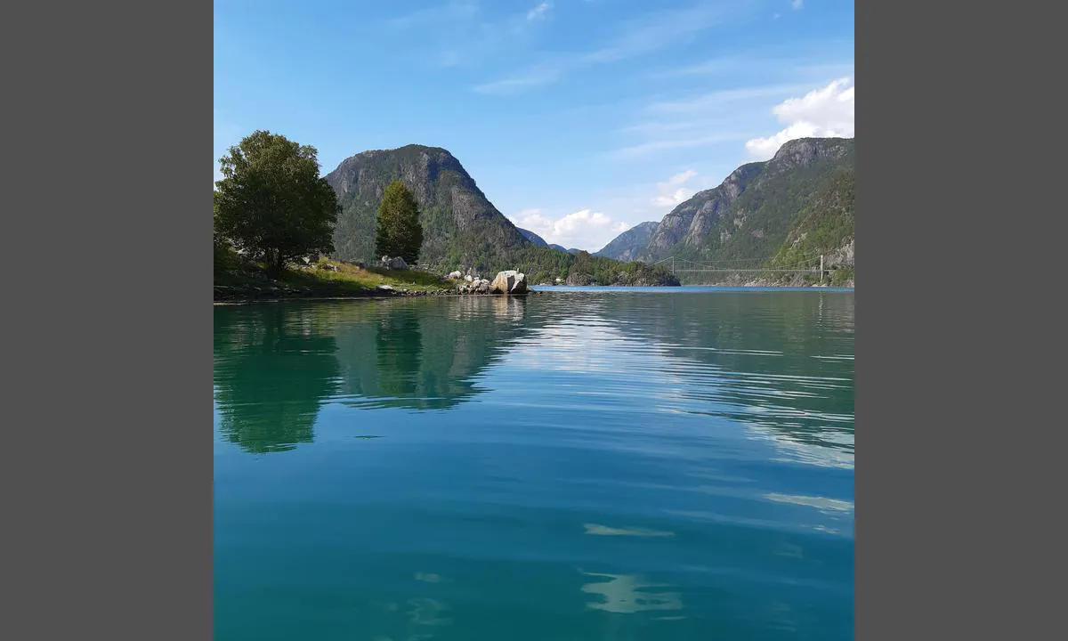 Erfjordholmen: {"base": "no", "no": "Fin plass \u00e5 ligge. Badestrand for barna og kort vei til butikken i H\u00e5landsosen der er f\u00e5r b\u00e5de mat, diesel, bensin og vann.", "se": "Fin plats att ligga. Badstrand f\u00f6r barnen och kort v\u00e4g till butiken i H\u00e5landsosen d\u00e4r man f\u00e5r b\u00e5de mat, diesel, bensin och vatten.", "en": "Nice place to dock. Beach for children and a short distance to the store in H\u00e5landsosen where you can get food, diesel, gasoline, and water.", "da": "Fint sted at ligge. Badestrand for b\u00f8rn og kort vej til butikken i H\u00e5landsosen, hvor der kan f\u00e5s b\u00e5de mad, diesel, benzin og vand."}