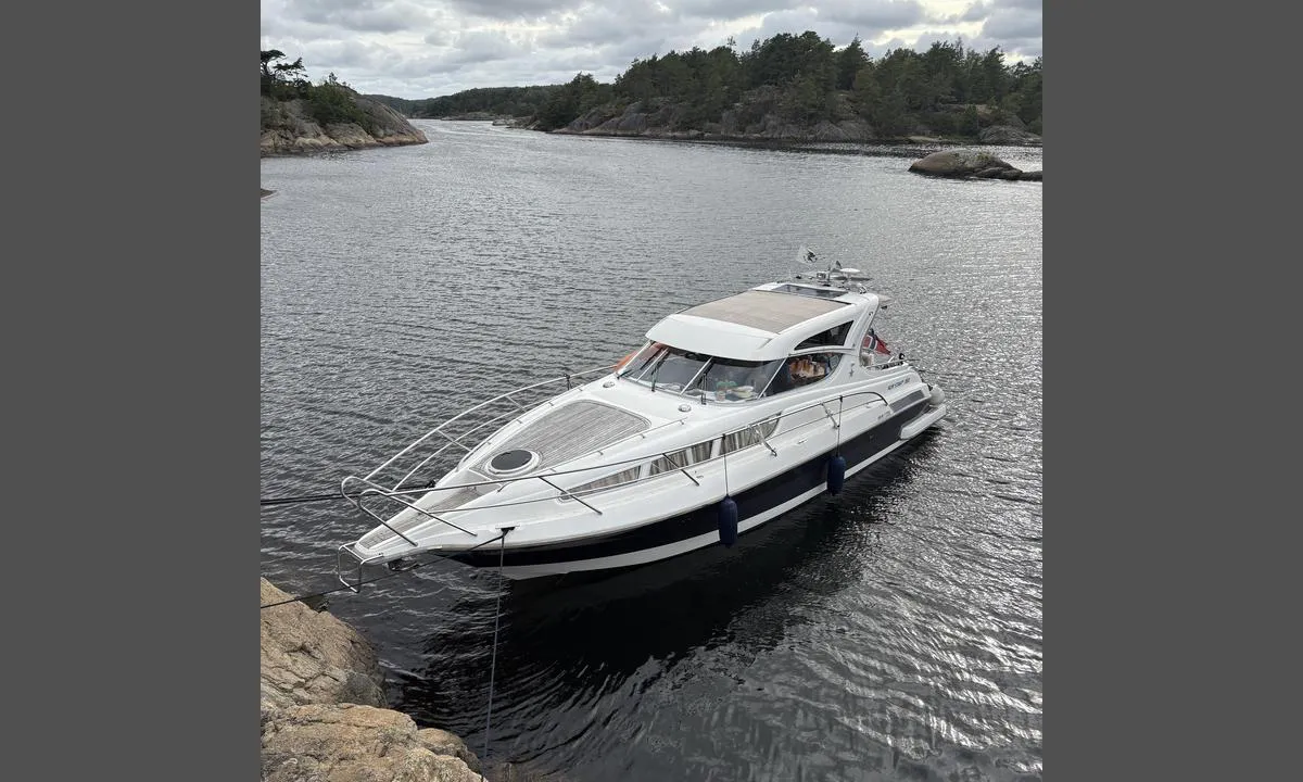 {"base": "no", "no": "Mellom Ertholmen og Jensholmen. Fort\u00f8yd med fjellkiler mot land og anker akter. Noe utsatt for s\u00f8rlig vind.", "se": "Mellan Ertholmen och Jensholmen. F\u00f6rt\u00f6jd med bergkilar mot land och ankare akterut. N\u00e5got utsatt f\u00f6r sydlig vind.", "en": "Between Ertholmen and Jensholmen. Moored with rock spikes to the land and anchor aft. Somewhat exposed to southern wind.", "da": "Mellem Ertholmen og Jensholmen. Fort\u00f8jet med fjeldkiler mod land og anker agter. Noget udsat for sydlig vind.", "fr": "Entre Ertholmen et Jensholmen. Amarr\u00e9 avec des coins de roche \u00e0 terre et une ancre \u00e0 l'arri\u00e8re. Quelque peu expos\u00e9 au vent du sud.", "de": "Zwischen Ertholmen und Jensholmen. Mit Felskeilen an Land vert\u00e4ut und Anker achtern. Etwas anf\u00e4llig f\u00fcr s\u00fcdlichen Wind.", "es": "Entre Ertholmen y Jensholmen. Amarrado con clavijas de roca a tierra y ancla en popa. Algo expuesto al viento del sur.", "it": "Tra Ertholmen e Jensholmen. Ormeggiato con cunei da roccia verso terra e un'ancora a poppa. Parzialmente esposto al vento meridionale.", "pt": "Entre Ertholmen e Jensholmen. Amarrado com cunhas de montanha em terra e \u00e2ncora na popa. Algo exposto ao vento sul.", "nl": "Tussen Ertholmen en Jensholmen. Bevestigd met bergklemmen naar land en een anker aan de achterzijde. Enigszins blootgesteld aan zuidelijke wind.", "pl": "Mi\u0119dzy Ertholmen a Jensholmen. Zacumowany do brzegu za pomoc\u0105 klin\u00f3w skalnych, z kotwic\u0105 na rufie. Lekko nara\u017cony na po\u0142udniowy wiatr.", "uk": "\u041c\u0456\u0436 \u0415\u0440\u0442\u043e\u0445\u043c\u0435\u043d\u043e\u043c \u0456 \u0404\u043d\u0441\u0445\u043e\u043b\u044c\u043c\u0435\u043d\u043e\u043c. \u0428\u0432\u0430\u0440\u0442\u043e\u0432\u0430\u043d\u043d\u0438\u0439 \u0434\u043e \u0431\u0435\u0440\u0435\u0433\u0430 \u0437 \u0434\u043e\u043f\u043e\u043c\u043e\u0433\u043e\u044e \u043a\u0430\u043c'\u044f\u043d\u0438\u0445 \u043a\u043b\u0438\u043d\u0456\u0432 \u0456 \u0437 \u044f\u043a\u043e\u0440\u0435\u043c \u043d\u0430 \u043a\u043e\u0440\u043c\u0456. \u0414\u0435\u0449\u043e \u0432\u0456\u0434\u043a\u0440\u0438\u0442\u0438\u0439 \u0434\u043b\u044f \u043f\u0456\u0432\u0434\u0435\u043d\u043d\u043e\u0433\u043e \u0432\u0456\u0442\u0440\u0443.", "ro": "\u00centre Ertholmen \u0219i Jensholmen. Legat cu pene de st\u00e2nc\u0103 la \u021b\u0103rm \u0219i ancorat \u00een spate. Expus la v\u00e2ntul din sud.", "tr": "Ertholmen ve Jensholmen aras\u0131nda. K\u0131y\u0131ya do\u011fru da\u011f kamalar\u0131 ile \u00f6n tarafa ve k\u0131\u00e7 tarafta \u00e7\u0131pa ile ba\u011fland\u0131k. G\u00fcney r\u00fczgar\u0131na kar\u015f\u0131 biraz korunaks\u0131z.", "el": "\u039c\u03b5\u03c4\u03b1\u03be\u03cd Ertholmen \u03ba\u03b1\u03b9 Jensholmen. \u0394\u03b5\u03bc\u03ad\u03bd\u03bf \u03bc\u03b5 \u03c3\u03c6\u03ae\u03bd\u03b5\u03c2 \u03b2\u03c1\u03ac\u03c7\u03c9\u03bd \u03c0\u03c1\u03bf\u03c2 \u03c4\u03b7\u03bd \u03be\u03b7\u03c1\u03ac \u03ba\u03b1\u03b9 \u03ac\u03b3\u03ba\u03c5\u03c1\u03b1 \u03c0\u03af\u03c3\u03c9. \u039a\u03ac\u03c0\u03c9\u03c2 \u03b5\u03ba\u03c4\u03b5\u03b8\u03b5\u03b9\u03bc\u03ad\u03bd\u03bf \u03c3\u03b5 \u03bd\u03cc\u03c4\u03b9\u03bf \u03ac\u03bd\u03b5\u03bc\u03bf.", "cs": "Mezi Ertholmen a Jensholmen. Upevn\u011bno sk\u00e1lov\u00fdmi kl\u00edny k zemi a kotvou vzadu. N\u011bjak vystaveno ji\u017en\u00edmu v\u011btru.", "hu": "Ertholmen \u00e9s Jensholmen k\u00f6z\u00f6tt. R\u00f6gz\u00edtve sziklakil\u00e1vokkal a part fel\u00e9 \u00e9s horgony h\u00e1tul. Kiss\u00e9 kitett d\u00e9li sz\u00e9lnek.", "fi": "Ertholmenin ja Jensholmenin v\u00e4lill\u00e4. Kiinnitetty maihin kalliorautakiiloilla ja per\u00e4ankkurilla. Jonkin verran alttiina etel\u00e4tuulelle.", "bg": "\u041c\u0435\u0436\u0434\u0443 \u0415\u0440\u0442\u043e\u0445\u043e\u043b\u043c\u0435\u043d \u0438 \u0419\u0435\u043d\u0441\u0445\u043e\u043b\u043c\u0435\u043d. \u0417\u0430\u043a\u043e\u0442\u0432\u0435\u043d\u0438 \u0441\u044a\u0441 \u0441\u043a\u0430\u043b\u043d\u0438 \u043a\u043b\u0438\u043d\u043e\u0432\u0435 \u043a\u044a\u043c \u0431\u0440\u0435\u0433\u0430 \u0438 \u043a\u043e\u0442\u0432\u0430 \u043e\u0442\u0437\u0430\u0434. \u0414\u043e \u0438\u0437\u0432\u0435\u0441\u0442\u043d\u0430 \u0441\u0442\u0435\u043f\u0435\u043d \u0438\u0437\u043b\u043e\u0436\u0435\u043d\u0438 \u043d\u0430 \u044e\u0436\u0435\u043d \u0432\u044f\u0442\u044a\u0440.", "sr": "Izme\u0111u Ertholmena i Jensholmena. Privezan sa klinovima prema kopnu i sidrom na krmi. Ne\u0161to izlo\u017een ju\u017enom vetru.", "et": "Ertholmeni ja Jensholmeni vahel. Kinnitatud maapinna k\u00fclge kaljuklambritega ja tagaosas ankruga. Veidi avatud l\u00f5unatuulele.", "lv": "Starp Ertholmen un Jensholmen. Piest\u0101tne ar klint\u012bm stiprin\u0101tiem \u0137\u012b\u013ciem pret krastu un enkuru aizmugur\u0113. Nedaudz pak\u013cauts dienvidu v\u0113jam.", "lt": "Tarp Ertholmen ir Jensholmen. Priri\u0161tas su uolos smaigaliais prie kranto ir inkaro gale. \u0160iek tiek pa\u017eeid\u017eiamas pietiniam v\u0117jui."}