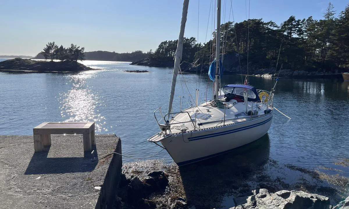 Ervikane: {"base": "en", "no": "Merk til land med akteranker. V\u00e6r forsiktig med tidevannet hvis du planlegger et overnattingsopphold.", "se": "Notera att ligga med akterankare mot land. Var f\u00f6rsiktig med tidvattnet om du planerar en \u00f6vernattning.", "en": "Note to shore with stern anchor.\r\nBe careful of tides if plan an overnight stay.", "da": "Bem\u00e6rk til kaj med agteranker.<br>V\u00e6r opm\u00e6rksom p\u00e5 tidevandet, hvis du planl\u00e6gger en overnatning.", "fr": "Accostez l'arri\u00e8re avec une ancre de poupe.<br> Faites attention aux mar\u00e9es si vous pr\u00e9voyez de rester la nuit.", "de": "Mit Heckanker zum Ufer. Achtung auf die Gezeiten bei einer geplanten \u00dcbernachtung.", "es": "Nota a tierra con ancla de popa. <br> Tenga cuidado con las mareas si planea una estad\u00eda nocturna.", "it": "Nota a riva con ancora di poppa. Prestare attenzione alle maree se si prevede un soggiorno notturno.", "pt": "Atracar \u00e0 costa com \u00e2ncora de popa.<br>Tenha cuidado com as mar\u00e9s se planejar uma estadia noturna.", "nl": "Let op het aanleggen aan de wal met het achterschipanker. Wees voorzichtig met getijden als je van plan bent om te overnachten.", "pl": "Uwaga przy cumowaniu rufowym kotwic\u0105 na brzegu. Uwa\u017caj na p\u0142ywy, je\u015bli planujesz nocleg.", "uk": "\u041f\u0440\u0438\u043c\u0456\u0442\u043a\u0430 \u0434\u043b\u044f \u0448\u0432\u0430\u0440\u0442\u0443\u0432\u0430\u043d\u043d\u044f \u043a\u043e\u0440\u043c\u043e\u0432\u0438\u043c \u044f\u043a\u0456\u0440\u043c. \u0411\u0443\u0434\u044c\u0442\u0435 \u043e\u0431\u0435\u0440\u0435\u0436\u043d\u0456 \u0437 \u043f\u0440\u0438\u043b\u0438\u0432\u0430\u043c\u0438, \u044f\u043a\u0449\u043e \u043f\u043b\u0430\u043d\u0443\u0454\u0442\u0435 \u043d\u0456\u0447\u043b\u0456\u0433.", "ro": "Nota\u021bi la \u021b\u0103rm cu ancora de pupa. Fi\u021bi aten\u021bi la maree dac\u0103 planifica\u021bi o \u0219edere peste noapte.", "tr": "K\u0131\u00e7 demiri ile karaya not edin. Gece boyunca kalmay\u0131 planl\u0131yorsan\u0131z gelgitlere dikkat edin.", "el": "\u03a3\u03b7\u03bc\u03b5\u03af\u03c9\u03c3\u03b7 \u03c0\u03c1\u03bf\u03c2 \u03c4\u03b7\u03bd \u03b1\u03ba\u03c4\u03ae \u03bc\u03b5 \u03c0\u03c1\u03cd\u03bc\u03bd\u03b7 \u03ac\u03b3\u03ba\u03c5\u03c1\u03b1. \u039d\u03b1 \u03b5\u03af\u03c3\u03c4\u03b5 \u03c0\u03c1\u03bf\u03c3\u03b5\u03ba\u03c4\u03b9\u03ba\u03bf\u03af \u03bc\u03b5 \u03c4\u03b9\u03c2 \u03c0\u03b1\u03bb\u03af\u03c1\u03c1\u03bf\u03b9\u03b5\u03c2, \u03b5\u03ac\u03bd \u03c3\u03c7\u03b5\u03b4\u03b9\u03ac\u03b6\u03b5\u03c4\u03b5 \u03b4\u03b9\u03b1\u03bd\u03c5\u03ba\u03c4\u03ad\u03c1\u03b5\u03c5\u03c3\u03b7.", "cs": "Pozn\u00e1mka k p\u0159ist\u00e1n\u00ed z\u00e1\u010fov\u00fdm kotvou.<br>Bu\u010fte opatrn\u00ed na p\u0159\u00edlivy, pokud pl\u00e1nujete p\u0159enocov\u00e1n\u00ed.", "hu": "Jegyezze meg a partot a h\u00e1ts\u00f3 horgonnyal. <br> Legyen \u00f3vatos az \u00e1rap\u00e1lyjal, ha \u00e9jszakai tart\u00f3zkod\u00e1st tervez.", "fi": "Kiinnity per\u00e4ankkurilla rannalle.<br>Ole varovainen vuorovesien suhteen, jos suunnittelet y\u00f6pymist\u00e4.", "bg": "\u0417\u0430\u0431\u0435\u043b\u0435\u0436\u043a\u0430 \u0437\u0430 \u043f\u0440\u0438\u0441\u0442\u0430\u0432\u0430\u043d\u0435 \u0441 \u043a\u043e\u0442\u0432\u0430 \u043d\u0430 \u043a\u044a\u0440\u043c\u0430\u0442\u0430.<br>\u0411\u044a\u0434\u0435\u0442\u0435 \u0432\u043d\u0438\u043c\u0430\u0442\u0435\u043b\u043d\u0438 \u0441 \u043f\u0440\u0438\u043b\u0438\u0432\u0438 \u0438 \u043e\u0442\u043b\u0438\u0432\u0438, \u0430\u043a\u043e \u043f\u043b\u0430\u043d\u0438\u0440\u0430\u0442\u0435 \u043d\u043e\u0449\u0443\u0432\u043a\u0430.", "sr": "Napomena za pristajanje uz obalu s krmenim sidrom. Budite oprezni s plimama i osekama ako planirate preno\u0107iti.", "et": "M\u00e4rkus kalda poole ahtrisse kinnitatud ankru kohta. Ole ettevaatlik t\u00f5usude ja m\u00f5\u00f5nadega, kui plaanid \u00f6\u00f6bimist.", "lv": "Piestiprin\u0101t pie krasta ar paka\u013cgala enkuru. <br>B\u016bt uzman\u012bgiem ar paisumiem un b\u0113gumiem, ja pl\u0101nojat uztur\u0113ties pa nakti.", "lt": "Pastaba: pri\u0161vartuokite prie kranto naudodami laivagalio inkara. B\u016bkite atsarg\u016bs d\u0117l potvyni\u0173, jei planuojate nakvyn\u0119."}