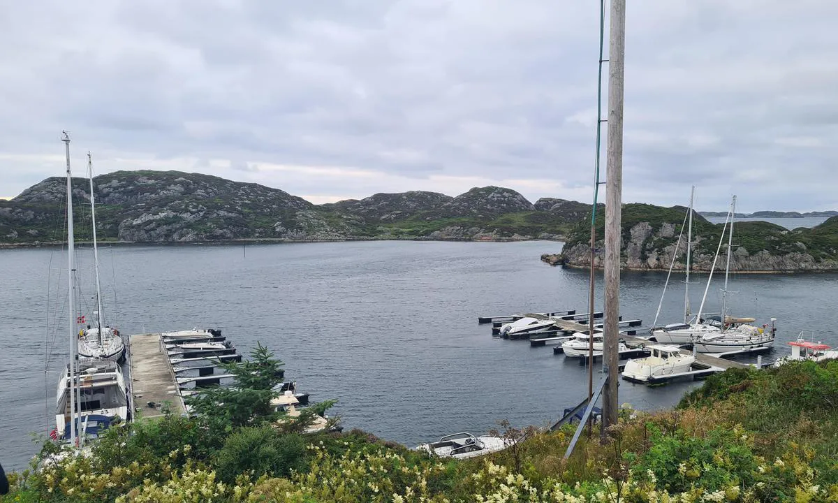 Espevær småbåthavn: {"base": "no", "no": "Plass til 3 store b\u00e5ter langs bryggen i s\u00f8r, gjesteplasser i b\u00e5s nord for nordre bryggen. Starter med plass nr 19. God dybde, noe utsatt for nordlige vinder.", "se": "Plats f\u00f6r 3 stora b\u00e5tar l\u00e4ngs bryggan i s\u00f6der, g\u00e4stplatser i b\u00e5s norr om norra bryggan. B\u00f6rjar med plats nr 19. Bra djup, n\u00e5got utsatt f\u00f6r nordliga vindar.", "en": "Space for 3 large boats along the southern pier, guest spots in berths north of the northern pier. Starts with spot number 19. Good depth, somewhat exposed to northern winds.", "da": "Plads til 3 store b\u00e5de langs kajen i syd, g\u00e6stepladser i b\u00e5se nord for den nordlige kaj. Starter med plads nr 19. God dybde, noget udsat for nordlige vinde.", "fr": "Place pour 3 grands bateaux le long du quai au sud, places pour les invit\u00e9s dans les emplacements au nord du quai nord. Commence avec la place num\u00e9ro 19. Bonne profondeur, quelque peu expos\u00e9 aux vents du nord.", "de": "Platz f\u00fcr 3 gro\u00dfe Boote entlang des Stegs im S\u00fcden, Gastpl\u00e4tze in Boxen n\u00f6rdlich des n\u00f6rdlichen Stegs. Beginnend mit Platz Nr. 19. Gute Tiefe, etwas anf\u00e4llig f\u00fcr n\u00f6rdliche Winde.", "es": "<p>Espacio para 3 barcos grandes a lo largo del muelle al sur, lugares para visitantes en posici\u00f3n al norte del muelle norte. Comienza con el lugar n\u00famero 19. Buena profundidad, algo expuesto a vientos del norte.</p>", "it": "Posti per 3 grandi barche lungo il molo a sud, posti per ospiti in banchina a nord del molo nord. Si inizia con il posto n. 19. Buona profondit\u00e0, un po' esposto ai venti settentrionali.", "pt": "Lugar para 3 barcos grandes ao longo do cais ao sul, lugares para visitantes em vagas ao norte do cais norte. Come\u00e7a com o lugar n\u00famero 19. Boa profundidade, algo exposto aos ventos do norte.", "nl": "Plaats voor 3 grote boten langs de pier in het zuiden, gastenplaatsen in de box noordelijk van de noordelijke pier. Begint met plaats nummer 19. Goede diepte, enigszins blootgesteld aan noordelijke winden.", "pl": "Miejsca dla 3 du\u017cych \u0142odzi wzd\u0142u\u017c nabrze\u017ca na po\u0142udniu, miejsca go\u015bcinne na p\u00f3\u0142noc od p\u00f3\u0142nocnego nabrze\u017ca. Zaczyna si\u0119 od miejsca nr 19. Dobra g\u0142\u0119boko\u015b\u0107, nieco nara\u017cone na p\u00f3\u0142nocne wiatry.", "uk": "\u041c\u0456\u0441\u0446\u0435 \u0434\u043b\u044f 3 \u0432\u0435\u043b\u0438\u043a\u0438\u0445 \u0447\u043e\u0432\u043d\u0456\u0432 \u0443\u0437\u0434\u043e\u0432\u0436 \u043f\u0440\u0438\u0447\u0430\u043b\u0443 \u043d\u0430 \u043f\u0456\u0432\u0434\u043d\u0456, \u0433\u043e\u0441\u0442\u044c\u043e\u0432\u0456 \u043c\u0456\u0441\u0446\u044f \u0432 \u0434\u043e\u043a\u0430\u0445 \u043d\u0430 \u043f\u0456\u0432\u043d\u0456\u0447 \u0432\u0456\u0434 \u043f\u0456\u0432\u043d\u0456\u0447\u043d\u043e\u0433\u043e \u043f\u0440\u0438\u0447\u0430\u043b\u0443. \u041f\u043e\u0447\u0430\u0442\u043e\u043a \u0437 \u043c\u0456\u0441\u0446\u044f \u2116 19. \u0413\u0430\u0440\u043d\u0430 \u0433\u043b\u0438\u0431\u0438\u043d\u0430, \u0434\u0435\u0449\u043e \u043f\u0456\u0434\u0434\u0430\u0454\u0442\u044c\u0441\u044f \u0432\u043f\u043b\u0438\u0432\u0443 \u043f\u0456\u0432\u043d\u0456\u0447\u043d\u0438\u0445 \u0432\u0456\u0442\u0440\u0456\u0432.", "ro": "Loc pentru 3 b\u0103rci mari de-a lungul debarcaderului din sud, locuri de oaspe\u021bi \u00een b\u0103rci la nord de debarcaderul nordic. \u00cencepe cu locul nr. 19. Ad\u00e2ncime bun\u0103, oarecum expus la v\u00e2nturile din nord.", "tr": "G\u00fcneydeki iskele boyunca 3 b\u00fcy\u00fck tekne i\u00e7in yer, kuzeydeki iskelelerin kuzeyinde misafir yerleri var. 19 numaral\u0131 yerle ba\u015fl\u0131yor. \u0130yi derinlik, kuzey r\u00fczgarlar\u0131na kar\u015f\u0131 biraz savunmas\u0131z.", "el": "\u03a7\u03ce\u03c1\u03bf\u03c2 \u03b3\u03b9\u03b1 3 \u03bc\u03b5\u03b3\u03ac\u03bb\u03b1 \u03c3\u03ba\u03ac\u03c6\u03b7 \u03ba\u03b1\u03c4\u03ac \u03bc\u03ae\u03ba\u03bf\u03c2 \u03c4\u03b7\u03c2 \u03b1\u03c0\u03bf\u03b2\u03ac\u03b8\u03c1\u03b1\u03c2 \u03c3\u03c4\u03b1 \u03bd\u03cc\u03c4\u03b9\u03b1, \u03b8\u03ad\u03c3\u03b5\u03b9\u03c2 \u03b5\u03c0\u03b9\u03c3\u03ba\u03b5\u03c0\u03c4\u03ce\u03bd \u03c3\u03b5 \u03ba\u03c1\u03b7\u03c0\u03af\u03b4\u03c9\u03bc\u03b1 \u03b2\u03cc\u03c1\u03b5\u03b9\u03b1 \u03c4\u03b7\u03c2 \u03b2\u03cc\u03c1\u03b5\u03b9\u03b1\u03c2 \u03b1\u03c0\u03bf\u03b2\u03ac\u03b8\u03c1\u03b1\u03c2. \u039e\u03b5\u03ba\u03b9\u03bd\u03ac\u03b5\u03b9 \u03bc\u03b5 \u03c4\u03b7 \u03b8\u03ad\u03c3\u03b7 \u03b1\u03c1\u03b9\u03b8. 19. \u039a\u03b1\u03bb\u03ae \u03b2\u03ac\u03b8\u03bf\u03c2, \u03ba\u03ac\u03c0\u03c9\u03c2 \u03b5\u03ba\u03c4\u03b5\u03b8\u03b5\u03b9\u03bc\u03ad\u03bd\u03b7 \u03c3\u03c4\u03bf\u03c5\u03c2 \u03b2\u03cc\u03c1\u03b5\u03b9\u03bf\u03c5\u03c2 \u03b1\u03bd\u03ad\u03bc\u03bf\u03c5\u03c2.", "cs": "M\u00edsto pro 3 velk\u00e9 lod\u011b pod\u00e9l mola na jihu, kotvi\u0161t\u011b pro hosty ve st\u00e1n\u00ed na sever od severn\u00edho mola. Za\u010d\u00edn\u00e1 m\u00edstem \u010d. 19. Dobr\u00e1 hloubka, pon\u011bkud vystaven\u00e9 severn\u00edm v\u011btr\u016fm.", "hu": "H\u00e1rom nagy haj\u00f3 sz\u00e1m\u00e1ra van hely a d\u00e9li m\u00f3l\u00f3n, vend\u00e9ghelyek az \u00e9szaki m\u00f3l\u00f3 \u00e9szaki r\u00e9sz\u00e9n\u00e9l. A helyek a 19. sz\u00e1mmal kezd\u0151dnek. J\u00f3 m\u00e9lys\u00e9g, kiss\u00e9 kitett az \u00e9szaki szeleknek.", "fi": "Tilaa 3 suurelle veneelle etel\u00e4laiturin varrella, vieraspaikkoja pohjoispuolella pohjoislaiturista. Alkaa paikasta nro 19. Hyv\u00e4 syvyys, altis pohjoistuulille.", "bg": "\u041c\u044f\u0441\u0442\u043e \u0437\u0430 3 \u0433\u043e\u043b\u0435\u043c\u0438 \u043b\u043e\u0434\u043a\u0438 \u043f\u043e \u043a\u0435\u044f \u043d\u0430 \u044e\u0433, \u043c\u0435\u0441\u0442\u0430 \u0437\u0430 \u0433\u043e\u0441\u0442\u0438 \u0432 \u043e\u0442\u0441\u0435\u0446\u0438 \u0441\u0435\u0432\u0435\u0440\u043d\u043e \u043e\u0442 \u0441\u0435\u0432\u0435\u0440\u043d\u0438\u044f \u043a\u0435\u0439. \u0417\u0430\u043f\u043e\u0447\u0432\u0430 \u0441 \u043c\u044f\u0441\u0442\u043e \u2116 19. \u0414\u043e\u0431\u0440\u0430 \u0434\u044a\u043b\u0431\u043e\u0447\u0438\u043d\u0430, \u0438\u0437\u043b\u0430\u0433\u0430\u043d\u0435 \u043d\u0430 \u0441\u0435\u0432\u0435\u0440\u043d\u0438 \u0432\u0435\u0442\u0440\u043e\u0432\u0435.", "sr": "\u041c\u0435\u0441\u0442\u043e \u0437\u0430 3 \u0432\u0435\u043b\u0438\u043a\u0430 \u0431\u0440\u043e\u0434\u0430 \u0434\u0443\u0436 \u0458\u0443\u0436\u043d\u043e\u0433 \u043f\u0440\u0438\u0441\u0442\u0430\u043d\u0438\u0448\u0442\u0430, \u0433\u043e\u0441\u0442\u0443\u0458\u0443\u045b\u0430 \u043c\u0435\u0441\u0442\u0430 \u043d\u0430 \u043c\u0435\u0441\u0442\u0443 \u0441\u0435\u0432\u0435\u0440\u043d\u043e \u043e\u0434 \u0441\u0435\u0432\u0435\u0440\u043d\u043e\u0433 \u043f\u0440\u0438\u0441\u0442\u0430\u043d\u0438\u0448\u0442\u0430. \u041f\u043e\u0447\u0438\u045a\u0435 \u0441\u0430 \u043c\u0435\u0441\u0442\u043e\u043c \u0431\u0440\u043e\u0458 19. \u0414\u043e\u0431\u0440\u0430 \u0434\u0443\u0431\u0438\u043d\u0430, \u043d\u0435\u0448\u0442\u043e \u0438\u0437\u043b\u043e\u0436\u0435\u043d\u043e \u0441\u0435\u0432\u0435\u0440\u043d\u0438\u043c \u0432\u0435\u0442\u0440\u043e\u0432\u0438\u043c\u0430.", "et": "Kohti l\u00f5unasse kai \u00e4\u00e4rde mahub 3 suurt laeva, k\u00fclalisplatsid p\u00f5hjapoolsest kai p\u00f5hjapoolsetel kohtadel. Alustab kohaga nr 19. Hea s\u00fcgavus, m\u00f5nev\u00f5rra avatud p\u00f5hjakaarte tuultele.", "lv": "Vieta 3 liel\u0101m laiv\u0101m gar dienvidu molu, viesu vietas zieme\u013cos no zieme\u013cu mola. S\u0101kas ar vietu Nr.19. Liels dzi\u013cums, nedaudz pak\u013cauts zieme\u013cu v\u0113jiem.", "lt": "Vieta trims dideliems laivams palei pietin\u012f prieplauk\u0105, sve\u010di\u0173 vietos \u012f \u0161iaur\u0119 nuo \u0161iaurinio prieplaukos. Prasideda nuo vietos nr. 19. Geras gylis, \u0161iek tiek pa\u017eeid\u017eiamas \u0161iauriniams v\u0117jams."}