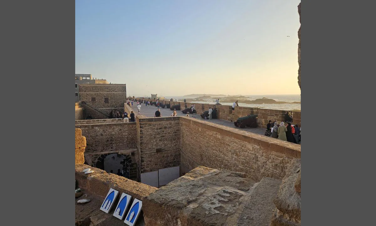 Essaouira Port: {"base": "no", "no": "Murene rundt gamle byen", "se": "Murarna runt gamla staden", "en": "The walls around the old town", "da": "Murene rundt gamle byen", "fr": "Les murs autour de la vieille ville", "de": "Die Mauern rund um die alte Stadt", "es": "Las murallas alrededor del casco antiguo", "it": "Le mura intorno alla citt\u00e0 vecchia", "pt": "Os muros ao redor da cidade velha", "nl": "De muren rond de oude stad", "pl": "Mury wok\u00f3\u0142 starego miasta", "uk": "\u0412\u0430\u043b\u0438 \u043d\u0430\u0432\u043a\u043e\u043b\u043e \u0441\u0442\u0430\u0440\u043e\u0433\u043e \u043c\u0456\u0441\u0442\u0430", "ro": "Zidurile \u00een jurul vechiului ora\u0219", "tr": "Eski \u015fehir etraf\u0131ndaki kayal\u0131klar", "el": "\u03a4\u03b1 \u03c4\u03b5\u03af\u03c7\u03b7 \u03b3\u03cd\u03c1\u03c9 \u03b1\u03c0\u03cc \u03c4\u03b7\u03bd \u03c0\u03b1\u03bb\u03b9\u03ac \u03c0\u03cc\u03bb\u03b7", "cs": "Hradby kolem star\u00e9ho m\u011bsta", "hu": "Az \u00f3v\u00e1ros k\u00f6r\u00fcli m\u00f3l\u00f3k", "fi": "Mureiden ymp\u00e4ri vanha kaupunki", "bg": "\u0421\u0442\u0435\u043d\u0438\u0442\u0435 \u043e\u043a\u043e\u043b\u043e \u0441\u0442\u0430\u0440\u0438\u044f \u0433\u0440\u0430\u0434", "sr": "\u0417\u0438\u0434\u0438\u043d\u0435 \u043e\u043a\u043e \u0441\u0442\u0430\u0440\u043e\u0433 \u0433\u0440\u0430\u0434\u0430", "et": "Lagunen \u00fcmber vanalinna", "lv": "\u013boti vecpils\u0113tas apk\u0101rtn\u0113, iebraucot no zieme\u013ciem", "lt": "Senamies\u010dio \u017eiotys"}
