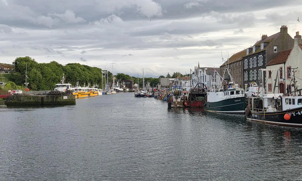 Eyemouth Harbour: {"base": "no", "no": "P\u00e5 vei til indre havn, med gjestehavn til babord.", "se": "P\u00e5 v\u00e4g till inre hamnen, med g\u00e4sthamn till babord.", "en": "On the way to the inner harbor, with the guest harbor to port.", "da": "P\u00e5 vej til den indre havn, med g\u00e6stehavn til bagbord.", "fr": "En route vers le port int\u00e9rieur, avec le port de plaisance \u00e0 b\u00e2bord.", "de": "Auf dem Weg zum inneren Hafen, mit dem G\u00e4stehafen an Backbord.", "es": "En ruta hacia el puerto interior, con el puerto para visitantes a babor.", "it": "Sulla rotta verso il porto interno, con il porto degli ospiti a sinistra.", "pt": "A caminho do porto interno, com o porto de convidados a bombordo.", "nl": "Onderweg naar de binnenhaven, met de jachthaven aan bakboord.", "pl": "W drodze do wewn\u0119trznego portu, z portem go\u015bcinnym po lewej burcie.", "uk": "\u041d\u0430 \u0448\u043b\u044f\u0445\u0443 \u0434\u043e \u0432\u043d\u0443\u0442\u0440\u0456\u0448\u043d\u044c\u043e\u0457 \u0433\u0430\u0432\u0430\u043d\u0456, \u0437 \u0433\u043e\u0441\u0442\u044c\u043e\u0432\u043e\u044e \u0433\u0430\u0432\u0430\u043d\u043d\u044e \u043b\u0456\u0432\u043e\u0440\u0443\u0447.", "ro": "\u00cen drum spre portul interior, cu portul pentru oaspe\u021bi la babord.", "tr": "\u0130\u00e7 limana giderken, misafir liman\u0131 iskelede.", "el": "\u039a\u03b1\u03b8' \u03bf\u03b4\u03cc\u03bd \u03c0\u03c1\u03bf\u03c2 \u03c4\u03bf \u03b5\u03c3\u03c9\u03c4\u03b5\u03c1\u03b9\u03ba\u03cc \u03bb\u03b9\u03bc\u03ac\u03bd\u03b9, \u03bc\u03b5 \u03c4\u03bf\u03bd \u03bb\u03b9\u03bc\u03ad\u03bd\u03b1 \u03c6\u03b9\u03bb\u03bf\u03be\u03b5\u03bd\u03af\u03b1\u03c2 \u03c3\u03c4\u03b1 \u03b1\u03c1\u03b9\u03c3\u03c4\u03b5\u03c1\u03ac.", "cs": "Na cest\u011b do vnit\u0159n\u00edho p\u0159\u00edstavu, s p\u0159\u00edstavem pro hosty na levoboku.", "hu": "\u00daton a bels\u0151 kik\u00f6t\u0151 fel\u00e9, a vend\u00e9gkik\u00f6t\u0151 bakoldalon.", "fi": "Matkalla sis\u00e4satamaan, vierassatama paapuurin puolella.", "bg": "\u041f\u043e \u043f\u044a\u0442\u044f \u043a\u044a\u043c \u0432\u044a\u0442\u0440\u0435\u0448\u043d\u043e\u0442\u043e \u043f\u0440\u0438\u0441\u0442\u0430\u043d\u0438\u0449\u0435, \u0441 \u0433\u043e\u0441\u0442\u0443\u0432\u0430\u0449\u043e \u043f\u0440\u0438\u0441\u0442\u0430\u043d\u0438\u0449\u0435 \u043d\u0430 \u043b\u044f\u0432 \u0431\u043e\u0440\u0434.", "sr": "\u041d\u0430 \u043f\u0443\u0442\u0443 \u043a\u0430 \u0443\u043d\u0443\u0442\u0440\u0430\u0448\u045a\u043e\u0458 \u043b\u0443\u0446\u0438, \u0441\u0430 \u0433\u043e\u0441\u0442\u0438\u043d\u0441\u043a\u043e\u043c \u043b\u0443\u043a\u043e\u043c \u0441\u0430 \u043b\u0435\u0432\u0435 \u0441\u0442\u0440\u0430\u043d\u0435.", "et": "Teel sisemisse sadamasse, k\u00fclalissadam j\u00e4\u00e4b paaborti.", "lv": "Pa ce\u013cu uz iek\u0161\u0113jo ostu, ar viesu piest\u0101tni kreisaj\u0101 burt\u0101.", "lt": "Pakeliui \u012f vidin\u0119 uost\u0105, su sve\u010di\u0173 prieplauka kair\u0117je borte."}