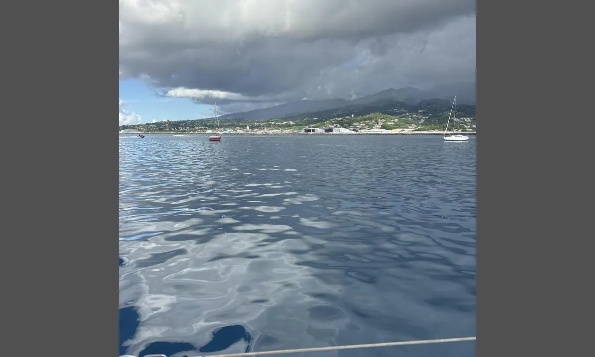 Faaa: {"base": "no", "no": "Fra anker plass mot land og flyplassen", "se": "Fr\u00e5n ankarplatsen mot land och flygplatsen", "en": "From the anchorage towards land and the airport", "da": "Fra ankerpladsen mod land og lufthavnen", "fr": "Depuis la zone de mouillage vers la terre et l'a\u00e9roport", "de": "Von dem Ankerplatz Richtung Land und dem Flughafen", "es": "Desde el lugar de anclaje hacia la costa y el aeropuerto", "it": "Dalla zona di ancoraggio verso terra e l'aeroporto", "pt": "Do ponto de ancoragem em dire\u00e7\u00e3o \u00e0 terra e ao aeroporto", "nl": "Van de ankerplaats naar het land en de luchthaven", "pl": "Od miejsca kotwiczenia w kierunku l\u0105du i lotniska", "uk": "\u0412\u0456\u0434 \u044f\u043a\u043e\u0440\u043d\u043e\u0457 \u0441\u0442\u043e\u044f\u043d\u043a\u0438 \u0434\u043e \u0431\u0435\u0440\u0435\u0433\u0430 \u0456 \u0430\u0435\u0440\u043e\u043f\u043e\u0440\u0442\u0443", "ro": "De la locul de ancorare c\u0103tre \u021b\u0103rm \u0219i aeroport", "tr": "Demirleme yerinden karaya ve havaalan\u0131na", "el": "\u0391\u03c0\u03cc \u03c4\u03b7 \u03b8\u03ad\u03c3\u03b7 \u03b1\u03b3\u03ba\u03c5\u03c1\u03bf\u03b2\u03cc\u03bb\u03b7\u03c3\u03b7\u03c2 \u03c0\u03c1\u03bf\u03c2 \u03c4\u03b7\u03bd \u03be\u03b7\u03c1\u03ac \u03ba\u03b1\u03b9 \u03c4\u03bf \u03b1\u03b5\u03c1\u03bf\u03b4\u03c1\u03cc\u03bc\u03b9\u03bf", "cs": "Z kotvi\u0161t\u011b sm\u011brem k pevnin\u011b a leti\u0161ti", "hu": "A horgonyz\u00f3helyt\u0151l a sz\u00e1razf\u00f6ldre \u00e9s a rep\u00fcl\u0151t\u00e9r fel\u00e9", "fi": "Ankkuripaikalta maata kohti ja lentokent\u00e4lle", "bg": "\u041e\u0442 \u043a\u043e\u0442\u0432\u0435\u043d\u043e\u0442\u043e \u043c\u044f\u0441\u0442\u043e \u043a\u044a\u043c \u0441\u0443\u0448\u0430\u0442\u0430 \u0438 \u043b\u0435\u0442\u0438\u0449\u0435\u0442\u043e", "sr": "Od sidri\u0161ta prema kopnu i aerodromu", "et": "Ankrupaigast maa poole ja lennujaamani", "lv": "No enkura vietas pret zemi un lidostu", "lt": "Nuo inkaravimo vietos link kranto ir oro uosto"}